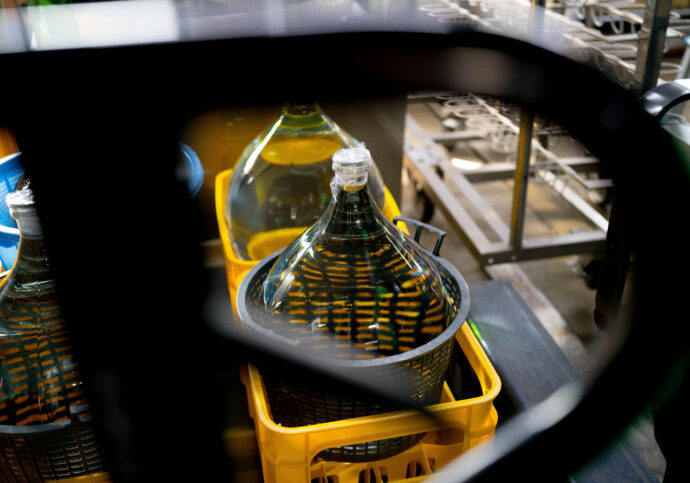 早川酒造 はやかわしゅぞう ハヤカワシュゾウ HAYAKAWASHUZO 三重県三重郡菰野町大字小島468
(株)富屋酒店 かぶしきがいしゃ とみやさけてん カブシキガイシャ トミヤサケテン TOMIYA SAKETEN 愛知県名古屋市瑞穂区上坂町1-41-2 地酒屋 豊盃 HOUHAI ほうはい ホーハイ 三浦酒造 MIURASHUZO日高見 ひたかみ ヒタカミ HITAKAMI 平孝酒造 HIRAKOSHUZO 天の戸 アマノト あまのと AMANOTO 浅舞酒造ASAMAISHUZO 飛露喜 HIROKISHUZOHONTEN 廣木酒造本店 HIROK 大那 DAINA ダイナ だいな 菊の里酒造 KIKUNOSATOSHUZO 旭興 KYOKUKO きょくこう キョクコウ 渡邉酒造 WATANABESHUZO 仙禽 SENKIN せんきん センキン(株)せんきん SENKIN鶴齢 カクレイ かくれい KAKUREI 青木酒造 AOKISHUZO謙信 ケンシン けんしん KENSHIN池田屋酒造 IKEDAYASHUZO 白岳仙 HAKUGAKUSEN ハクガクセン はくがくせん 安本酒造 YASUMOTOSHUZO 群馬泉 グンマイズミ ぐんまいずみ 島岡酒造 SHIMAOKASHUZO 喜久醉 きくよい キクヨイKIKUYOI 青島酒造 AOSHIMASHUZO 長珍 ちょうちん チョウチン長珍酒造CHOCHINSHUZO みねたからみりん 峯寳 味醂 一子相伝 ミネタカラ いっしそうでん イッシソウデン 小笠原味醂 OGASAWARA MIRIN
瀧自慢 たきじまん タキジマン 瀧自慢酒造 TAKIZIMANSHUZO 田光 TABIKA 早川酒造 HAYAKAWASHUZO 作 ZAKU ざく ザク 清水清三郎商店 SHIMIZUSEIZABUROSHOTEN 篠峯 櫛羅 しのみね シノミネ くじら クジラ 千代酒造 CHIYOSHUZO 雑賀 さいか サイカ 九重雑賀 KOKONOESAIKA 紀土 鶴梅 無量山 きっど キッド KID ツルウメ つるうめ TURUUME ムリョウザン むりょうざん MURYOZAN 平和酒造 HEIWASHUZO 蒼空 そうくう ソウクウ SÔKÛ 藤岡酒造 HUJIOKASHUZO 宝剣 HOUKEN 宝剣酒造 ほうけんしゅぞう ホウケンシュゾウ HOKENSHUZO 清酒竹鶴 小笹屋竹鶴 せいしゅたけつる セイシュタケツル おささやたけつる オササヤタケツル 竹鶴酒造 TAKETURUSHUZO
石鎚 いしづち イシヅチ 石鎚酒造 ISHIDUCHISHUZO 土佐しらぎく とさしらぎく トサシラギク 仙頭酒造場 せんとうしゅぞうじょう SENDOSHUZOZYO
ブルゴーニュワイン BOURGOGNE ボルドーワイン BORDEAUXカリフォルニアワイン CALIFORNIA シャンパーニュ SHAMPAGNEアルザスワイン ALSACE ドイツワイン WEIN GERMAN WINE 専門店 ライカM11 ズミルックス50 レンズ 代表 上田豊二 きき酒師 焼酎アドバイザー シャンパーニュシュヴァリエ 堀田駅より徒歩10分 熱田神宮駅より徒歩10分
市バス 牛巻より徒歩3分 地下鉄堀田駅より徒歩15分 名古屋高速堀田出口より車で2分 牛巻交差点より徒歩5分 レトロ街並み 瓦屋根 裏道 大通りより二本入る CLASSIC CARクラッシックカー CLASSIC BIKE クラッシックバイク INTERIA インテリア FASHION ファッション MUSIC 音楽 LOVE SAKE SHOP 酒屋
センス クリエイト おたく MANIAマニア MOVIE 映画 CINEMA シネマ 2024年春オープン予定 いいねタウン瑞穂 iiNE マルシェ内 グランクレア瑞穂 いいねタウン瑞穂 愛知県名古屋市瑞穂区宝田町四丁目2番、3番2 春敲町三丁目23番1(地番) 魚太郎 UOTARO MIZUHO うおたろう ウオタロウ なごやみずほてん ナゴヤミズホテン 名古屋瑞穂店 車で1分 徒歩5分 丸明 瑞穂店 MARUAKI MIZUHO マルアキ ミズホテン まるあき みずほてん 徒歩10分 車3分 焼肉 美奈登 ヤキニクミナト やきにくみなと YAKINIKU MINATO 車で2分 徒歩10分 どての品川 DOTENO SHINAGAWA ドテノシナガワ どてのしながわ 車で30秒 徒歩1分昇福亭 SHOHUKUTEI しょうふくてい ショウフクテイ 街中華 マニア 大盛り 個性派 車で5分 徒歩15分 名店 近くにたくさんあり 堀田バンザイ 牛巻バンザイ 名古屋のへそ