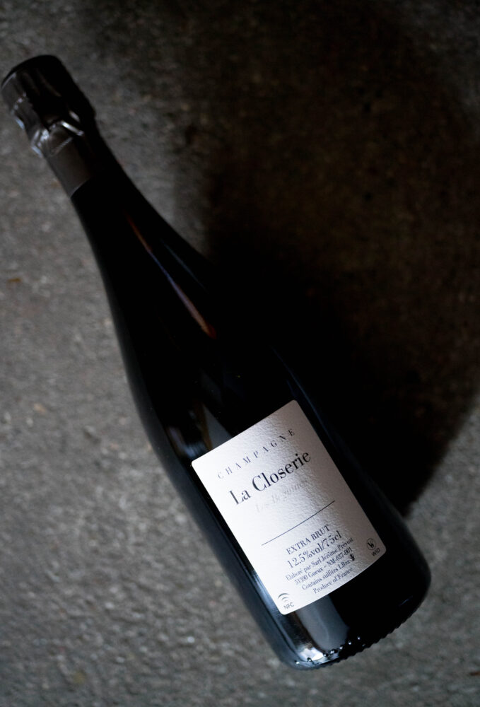 ジェローム・プレヴォーについて
アンセロム・セロスに従事した後、1998年に自社瓶詰めを開始。畑は3haのピノムニエの一枚畑を管理している。ランス近郊、グー村の畑は大古は海岸で、潮に満ち引きによる石灰岩、珪藻土、砂質、つまり海と山の土が複雑に層を成し、数メートルおきに地質が変わる。表土から約80m下には貝類の化石層も現れる。この地では、他のエリアよりブドウは早く成熟し、収獲をギリギリまで遅らせて、よりミネラル分豊富なブドウを得ることが造り手の信条。ピュアで繊細な味わいと、男性的な骨格とボディを併せ持つシャンパーニュゆえ、ジェロームはグラスはフルート型でも、白ワイン用の小型グラス(酸が立ちすぎる)でもなく、ブルゴーニュ用の広口・丸底グラスを推奨する。また、デコルジュマンから約2年後に、卓越した調和とまとまりが生まれるため、入手後は「少し待つ」ことも肝要。年ごとに悠然と進化するそのシャンパーニュは。「画家や彫刻家が作品を発表するよう」とも評される。CHAMPAGNE JEROME PREVOST(シャンパーニュ ジェローム・プレヴォー) LA CLOSERIE LES BEGUINES(ラ・グロズリー レ・ペギーヌ) EXTRA BRUT 2018 (エクストラ・ブリット 2018 ヴィンテージ)CHAMPAGNE JEROME PREVOST(シャンパーニュ ジェローム・プレヴォー) LA CLOSERIE LES BEGUINES(ラ・グロズリー レ・ペギーヌ) EXTRA BRUT 2013(エクストラ・ブリット 2013 ヴィンテージ)CHAMPAGNE JÉRÔME PRÉVOST(シャンパーニュ ジェローム・プレヴォー)EXTRA BRUT -ROZÉ (エクストラ・ブリュット ロゼ)LA CLOSERIE FAC-SIMIⅬÉ 2014 (ラ・グロズリー ファクシミレ 2014 ヴィンテージ)
CHAMPAGNE JÉRÔME PRÉVOST(シャンパーニュ ジェローム・プレヴォー)EXTRA BRUT -ROZÉ (エクストラ・ブリュット ロゼ)LA CLOSERIE FAC-SIMIⅬÉ 2012 (ラ・グロズリー ファクシミレ 2012 ヴィンテージ)
(株)富屋酒店 かぶしきがいしゃ とみやさけてん カブシキガイシャ トミヤサケテン TOMIYA SAKETEN 愛知県名古屋市瑞穂区上坂町1-41-2 地酒屋 豊盃 HOUHAI ほうはい ホーハイ 三浦酒造 MIURASHUZO日高見 ひたかみ ヒタカミ HITAKAMI 平孝酒造 HIRAKOSHUZO 天の戸 アマノト あまのと AMANOTO 浅舞酒造 ASAMAISHUZO 飛露喜 HIROKISHUZOHONTEN 廣木酒造本店 HIROK 大那 DAINA ダイナ だいな 菊の里酒造 KIKUNOSATOSHUZO 旭興 KYOKUKO きょくこう キョクコウ 渡邉酒造 WATANABESHUZO 仙禽 SENKIN せんきん センキン(株)せんきん SENKIN鶴齢 カクレイ かくれい KAKUREI 青木酒造 AOKISHUZO謙信 ケンシン けんしん KENSHIN池田屋酒造 IKEDAYASHUZO 白岳仙 HAKUGAKUSEN ハクガクセン はくがくせん 安本酒造 YASUMOTOSHUZO 群馬泉 グンマイズミ ぐんまいずみ 島岡酒造 SHIMAOKASHUZO 喜久醉 きくよい キクヨイKIKUYOI 青島酒造 AOSHIMASHUZO 長珍 ちょうちん チョウチン長珍酒造CHOCHINSHUZO みねたからみりん 峯寳 味醂 一子相伝 ミネタカラ いっしそうでん イッシソウデン 小笠原味醂 OGASAWARA MIRIN
瀧自慢 たきじまん タキジマン 瀧自慢酒造 TAKIZIMANSHUZO 田光 TABIKA 早川酒造 HAYAKAWASHUZO 作 ZAKU ざく ザク 清水清三郎商店 SHIMIZUSEIZABUROSHOTEN 篠峯 櫛羅 しのみね シノミネ くじら クジラ 千代酒造 CHIYOSHUZO 雑賀 さいか サイカ 九重雑賀 KOKONOESAIKA 紀土 鶴梅 無量山 きっど キッド KID ツルウメ つるうめ TURUUME ムリョウザン むりょうざん MURYOZAN 平和酒造 HEIWASHUZO 蒼空 そうくう ソウクウ SÔKÛ 藤岡酒造 HUJIOKASHUZO 宝剣 HOUKEN 宝剣酒造 ほうけんしゅぞう ホウケンシュゾウ HOKENSHUZO 清酒竹鶴 小笹屋竹鶴 せいしゅたけつる セイシュタケツル おささやたけつる オササヤタケツル 竹鶴酒造 TAKETURUSHUZO
石鎚 いしづち イシヅチ 石鎚酒造 ISHIDUCHISHUZO 土佐しらぎく とさしらぎく トサシラギク 仙頭酒造場 せんとうしゅぞうじょう SENDOSHUZOZYO アルガブランカ ARUGABURANKA勝沼醸造 KATUNUMAJÔZÔ ドメーヌソガ ソガ・ペール・エ・フィス SOGA PELE ET FIS オブセワイナリー OBUSEWINERY ドメーヌタカヒコ DOMAINE TAKAHIKO クリサワブラン KURISAWA BLANC ナカザワワイナリー NAKAZAWA WINERY さつま寿 SATUMA KOTOBUKI 尾込商店 OGOME SHOTEN 蔵の師魂 KURANOSHIKON 小正醸造 KOMASA JÔZÔ 天狗櫻 TENGUSAKURA 白石酒蔵 SHIRAISHISHUZO しま千両 SHIMASENRYO 高崎酒蔵 TAKASAKISHUZO 杜氏潤平 TOJIJUNPEI 小玉醸造 KODAMAJOZO 赤鹿毛 青鹿毛 AKAKAGE AOKAGE 柳田酒蔵 YANAGIDASHUZO 舞香 MAIKA 泰明 TAIMEI 藤居醸造 HUZIIJÔZÔ 池の露 特酎天草 IKENOTUYU TOKUCHU AMAKUSA 壱乃醸 飛乃流 朝日 ICHINOJO HINORYU ASAHI 朝日酒造 ASAHISHUZO 龍宮 RYUGU 富田酒造場 TOMITASHUZOJO 鳥飼 TORIKAI 鳥飼酒造 TORIKAISHUZO 極楽 GOIKURAKU 林酒造場 HAYASHISHUZOJO 屋久の島大自然林 酔麦香 YAKUNOSHIMA DAISHIZENRIN SUIBASKUKA 本坊酒造 HONBOSHUZO
金峰 金峰荒蘆過 KINPO KINPOARAROKA 宇都酒造 UTOSHUZO 北谷長老 CHYATANCHÔRÔ 北谷酒造 CHYATANSHUZO 山原くいな YAMBARUKUINA やんばる酒造 YAMBARUSHUZO 2024年春オープン予定 いいねタウン瑞穂 iiNE マルシェ内 グランクレア瑞穂 いいねタウン瑞穂 愛知県名古屋市瑞穂区宝田町四丁目2番、3番2 春敲町三丁目23番1(地番) 魚太郎 UOTARO MIZUHO うおたろう ウオタロウ なごやみずほてん ナゴヤミズホテン 名古屋瑞穂店 車で1分 徒歩5分 丸明 瑞穂店 MARUAKI MIZUHO マルアキ ミズホテン まるあき みずほてん 徒歩10分 車3分 焼肉 美奈登 ヤキニクミナト やきにくみなと YAKINIKU MINATO 車で2分 徒歩10分 どての品川 DOTENO SHINAGAWA ドテノシナガワ どてのしながわ 車で30秒 徒歩1分昇福亭 SHOHUKUTEI しょうふくてい ショウフクテイ 街中華 マニア 大盛り 個性派 車で5分 徒歩15分 名店 近くにたくさんあり 堀田バンザイ 牛巻バンザイ 名古屋のへそ