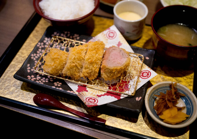とんかく みそ家 こもの店 トンカツミソヤ コモノテン TONKATSU MISOYA KOMONOTEN  三重県三重郡菰野町大強原3912-2
（株）富屋酒店 かぶしきがいしゃ とみやさけてん カブシキガイシャ　トミヤサケテン TOMIYA SAKETEN 　愛知県名古屋市瑞穂区上坂町1-41-2　地酒屋　豊盃　HOUHAI ほうはい　ホーハイ　三浦酒造  MIURASHUZO日高見　ひたかみ　ヒタカミ HITAKAMI  平孝酒造　HIRAKOSHUZO 天の戸 アマノト　あまのと　AMANOTO　浅舞酒造 ASAMAISHUZO　飛露喜 HIROKISHUZOHONTEN　廣木酒造本店　HIROK　大那 DAINA　ダイナ　だいな　菊の里酒造　KIKUNOSATOSHUZO　旭興　KYOKUKO　きょくこう　キョクコウ　渡邉酒造　WATANABESHUZO　仙禽 SENKIN　せんきん　センキン（株）せんきん SENKIN鶴齢　カクレイ　かくれい KAKUREI　青木酒造　AOKISHUZO謙信 ケンシン　けんしん KENSHIN池田屋酒造 IKEDAYASHUZO 白岳仙 HAKUGAKUSEN　ハクガクセン　はくがくせん　安本酒造 YASUMOTOSHUZO 群馬泉 グンマイズミ　ぐんまいずみ 島岡酒造 SHIMAOKASHUZO  喜久醉 きくよい キクヨイKIKUYOI 青島酒造 AOSHIMASHUZO 長珍 ちょうちん　チョウチン長珍酒造CHOCHINSHUZO　みねたからみりん　峯寳 味醂　一子相伝 ミネタカラ　いっしそうでん　イッシソウデン　小笠原味醂 OGASAWARA MIRIN

瀧自慢　たきじまん　タキジマン　瀧自慢酒造　TAKIZIMANSHUZO　田光　TABIKA 早川酒造  HAYAKAWASHUZO　作　ZAKU ざく ザク 清水清三郎商店 SHIMIZUSEIZABUROSHOTEN  篠峯　櫛羅　しのみね　シノミネ　くじら　クジラ　千代酒造　CHIYOSHUZO　雑賀　さいか　サイカ　九重雑賀  KOKONOESAIKA　紀土　鶴梅　無量山　きっど　キッド　KID 　ツルウメ　つるうめ　TURUUME　ムリョウザン　むりょうざん　MURYOZAN　平和酒造　HEIWASHUZO　蒼空　そうくう　ソウクウ　SÔKÛ　藤岡酒造　HUJIOKASHUZO 　宝剣　HOUKEN  宝剣酒造　ほうけんしゅぞう　ホウケンシュゾウ　HOKENSHUZO　清酒竹鶴　小笹屋竹鶴　せいしゅたけつる　セイシュタケツル　おささやたけつる　オササヤタケツル　竹鶴酒造　TAKETURUSHUZO
石鎚　いしづち　イシヅチ　石鎚酒造　ISHIDUCHISHUZO　土佐しらぎく　とさしらぎく　トサシラギク　仙頭酒造場　せんとうしゅぞうじょう　SENDOSHUZOZYO　アルガブランカ　ARUGABURANKA勝沼醸造　KATUNUMAJÔZÔ　ドメーヌソガ　ソガ・ペール・エ・フィス SOGA PELE ET FIS　オブセワイナリー　OBUSEWINERY　ドメーヌタカヒコ　DOMAINE TAKAHIKO　クリサワブラン　KURISAWA BLANC　ナカザワワイナリー　NAKAZAWA WINERY　さつま寿　SATUMA KOTOBUKI 　尾込商店 OGOME SHOTEN  蔵の師魂 KURANOSHIKON  小正醸造　KOMASA ＪÔＺÔ　天狗櫻 TENGUSAKURA  白石酒蔵　SHIRAISHISHUZO  しま千両 SHIMASENRYO　高崎酒蔵  TAKASAKISHUZO  杜氏潤平　TOJIJUNPEI  小玉醸造  KODAMAJOZO  赤鹿毛　青鹿毛  AKAKAGE   AOKAGE　柳田酒蔵  YANAGIDASHUZO　舞香　MAIKA　泰明　TAIMEI　藤居醸造　HUZIIJÔＺÔ　池の露　特酎天草　IKENOTUYU  TOKUCHU  AMAKUSA　壱乃醸　飛乃流　朝日　ICHINOJO  HINORYU　ASAHI　朝日酒造　ASAHISHUZO　龍宮　RYUGU 富田酒造場　TOMITASHUZOJO　鳥飼 TORIKAI　鳥飼酒造　TORIKAISHUZO　極楽 GOIKURAKU　林酒造場 HAYASHISHUZOJO　屋久の島大自然林　酔麦香　YAKUNOSHIMA DAISHIZENRIN SUIBASKUKA　本坊酒造　HONBOSHUZO
金峰　金峰荒蘆過  KINPO　KINPOARAROKA　宇都酒造　UTOSHUZO　北谷長老　CHYATANCHÔＲÔ　北谷酒造　CHYATANSHUZO　山原くいな　YAMBARUKUINA　やんばる酒造　YAMBARUSHUZO　2024年春オープン予定 いいねタウン瑞穂 iiNE マルシェ内　グランクレア瑞穂 いいねタウン瑞穂  愛知県名古屋市瑞穂区宝田町四丁目2番、3番2　春敲町三丁目23番1（地番） 魚太郎　UOTARO MIZUHO うおたろう　ウオタロウ　なごやみずほてん　ナゴヤミズホテン　 名古屋瑞穂店  車で1分　徒歩5分　丸明 瑞穂店  MARUAKI MIZUHO　マルアキ ミズホテン　まるあき みずほてん　 徒歩10分　車3分　焼肉 美奈登  ヤキニクミナト　やきにくみなと YAKINIKU MINATO 車で2分　徒歩10分  どての品川　DOTENO SHINAGAWA　ドテノシナガワ　どてのしながわ　車で30秒　徒歩1分昇福亭　SHOHUKUTEI しょうふくてい　ショウフクテイ 街中華　マニア　大盛り　個性派  車で5分　徒歩15分  名店 近くにたくさんあり　堀田バンザイ　牛巻バンザイ　名古屋のへそ

