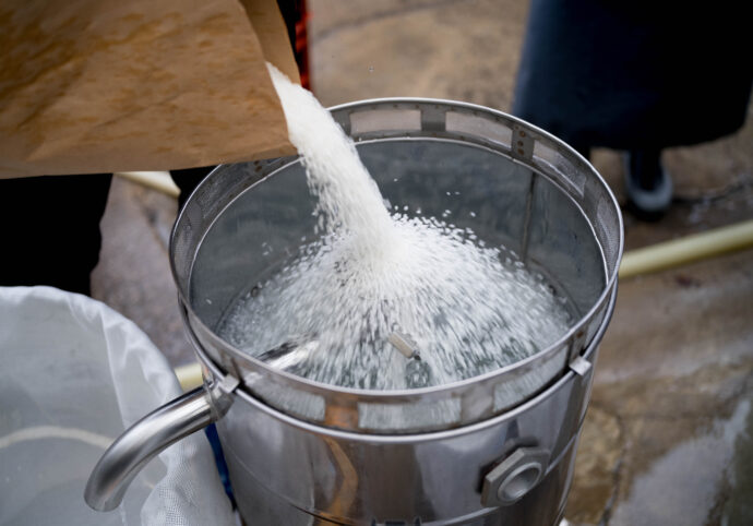 HIROKO WATANABE×CHOCHIN×TOMIYASAKETEN 「渡部 裕子(わたなべ ひろこ)」×「長珍(ちょうちん)」×「富屋酒店 名古屋 (とみやさけてん なごや)」 <PETIT PRESENT MARKET> in< ESCA> (プチ プレゼント マーケット) in (エスカ) 2023 12・29~2024 1.8 開催のお知らせ
2023年12月29日~2024年1月8日の期間
(1月1日は定休日 各日10:00~20:00開催)
名古屋駅太閤通り口地下街「エスカ センター ・光の広場」において
「プチ プレゼント マーケット」開催において「渡部 裕子」×「富屋酒店」と題し
渡部 裕子 ワタナベ ヒロコ 書家 書道家 hiroko wartanabe official web site 名古屋市在住 アーティスト ライブパフォーマンス 金シャチ横丁 文字 立体書インスタレーション ミッドランドスクエア周年ロゴ ヤマサちくわ 商品ロゴ ホテルウイングインターナショナル 京都四条烏丸 The TOWER Ryotel NAGOYA
客室内作品 舞台衣装美術 ライブパフォーマンス
当店の看板的存在 そして愛知の純米酒の代表のひとつといえる存在
愛知 津島の長珍酒造さん「純米酒シリーズ」と
愛知を代表する梅酒のひとつ白老酒造さんの「白老梅」をカップに特別に詰めていただき
渡部さんが直に書くオリジナルラベルの作品を日本で唯一
期間限定の限定数量販売ブースを出展させていただきます
さらに 1月7日と1月8日の二日間限定にて<書道家 渡邊 裕子さんによる「長珍ラベル 直書き企画」>を実施
渡部さんの力強く凛とした空気感の中に楽しさ漲るライブの瞬間を味わいながら その作品を手に入れることが出来る超絶贅沢な企画です
(10:00~16:00 開催)
さらに当日二日間は特別に蔵元より直送した「斗瓶取り(通常では飲めない鑑評会出品酒を詰める伝統の18Lの瓶)」の作品を当社 社長よりの「量り売り販売」を実施
その場で味わえるスペシャル企画も行います
(限定数量ですので完売の際はご了承ください)
年末年始を最高に盛り上げるSpecial Special Special 企画
是非 <エスカ>にお越しくださいませ
エスカ地下街 名古屋駅新幹線口 愛知県名古屋市中村区椿町6-9先 人気店多数 名古屋めし 観光
長珍 CHOCHIN しんぶんし 山廃純米 YAMAHAI 【7-70】無濾過生原酒 2023
長珍酒造 ちょうちんしゅぞう チョウチンシュゾウ チョーチン CHYOCHIN
BRUWERY 代表取締役兼杜氏 桑山雅行 クワヤママサユキ くわやままさゆき
KUWAYAMA MASAYUKI 桑山会 KUWAYAMAKAI クワヤマカイ くわやまかい しんぶんし 備前雄町 阿波山田 レッド 純米 純米吟醸 R2BY R4BY 熟成 お燗 ワイングラス かたくち 片口 マリアージュ 温度変化
立体的 日本酒の可能性 ステキ 唯一無二 絶対的信頼関係 名古屋特約店
(株)富屋酒店 愛知県名古屋市瑞穂区上坂町1-41-2 地酒屋 専門店 ライカM11 ズミルックス50 レンズ 代表 上田豊二 きき酒師 焼酎アドバイザー
シャンパーニュシュヴァリエ 堀田駅 熱田神宮駅
名古屋高速 堀田出口すぐ 牛巻交差点すぐ レトロ街並み 瓦屋根
クラッシックカー クラッシックバイク インテリア ファッション 音楽
センス クリエイト おたく マニア 映画 シネマ 骨格の太さとしなやかでまろやかな味わいが長珍スタイル。「長珍 CHOCHIN 純米吟醸 <ひやおろし HIYAOROSHI> 2023」
山田錦の豊かなボリュームとキレ感のバランスが唯一無二。「長珍 CHOCHIN 純米吟醸 <ひやおろし原酒 HIYAOROSHI> 2023」桑山流純米の味わい 温度変化の立体感を存分に楽しむ「長珍 CHOCHIN <純米生詰60 富山五百万石 TOYAMA GOHYAKUMANGOKU> 2023」八反錦のポテンシャルを存分に引き出した名作 「長珍 CHOCHIN しんぶんし 純米吟醸【50】 <八反錦 HATTANNISHIKI> 無濾過生原酒 2023」
(株)富屋酒店 かぶしきがいしゃ とみやさけてん カブシキガイシャ トミヤサケテン TOMIYA SAKETEN 愛知県名古屋市瑞穂区上坂町1-41-2 地酒屋 豊盃 HOUHAI ほうはい ホーハイ 三浦酒造 MIURASHUZO日高見 ひたかみ ヒタカミ HITAKAMI 平孝酒造 HIRAKOSHUZO 天の戸 アマノト あまのと AMANOTO 浅舞酒造 ASAMAISHUZO 飛露喜 HIROKISHUZOHONTEN 廣木酒造本店 HIROK 大那 DAINA ダイナ だいな 菊の里酒造 KIKUNOSATOSHUZO 旭興 KYOKUKO きょくこう キョクコウ 渡邉酒造 WATANABESHUZO 仙禽 SENKIN せんきん センキン(株)せんきん SENKIN鶴齢 カクレイ かくれい KAKUREI 青木酒造 AOKISHUZO謙信 ケンシン けんしん KENSHIN池田屋酒造 IKEDAYASHUZO 白岳仙 HAKUGAKUSEN ハクガクセン はくがくせん 安本酒造 YASUMOTOSHUZO 群馬泉 グンマイズミ ぐんまいずみ 島岡酒造 SHIMAOKASHUZO 喜久醉 きくよい キクヨイKIKUYOI 青島酒造 AOSHIMASHUZO 長珍 ちょうちん チョウチン長珍酒造CHOCHINSHUZO みねたからみりん 峯寳 味醂 一子相伝 ミネタカラ いっしそうでん イッシソウデン 小笠原味醂 OGASAWARA MIRIN
瀧自慢 たきじまん タキジマン 瀧自慢酒造 TAKIZIMANSHUZO 田光 TABIKA 早川酒造 HAYAKAWASHUZO 作 ZAKU ざく ザク 清水清三郎商店 SHIMIZUSEIZABUROSHOTEN 篠峯 櫛羅 しのみね シノミネ くじら クジラ 千代酒造 CHIYOSHUZO 雑賀 さいか サイカ 九重雑賀 KOKONOESAIKA 紀土 鶴梅 無量山 きっど キッド KID ツルウメ つるうめ TURUUME ムリョウザン むりょうざん MURYOZAN 平和酒造 HEIWASHUZO 蒼空 そうくう ソウクウ SÔKÛ 藤岡酒造 HUJIOKASHUZO 宝剣 HOUKEN 宝剣酒造 ほうけんしゅぞう ホウケンシュゾウ HOKENSHUZO 清酒竹鶴 小笹屋竹鶴 せいしゅたけつる セイシュタケツル おささやたけつる オササヤタケツル 竹鶴酒造 TAKETURUSHUZO
石鎚 いしづち イシヅチ 石鎚酒造 ISHIDUCHISHUZO 土佐しらぎく とさしらぎく トサシラギク 仙頭酒造場 せんとうしゅぞうじょう SENDOSHUZOZYOしんぶんしシリーズ今季最後の集大成 この感動の味わいを皆様に 「長珍 CHOCHIN しんぶんし 純米吟醸 <生生熟成5055 RAW RIPENING> 無濾過生酒 2023」
ブルゴーニュワイン BOURGOGNE ボルドーワイン BORDEAUXカリフォルニアワイン CALIFORNIA シャンパーニュ SHAMPAGNEアルザスワイン ALSACE ドイツワイン WEIN GERMAN WINE 専門店 ライカM11 ズミルックス50 レンズ 代表 上田豊二 きき酒師 焼酎アドバイザー シャンパーニュシュヴァリエ 堀田駅より徒歩10分 熱田神宮駅より徒歩10分
市バス 牛巻より徒歩3分 地下鉄堀田駅より徒歩15分 名古屋高速堀田出口より車で2分 牛巻交差点より徒歩5分 レトロ街並み 瓦屋根 裏道 大通りより二本入る CLASSIC CARクラッシックカー CLASSIC BIKE クラッシックバイク INTERIA インテリア FASHION ファッション MUSIC 音楽 LOVE SAKE SHOP 酒屋
センス クリエイト おたく MANIAマニア MOVIE 映画 CINEMA シネマ 2024年春オープン予定 いいねタウン瑞穂 iiNE マルシェ内 グランクレア瑞穂 いいねタウン瑞穂 愛知県名古屋市瑞穂区宝田町四丁目2番、3番2 春敲町三丁目23番1(地番) 魚太郎 UOTARO MIZUHO うおたろう ウオタロウ なごやみずほてん ナゴヤミズホテン 名古屋瑞穂店 車で1分 徒歩5分 丸明 瑞穂店 MARUAKI MIZUHO マルアキ ミズホテン まるあき みずほてん 徒歩10分 車3分 焼肉 美奈登 ヤキニクミナト やきにくみなと YAKINIKU MINATO 車で2分 徒歩10分 どての品川 DOTENO SHINAGAWA ドテノシナガワ どてのしながわ 車で30秒 徒歩1分昇福亭 SHOHUKUTEI しょうふくてい ショウフクテイ 街中華 マニア 大盛り 個性派 車で5分 徒歩15分 名店 近くにたくさんあり 堀田バンザイ 牛巻バンザイ 名古屋のへそ
お米を炊いたように味わいを表現した愛知の純米酒の名作 「長珍 CHOCHIN 純米 <阿波山田65 AWAYAMADA> 無濾過生詰 2023」しんぶんしシリーズ今季最後の集大成 この感動の味わいを皆様に 「長珍 CHOCHIN しんぶんし 純米吟醸 <生生熟成5055 RAW RIPENING> 無濾過生酒 2023」フレッシュさの中に漲る力強く品格溢れる生命力を その味わいから感じる「長珍 CHOCHIN <純米八反錦 HATTANNISHIKI> ささにごり生酒 R5BY」雄町の力強さと骨格が解けていく様を時間軸で楽しむ 「長珍 CHOCHIN 純米しんぶんし <備前雄町【7-65】 BIZENOMACHI> 無濾過生原酒 R5BY」雄町の力強さと骨格が解けていく様を時間軸で楽しむ 「長珍 CHOCHIN 純米しんぶんし <備前雄町【7-65】 BIZENOMACHI> 無濾過生原酒 R7BY」