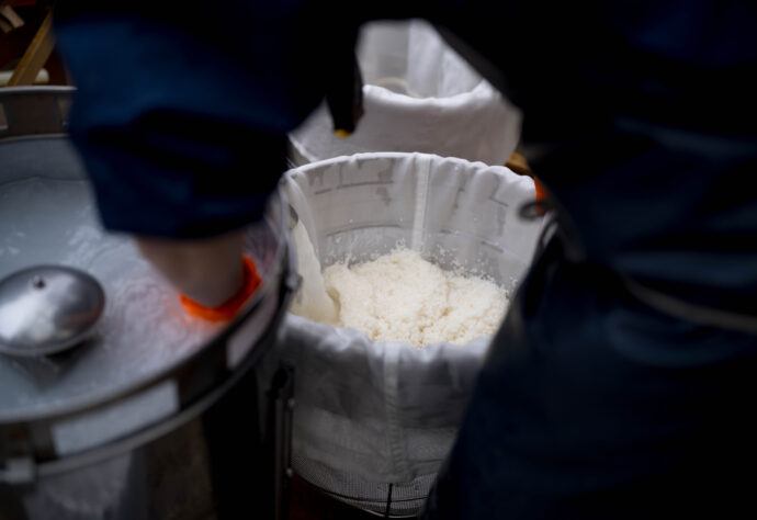 HIROKO WATANABE×CHOCHIN×TOMIYASAKETEN 「渡部 裕子(わたなべ ひろこ)」×「長珍(ちょうちん)」×「富屋酒店 名古屋 (とみやさけてん なごや)」 <PETIT PRESENT MARKET> in< ESCA> (プチ プレゼント マーケット) in (エスカ) 2023 12・29~2024 1.8 開催のお知らせ
2023年12月29日~2024年1月8日の期間
(1月1日は定休日 各日10:00~20:00開催)
名古屋駅太閤通り口地下街「エスカ センター ・光の広場」において
「プチ プレゼント マーケット」開催において「渡部 裕子」×「富屋酒店」と題し
渡部 裕子 ワタナベ ヒロコ 書家 書道家 hiroko wartanabe official web site 名古屋市在住 アーティスト ライブパフォーマンス 金シャチ横丁 文字 立体書インスタレーション ミッドランドスクエア周年ロゴ ヤマサちくわ 商品ロゴ ホテルウイングインターナショナル 京都四条烏丸 The TOWER Ryotel NAGOYA
客室内作品 舞台衣装美術 ライブパフォーマンス
当店の看板的存在 そして愛知の純米酒の代表のひとつといえる存在
愛知 津島の長珍酒造さん「純米酒シリーズ」と
愛知を代表する梅酒のひとつ白老酒造さんの「白老梅」をカップに特別に詰めていただき
渡部さんが直に書くオリジナルラベルの作品を日本で唯一
期間限定の限定数量販売ブースを出展させていただきます
さらに 1月7日と1月8日の二日間限定にて<書道家 渡邊 裕子さんによる「長珍ラベル 直書き企画」>を実施
渡部さんの力強く凛とした空気感の中に楽しさ漲るライブの瞬間を味わいながら その作品を手に入れることが出来る超絶贅沢な企画です
(10:00~16:00 開催)
さらに当日二日間は特別に蔵元より直送した「斗瓶取り(通常では飲めない鑑評会出品酒を詰める伝統の18Lの瓶)」の作品を当社 社長よりの「量り売り販売」を実施
その場で味わえるスペシャル企画も行います
(限定数量ですので完売の際はご了承ください)
年末年始を最高に盛り上げるSpecial Special Special 企画
是非 <エスカ>にお越しくださいませ
エスカ地下街 名古屋駅新幹線口 愛知県名古屋市中村区椿町6-9先 人気店多数 名古屋めし 観光
長珍 CHOCHIN しんぶんし 山廃純米 YAMAHAI 【7-70】無濾過生原酒 2023
長珍酒造 ちょうちんしゅぞう チョウチンシュゾウ チョーチン CHYOCHIN
BRUWERY 代表取締役兼杜氏 桑山雅行 クワヤママサユキ くわやままさゆき
KUWAYAMA MASAYUKI 桑山会 KUWAYAMAKAI クワヤマカイ くわやまかい しんぶんし 備前雄町 阿波山田 レッド 純米 純米吟醸 R2BY R4BY 熟成 お燗 ワイングラス かたくち 片口 マリアージュ 温度変化
立体的 日本酒の可能性 ステキ 唯一無二 絶対的信頼関係 名古屋特約店
(株)富屋酒店 愛知県名古屋市瑞穂区上坂町1-41-2 地酒屋 専門店 ライカM11 ズミルックス50 レンズ 代表 上田豊二 きき酒師 焼酎アドバイザー
シャンパーニュシュヴァリエ 堀田駅 熱田神宮駅
名古屋高速 堀田出口すぐ 牛巻交差点すぐ レトロ街並み 瓦屋根
クラッシックカー クラッシックバイク インテリア ファッション 音楽
センス クリエイト おたく マニア 映画 シネマ 骨格の太さとしなやかでまろやかな味わいが長珍スタイル。「長珍 CHOCHIN 純米吟醸 <ひやおろし HIYAOROSHI> 2023」
山田錦の豊かなボリュームとキレ感のバランスが唯一無二。「長珍 CHOCHIN 純米吟醸 <ひやおろし原酒 HIYAOROSHI> 2023」桑山流純米の味わい 温度変化の立体感を存分に楽しむ「長珍 CHOCHIN <純米生詰60 富山五百万石 TOYAMA GOHYAKUMANGOKU> 2023」八反錦のポテンシャルを存分に引き出した名作 「長珍 CHOCHIN しんぶんし 純米吟醸【50】 <八反錦 HATTANNISHIKI> 無濾過生原酒 2023」
(株)富屋酒店 かぶしきがいしゃ とみやさけてん カブシキガイシャ トミヤサケテン TOMIYA SAKETEN 愛知県名古屋市瑞穂区上坂町1-41-2 地酒屋 豊盃 HOUHAI ほうはい ホーハイ 三浦酒造 MIURASHUZO日高見 ひたかみ ヒタカミ HITAKAMI 平孝酒造 HIRAKOSHUZO 天の戸 アマノト あまのと AMANOTO 浅舞酒造 ASAMAISHUZO 飛露喜 HIROKISHUZOHONTEN 廣木酒造本店 HIROK 大那 DAINA ダイナ だいな 菊の里酒造 KIKUNOSATOSHUZO 旭興 KYOKUKO きょくこう キョクコウ 渡邉酒造 WATANABESHUZO 仙禽 SENKIN せんきん センキン(株)せんきん SENKIN鶴齢 カクレイ かくれい KAKUREI 青木酒造 AOKISHUZO謙信 ケンシン けんしん KENSHIN池田屋酒造 IKEDAYASHUZO 白岳仙 HAKUGAKUSEN ハクガクセン はくがくせん 安本酒造 YASUMOTOSHUZO 群馬泉 グンマイズミ ぐんまいずみ 島岡酒造 SHIMAOKASHUZO 喜久醉 きくよい キクヨイKIKUYOI 青島酒造 AOSHIMASHUZO 長珍 ちょうちん チョウチン長珍酒造CHOCHINSHUZO みねたからみりん 峯寳 味醂 一子相伝 ミネタカラ いっしそうでん イッシソウデン 小笠原味醂 OGASAWARA MIRIN
瀧自慢 たきじまん タキジマン 瀧自慢酒造 TAKIZIMANSHUZO 田光 TABIKA 早川酒造 HAYAKAWASHUZO 作 ZAKU ざく ザク 清水清三郎商店 SHIMIZUSEIZABUROSHOTEN 篠峯 櫛羅 しのみね シノミネ くじら クジラ 千代酒造 CHIYOSHUZO 雑賀 さいか サイカ 九重雑賀 KOKONOESAIKA 紀土 鶴梅 無量山 きっど キッド KID ツルウメ つるうめ TURUUME ムリョウザン むりょうざん MURYOZAN 平和酒造 HEIWASHUZO 蒼空 そうくう ソウクウ SÔKÛ 藤岡酒造 HUJIOKASHUZO 宝剣 HOUKEN 宝剣酒造 ほうけんしゅぞう ホウケンシュゾウ HOKENSHUZO 清酒竹鶴 小笹屋竹鶴 せいしゅたけつる セイシュタケツル おささやたけつる オササヤタケツル 竹鶴酒造 TAKETURUSHUZO
石鎚 いしづち イシヅチ 石鎚酒造 ISHIDUCHISHUZO 土佐しらぎく とさしらぎく トサシラギク 仙頭酒造場 せんとうしゅぞうじょう SENDOSHUZOZYOしんぶんしシリーズ今季最後の集大成 この感動の味わいを皆様に 「長珍 CHOCHIN しんぶんし 純米吟醸 <生生熟成5055 RAW RIPENING> 無濾過生酒 2023」
ブルゴーニュワイン BOURGOGNE ボルドーワイン BORDEAUXカリフォルニアワイン CALIFORNIA シャンパーニュ SHAMPAGNEアルザスワイン ALSACE ドイツワイン WEIN GERMAN WINE 専門店 ライカM11 ズミルックス50 レンズ 代表 上田豊二 きき酒師 焼酎アドバイザー シャンパーニュシュヴァリエ 堀田駅より徒歩10分 熱田神宮駅より徒歩10分
市バス 牛巻より徒歩3分 地下鉄堀田駅より徒歩15分 名古屋高速堀田出口より車で2分 牛巻交差点より徒歩5分 レトロ街並み 瓦屋根 裏道 大通りより二本入る CLASSIC CARクラッシックカー CLASSIC BIKE クラッシックバイク INTERIA インテリア FASHION ファッション MUSIC 音楽 LOVE SAKE SHOP 酒屋
センス クリエイト おたく MANIAマニア MOVIE 映画 CINEMA シネマ 2024年春オープン予定 いいねタウン瑞穂 iiNE マルシェ内 グランクレア瑞穂 いいねタウン瑞穂 愛知県名古屋市瑞穂区宝田町四丁目2番、3番2 春敲町三丁目23番1(地番) 魚太郎 UOTARO MIZUHO うおたろう ウオタロウ なごやみずほてん ナゴヤミズホテン 名古屋瑞穂店 車で1分 徒歩5分 丸明 瑞穂店 MARUAKI MIZUHO マルアキ ミズホテン まるあき みずほてん 徒歩10分 車3分 焼肉 美奈登 ヤキニクミナト やきにくみなと YAKINIKU MINATO 車で2分 徒歩10分 どての品川 DOTENO SHINAGAWA ドテノシナガワ どてのしながわ 車で30秒 徒歩1分昇福亭 SHOHUKUTEI しょうふくてい ショウフクテイ 街中華 マニア 大盛り 個性派 車で5分 徒歩15分 名店 近くにたくさんあり 堀田バンザイ 牛巻バンザイ 名古屋のへそ
お米を炊いたように味わいを表現した愛知の純米酒の名作 「長珍 CHOCHIN 純米 <阿波山田65 AWAYAMADA> 無濾過生詰 2023」しんぶんしシリーズ今季最後の集大成 この感動の味わいを皆様に 「長珍 CHOCHIN しんぶんし 純米吟醸 <生生熟成5055 RAW RIPENING> 無濾過生酒 2023」フレッシュさの中に漲る力強く品格溢れる生命力を その味わいから感じる「長珍 CHOCHIN <純米八反錦 HATTANNISHIKI> ささにごり生酒 R5BY」雄町の力強さと骨格が解けていく様を時間軸で楽しむ 「長珍 CHOCHIN 純米しんぶんし <備前雄町【7-65】 BIZENOMACHI> 無濾過生原酒 R5BY」雄町の力強さと骨格が解けていく様を時間軸で楽しむ 「長珍 CHOCHIN 純米しんぶんし <備前雄町【7-65】 BIZENOMACHI> 無濾過生原酒 R7BY」