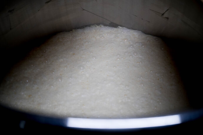 HIROKO WATANABE×CHOCHIN×TOMIYASAKETEN 「渡部 裕子(わたなべ ひろこ)」×「長珍(ちょうちん)」×「富屋酒店 名古屋 (とみやさけてん なごや)」 <PETIT PRESENT MARKET> in< ESCA> (プチ プレゼント マーケット) in (エスカ) 2023 12・29~2024 1.8 開催のお知らせ
2023年12月29日~2024年1月8日の期間
(1月1日は定休日 各日10:00~20:00開催)
名古屋駅太閤通り口地下街「エスカ センター ・光の広場」において
「プチ プレゼント マーケット」開催において「渡部 裕子」×「富屋酒店」と題し
渡部 裕子 ワタナベ ヒロコ 書家 書道家 hiroko wartanabe official web site 名古屋市在住 アーティスト ライブパフォーマンス 金シャチ横丁 文字 立体書インスタレーション ミッドランドスクエア周年ロゴ ヤマサちくわ 商品ロゴ ホテルウイングインターナショナル 京都四条烏丸 The TOWER Ryotel NAGOYA
客室内作品 舞台衣装美術 ライブパフォーマンス
当店の看板的存在 そして愛知の純米酒の代表のひとつといえる存在
愛知 津島の長珍酒造さん「純米酒シリーズ」と
愛知を代表する梅酒のひとつ白老酒造さんの「白老梅」をカップに特別に詰めていただき
渡部さんが直に書くオリジナルラベルの作品を日本で唯一
期間限定の限定数量販売ブースを出展させていただきます
さらに 1月7日と1月8日の二日間限定にて<書道家 渡邊 裕子さんによる「長珍ラベル 直書き企画」>を実施
渡部さんの力強く凛とした空気感の中に楽しさ漲るライブの瞬間を味わいながら その作品を手に入れることが出来る超絶贅沢な企画です
(10:00~16:00 開催)
さらに当日二日間は特別に蔵元より直送した「斗瓶取り(通常では飲めない鑑評会出品酒を詰める伝統の18Lの瓶)」の作品を当社 社長よりの「量り売り販売」を実施
その場で味わえるスペシャル企画も行います
(限定数量ですので完売の際はご了承ください)
年末年始を最高に盛り上げるSpecial Special Special 企画
是非 <エスカ>にお越しくださいませ
エスカ地下街 名古屋駅新幹線口 愛知県名古屋市中村区椿町6-9先 人気店多数 名古屋めし 観光
長珍 CHOCHIN しんぶんし 山廃純米 YAMAHAI 【7-70】無濾過生原酒 2023
長珍酒造 ちょうちんしゅぞう チョウチンシュゾウ チョーチン CHYOCHIN
BRUWERY 代表取締役兼杜氏 桑山雅行 クワヤママサユキ くわやままさゆき
KUWAYAMA MASAYUKI 桑山会 KUWAYAMAKAI クワヤマカイ くわやまかい しんぶんし 備前雄町 阿波山田 レッド 純米 純米吟醸 R2BY R4BY 熟成 お燗 ワイングラス かたくち 片口 マリアージュ 温度変化
立体的 日本酒の可能性 ステキ 唯一無二 絶対的信頼関係 名古屋特約店
(株)富屋酒店 愛知県名古屋市瑞穂区上坂町1-41-2 地酒屋 専門店 ライカM11 ズミルックス50 レンズ 代表 上田豊二 きき酒師 焼酎アドバイザー
シャンパーニュシュヴァリエ 堀田駅 熱田神宮駅
名古屋高速 堀田出口すぐ 牛巻交差点すぐ レトロ街並み 瓦屋根
クラッシックカー クラッシックバイク インテリア ファッション 音楽
センス クリエイト おたく マニア 映画 シネマ 骨格の太さとしなやかでまろやかな味わいが長珍スタイル。「長珍 CHOCHIN 純米吟醸 <ひやおろし HIYAOROSHI> 2023」
山田錦の豊かなボリュームとキレ感のバランスが唯一無二。「長珍 CHOCHIN 純米吟醸 <ひやおろし原酒 HIYAOROSHI> 2023」桑山流純米の味わい 温度変化の立体感を存分に楽しむ「長珍 CHOCHIN <純米生詰60 富山五百万石 TOYAMA GOHYAKUMANGOKU> 2023」八反錦のポテンシャルを存分に引き出した名作 「長珍 CHOCHIN しんぶんし 純米吟醸【50】 <八反錦 HATTANNISHIKI> 無濾過生原酒 2023」
(株)富屋酒店 かぶしきがいしゃ とみやさけてん カブシキガイシャ トミヤサケテン TOMIYA SAKETEN 愛知県名古屋市瑞穂区上坂町1-41-2 地酒屋 豊盃 HOUHAI ほうはい ホーハイ 三浦酒造 MIURASHUZO日高見 ひたかみ ヒタカミ HITAKAMI 平孝酒造 HIRAKOSHUZO 天の戸 アマノト あまのと AMANOTO 浅舞酒造 ASAMAISHUZO 飛露喜 HIROKISHUZOHONTEN 廣木酒造本店 HIROK 大那 DAINA ダイナ だいな 菊の里酒造 KIKUNOSATOSHUZO 旭興 KYOKUKO きょくこう キョクコウ 渡邉酒造 WATANABESHUZO 仙禽 SENKIN せんきん センキン(株)せんきん SENKIN鶴齢 カクレイ かくれい KAKUREI 青木酒造 AOKISHUZO謙信 ケンシン けんしん KENSHIN池田屋酒造 IKEDAYASHUZO 白岳仙 HAKUGAKUSEN ハクガクセン はくがくせん 安本酒造 YASUMOTOSHUZO 群馬泉 グンマイズミ ぐんまいずみ 島岡酒造 SHIMAOKASHUZO 喜久醉 きくよい キクヨイKIKUYOI 青島酒造 AOSHIMASHUZO 長珍 ちょうちん チョウチン長珍酒造CHOCHINSHUZO みねたからみりん 峯寳 味醂 一子相伝 ミネタカラ いっしそうでん イッシソウデン 小笠原味醂 OGASAWARA MIRIN
瀧自慢 たきじまん タキジマン 瀧自慢酒造 TAKIZIMANSHUZO 田光 TABIKA 早川酒造 HAYAKAWASHUZO 作 ZAKU ざく ザク 清水清三郎商店 SHIMIZUSEIZABUROSHOTEN 篠峯 櫛羅 しのみね シノミネ くじら クジラ 千代酒造 CHIYOSHUZO 雑賀 さいか サイカ 九重雑賀 KOKONOESAIKA 紀土 鶴梅 無量山 きっど キッド KID ツルウメ つるうめ TURUUME ムリョウザン むりょうざん MURYOZAN 平和酒造 HEIWASHUZO 蒼空 そうくう ソウクウ SÔKÛ 藤岡酒造 HUJIOKASHUZO 宝剣 HOUKEN 宝剣酒造 ほうけんしゅぞう ホウケンシュゾウ HOKENSHUZO 清酒竹鶴 小笹屋竹鶴 せいしゅたけつる セイシュタケツル おささやたけつる オササヤタケツル 竹鶴酒造 TAKETURUSHUZO
石鎚 いしづち イシヅチ 石鎚酒造 ISHIDUCHISHUZO 土佐しらぎく とさしらぎく トサシラギク 仙頭酒造場 せんとうしゅぞうじょう SENDOSHUZOZYOしんぶんしシリーズ今季最後の集大成 この感動の味わいを皆様に 「長珍 CHOCHIN しんぶんし 純米吟醸 <生生熟成5055 RAW RIPENING> 無濾過生酒 2023」
ブルゴーニュワイン BOURGOGNE ボルドーワイン BORDEAUXカリフォルニアワイン CALIFORNIA シャンパーニュ SHAMPAGNEアルザスワイン ALSACE ドイツワイン WEIN GERMAN WINE 専門店 ライカM11 ズミルックス50 レンズ 代表 上田豊二 きき酒師 焼酎アドバイザー シャンパーニュシュヴァリエ 堀田駅より徒歩10分 熱田神宮駅より徒歩10分
市バス 牛巻より徒歩3分 地下鉄堀田駅より徒歩15分 名古屋高速堀田出口より車で2分 牛巻交差点より徒歩5分 レトロ街並み 瓦屋根 裏道 大通りより二本入る CLASSIC CARクラッシックカー CLASSIC BIKE クラッシックバイク INTERIA インテリア FASHION ファッション MUSIC 音楽 LOVE SAKE SHOP 酒屋
センス クリエイト おたく MANIAマニア MOVIE 映画 CINEMA シネマ 2024年春オープン予定 いいねタウン瑞穂 iiNE マルシェ内 グランクレア瑞穂 いいねタウン瑞穂 愛知県名古屋市瑞穂区宝田町四丁目2番、3番2 春敲町三丁目23番1(地番) 魚太郎 UOTARO MIZUHO うおたろう ウオタロウ なごやみずほてん ナゴヤミズホテン 名古屋瑞穂店 車で1分 徒歩5分 丸明 瑞穂店 MARUAKI MIZUHO マルアキ ミズホテン まるあき みずほてん 徒歩10分 車3分 焼肉 美奈登 ヤキニクミナト やきにくみなと YAKINIKU MINATO 車で2分 徒歩10分 どての品川 DOTENO SHINAGAWA ドテノシナガワ どてのしながわ 車で30秒 徒歩1分昇福亭 SHOHUKUTEI しょうふくてい ショウフクテイ 街中華 マニア 大盛り 個性派 車で5分 徒歩15分 名店 近くにたくさんあり 堀田バンザイ 牛巻バンザイ 名古屋のへそ
お米を炊いたように味わいを表現した愛知の純米酒の名作 「長珍 CHOCHIN 純米 <阿波山田65 AWAYAMADA> 無濾過生詰 2023」しんぶんしシリーズ今季最後の集大成 この感動の味わいを皆様に 「長珍 CHOCHIN しんぶんし 純米吟醸 <生生熟成5055 RAW RIPENING> 無濾過生酒 2023」フレッシュさの中に漲る力強く品格溢れる生命力を その味わいから感じる「長珍 CHOCHIN <純米八反錦 HATTANNISHIKI> ささにごり生酒 R5BY」雄町の力強さと骨格が解けていく様を時間軸で楽しむ 「長珍 CHOCHIN 純米しんぶんし <備前雄町【7-65】 BIZENOMACHI> 無濾過生原酒 R5BY」雄町の力強さと骨格が解けていく様を時間軸で楽しむ 「長珍 CHOCHIN 純米しんぶんし <備前雄町【7-65】 BIZENOMACHI> 無濾過生原酒 R7BY」