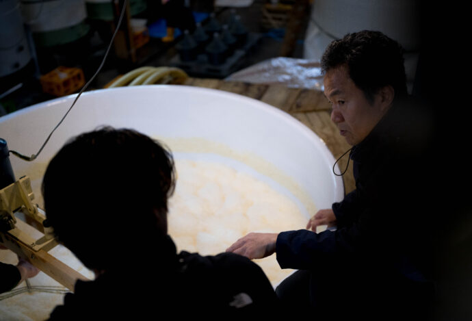 HIROKO WATANABE×CHOCHIN×TOMIYASAKETEN 「渡部 裕子(わたなべ ひろこ)」×「長珍(ちょうちん)」×「富屋酒店 名古屋 (とみやさけてん なごや)」 <PETIT PRESENT MARKET> in< ESCA> (プチ プレゼント マーケット) in (エスカ) 2023 12・29~2024 1.8 開催のお知らせ
2023年12月29日~2024年1月8日の期間
(1月1日は定休日 各日10:00~20:00開催)
名古屋駅太閤通り口地下街「エスカ センター ・光の広場」において
「プチ プレゼント マーケット」開催において「渡部 裕子」×「富屋酒店」と題し
渡部 裕子 ワタナベ ヒロコ 書家 書道家 hiroko wartanabe official web site 名古屋市在住 アーティスト ライブパフォーマンス 金シャチ横丁 文字 立体書インスタレーション ミッドランドスクエア周年ロゴ ヤマサちくわ 商品ロゴ ホテルウイングインターナショナル 京都四条烏丸 The TOWER Ryotel NAGOYA
客室内作品 舞台衣装美術 ライブパフォーマンス
当店の看板的存在 そして愛知の純米酒の代表のひとつといえる存在
愛知 津島の長珍酒造さん「純米酒シリーズ」と
愛知を代表する梅酒のひとつ白老酒造さんの「白老梅」をカップに特別に詰めていただき
渡部さんが直に書くオリジナルラベルの作品を日本で唯一
期間限定の限定数量販売ブースを出展させていただきます
さらに 1月7日と1月8日の二日間限定にて<書道家 渡邊 裕子さんによる「長珍ラベル 直書き企画」>を実施
渡部さんの力強く凛とした空気感の中に楽しさ漲るライブの瞬間を味わいながら その作品を手に入れることが出来る超絶贅沢な企画です
(10:00~16:00 開催)
さらに当日二日間は特別に蔵元より直送した「斗瓶取り(通常では飲めない鑑評会出品酒を詰める伝統の18Lの瓶)」の作品を当社 社長よりの「量り売り販売」を実施
その場で味わえるスペシャル企画も行います
(限定数量ですので完売の際はご了承ください)
年末年始を最高に盛り上げるSpecial Special Special 企画
是非 <エスカ>にお越しくださいませ
エスカ地下街 名古屋駅新幹線口 愛知県名古屋市中村区椿町6-9先 人気店多数 名古屋めし 観光
長珍 CHOCHIN しんぶんし 山廃純米 YAMAHAI 【7-70】無濾過生原酒 2023
長珍酒造 ちょうちんしゅぞう チョウチンシュゾウ チョーチン CHYOCHIN
BRUWERY 代表取締役兼杜氏 桑山雅行 クワヤママサユキ くわやままさゆき
KUWAYAMA MASAYUKI 桑山会 KUWAYAMAKAI クワヤマカイ くわやまかい しんぶんし 備前雄町 阿波山田 レッド 純米 純米吟醸 R2BY R4BY 熟成 お燗 ワイングラス かたくち 片口 マリアージュ 温度変化
立体的 日本酒の可能性 ステキ 唯一無二 絶対的信頼関係 名古屋特約店
(株)富屋酒店 愛知県名古屋市瑞穂区上坂町1-41-2 地酒屋 専門店 ライカM11 ズミルックス50 レンズ 代表 上田豊二 きき酒師 焼酎アドバイザー
シャンパーニュシュヴァリエ 堀田駅 熱田神宮駅
名古屋高速 堀田出口すぐ 牛巻交差点すぐ レトロ街並み 瓦屋根
クラッシックカー クラッシックバイク インテリア ファッション 音楽
センス クリエイト おたく マニア 映画 シネマ 骨格の太さとしなやかでまろやかな味わいが長珍スタイル。「長珍 CHOCHIN 純米吟醸 <ひやおろし HIYAOROSHI> 2023」
山田錦の豊かなボリュームとキレ感のバランスが唯一無二。「長珍 CHOCHIN 純米吟醸 <ひやおろし原酒 HIYAOROSHI> 2023」桑山流純米の味わい 温度変化の立体感を存分に楽しむ「長珍 CHOCHIN <純米生詰60 富山五百万石 TOYAMA GOHYAKUMANGOKU> 2023」八反錦のポテンシャルを存分に引き出した名作 「長珍 CHOCHIN しんぶんし 純米吟醸【50】 <八反錦 HATTANNISHIKI> 無濾過生原酒 2023」
(株)富屋酒店 かぶしきがいしゃ とみやさけてん カブシキガイシャ トミヤサケテン TOMIYA SAKETEN 愛知県名古屋市瑞穂区上坂町1-41-2 地酒屋 豊盃 HOUHAI ほうはい ホーハイ 三浦酒造 MIURASHUZO日高見 ひたかみ ヒタカミ HITAKAMI 平孝酒造 HIRAKOSHUZO 天の戸 アマノト あまのと AMANOTO 浅舞酒造 ASAMAISHUZO 飛露喜 HIROKISHUZOHONTEN 廣木酒造本店 HIROK 大那 DAINA ダイナ だいな 菊の里酒造 KIKUNOSATOSHUZO 旭興 KYOKUKO きょくこう キョクコウ 渡邉酒造 WATANABESHUZO 仙禽 SENKIN せんきん センキン(株)せんきん SENKIN鶴齢 カクレイ かくれい KAKUREI 青木酒造 AOKISHUZO謙信 ケンシン けんしん KENSHIN池田屋酒造 IKEDAYASHUZO 白岳仙 HAKUGAKUSEN ハクガクセン はくがくせん 安本酒造 YASUMOTOSHUZO 群馬泉 グンマイズミ ぐんまいずみ 島岡酒造 SHIMAOKASHUZO 喜久醉 きくよい キクヨイKIKUYOI 青島酒造 AOSHIMASHUZO 長珍 ちょうちん チョウチン長珍酒造CHOCHINSHUZO みねたからみりん 峯寳 味醂 一子相伝 ミネタカラ いっしそうでん イッシソウデン 小笠原味醂 OGASAWARA MIRIN
瀧自慢 たきじまん タキジマン 瀧自慢酒造 TAKIZIMANSHUZO 田光 TABIKA 早川酒造 HAYAKAWASHUZO 作 ZAKU ざく ザク 清水清三郎商店 SHIMIZUSEIZABUROSHOTEN 篠峯 櫛羅 しのみね シノミネ くじら クジラ 千代酒造 CHIYOSHUZO 雑賀 さいか サイカ 九重雑賀 KOKONOESAIKA 紀土 鶴梅 無量山 きっど キッド KID ツルウメ つるうめ TURUUME ムリョウザン むりょうざん MURYOZAN 平和酒造 HEIWASHUZO 蒼空 そうくう ソウクウ SÔKÛ 藤岡酒造 HUJIOKASHUZO 宝剣 HOUKEN 宝剣酒造 ほうけんしゅぞう ホウケンシュゾウ HOKENSHUZO 清酒竹鶴 小笹屋竹鶴 せいしゅたけつる セイシュタケツル おささやたけつる オササヤタケツル 竹鶴酒造 TAKETURUSHUZO
石鎚 いしづち イシヅチ 石鎚酒造 ISHIDUCHISHUZO 土佐しらぎく とさしらぎく トサシラギク 仙頭酒造場 せんとうしゅぞうじょう SENDOSHUZOZYOしんぶんしシリーズ今季最後の集大成 この感動の味わいを皆様に 「長珍 CHOCHIN しんぶんし 純米吟醸 <生生熟成5055 RAW RIPENING> 無濾過生酒 2023」
ブルゴーニュワイン BOURGOGNE ボルドーワイン BORDEAUXカリフォルニアワイン CALIFORNIA シャンパーニュ SHAMPAGNEアルザスワイン ALSACE ドイツワイン WEIN GERMAN WINE 専門店 ライカM11 ズミルックス50 レンズ 代表 上田豊二 きき酒師 焼酎アドバイザー シャンパーニュシュヴァリエ 堀田駅より徒歩10分 熱田神宮駅より徒歩10分
市バス 牛巻より徒歩3分 地下鉄堀田駅より徒歩15分 名古屋高速堀田出口より車で2分 牛巻交差点より徒歩5分 レトロ街並み 瓦屋根 裏道 大通りより二本入る CLASSIC CARクラッシックカー CLASSIC BIKE クラッシックバイク INTERIA インテリア FASHION ファッション MUSIC 音楽 LOVE SAKE SHOP 酒屋
センス クリエイト おたく MANIAマニア MOVIE 映画 CINEMA シネマ 2024年春オープン予定 いいねタウン瑞穂 iiNE マルシェ内 グランクレア瑞穂 いいねタウン瑞穂 愛知県名古屋市瑞穂区宝田町四丁目2番、3番2 春敲町三丁目23番1(地番) 魚太郎 UOTARO MIZUHO うおたろう ウオタロウ なごやみずほてん ナゴヤミズホテン 名古屋瑞穂店 車で1分 徒歩5分 丸明 瑞穂店 MARUAKI MIZUHO マルアキ ミズホテン まるあき みずほてん 徒歩10分 車3分 焼肉 美奈登 ヤキニクミナト やきにくみなと YAKINIKU MINATO 車で2分 徒歩10分 どての品川 DOTENO SHINAGAWA ドテノシナガワ どてのしながわ 車で30秒 徒歩1分昇福亭 SHOHUKUTEI しょうふくてい ショウフクテイ 街中華 マニア 大盛り 個性派 車で5分 徒歩15分 名店 近くにたくさんあり 堀田バンザイ 牛巻バンザイ 名古屋のへそ
お米を炊いたように味わいを表現した愛知の純米酒の名作 「長珍 CHOCHIN 純米 <阿波山田65 AWAYAMADA> 無濾過生詰 2023」しんぶんしシリーズ今季最後の集大成 この感動の味わいを皆様に 「長珍 CHOCHIN しんぶんし 純米吟醸 <生生熟成5055 RAW RIPENING> 無濾過生酒 2023」フレッシュさの中に漲る力強く品格溢れる生命力を その味わいから感じる「長珍 CHOCHIN <純米八反錦 HATTANNISHIKI> ささにごり生酒 R5BY」雄町の力強さと骨格が解けていく様を時間軸で楽しむ 「長珍 CHOCHIN 純米しんぶんし <備前雄町【7-65】 BIZENOMACHI> 無濾過生原酒 R5BY」雄町の力強さと骨格が解けていく様を時間軸で楽しむ 「長珍 CHOCHIN 純米しんぶんし <備前雄町【7-65】 BIZENOMACHI> 無濾過生原酒 R7BY」