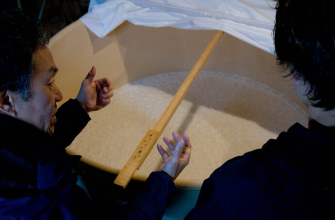 HIROKO WATANABE×CHOCHIN×TOMIYASAKETEN 「渡部 裕子(わたなべ ひろこ)」×「長珍(ちょうちん)」×「富屋酒店 名古屋 (とみやさけてん なごや)」 <PETIT PRESENT MARKET> in< ESCA> (プチ プレゼント マーケット) in (エスカ) 2023 12・29~2024 1.8 開催のお知らせ
2023年12月29日~2024年1月8日の期間
(1月1日は定休日 各日10:00~20:00開催)
名古屋駅太閤通り口地下街「エスカ センター ・光の広場」において
「プチ プレゼント マーケット」開催において「渡部 裕子」×「富屋酒店」と題し
渡部 裕子 ワタナベ ヒロコ 書家 書道家 hiroko wartanabe official web site 名古屋市在住 アーティスト ライブパフォーマンス 金シャチ横丁 文字 立体書インスタレーション ミッドランドスクエア周年ロゴ ヤマサちくわ 商品ロゴ ホテルウイングインターナショナル 京都四条烏丸 The TOWER Ryotel NAGOYA
客室内作品 舞台衣装美術 ライブパフォーマンス
当店の看板的存在 そして愛知の純米酒の代表のひとつといえる存在
愛知 津島の長珍酒造さん「純米酒シリーズ」と
愛知を代表する梅酒のひとつ白老酒造さんの「白老梅」をカップに特別に詰めていただき
渡部さんが直に書くオリジナルラベルの作品を日本で唯一
期間限定の限定数量販売ブースを出展させていただきます
さらに 1月7日と1月8日の二日間限定にて<書道家 渡邊 裕子さんによる「長珍ラベル 直書き企画」>を実施
渡部さんの力強く凛とした空気感の中に楽しさ漲るライブの瞬間を味わいながら その作品を手に入れることが出来る超絶贅沢な企画です
(10:00~16:00 開催)
さらに当日二日間は特別に蔵元より直送した「斗瓶取り(通常では飲めない鑑評会出品酒を詰める伝統の18Lの瓶)」の作品を当社 社長よりの「量り売り販売」を実施
その場で味わえるスペシャル企画も行います
(限定数量ですので完売の際はご了承ください)
年末年始を最高に盛り上げるSpecial Special Special 企画
是非 <エスカ>にお越しくださいませ
エスカ地下街 名古屋駅新幹線口 愛知県名古屋市中村区椿町6-9先 人気店多数 名古屋めし 観光
長珍 CHOCHIN しんぶんし 山廃純米 YAMAHAI 【7-70】無濾過生原酒 2023
長珍酒造 ちょうちんしゅぞう チョウチンシュゾウ チョーチン CHYOCHIN
BRUWERY 代表取締役兼杜氏 桑山雅行 クワヤママサユキ くわやままさゆき
KUWAYAMA MASAYUKI 桑山会 KUWAYAMAKAI クワヤマカイ くわやまかい しんぶんし 備前雄町 阿波山田 レッド 純米 純米吟醸 R2BY R4BY 熟成 お燗 ワイングラス かたくち 片口 マリアージュ 温度変化
立体的 日本酒の可能性 ステキ 唯一無二 絶対的信頼関係 名古屋特約店
(株)富屋酒店 愛知県名古屋市瑞穂区上坂町1-41-2 地酒屋 専門店 ライカM11 ズミルックス50 レンズ 代表 上田豊二 きき酒師 焼酎アドバイザー
シャンパーニュシュヴァリエ 堀田駅 熱田神宮駅
名古屋高速 堀田出口すぐ 牛巻交差点すぐ レトロ街並み 瓦屋根
クラッシックカー クラッシックバイク インテリア ファッション 音楽
センス クリエイト おたく マニア 映画 シネマ 骨格の太さとしなやかでまろやかな味わいが長珍スタイル。「長珍 CHOCHIN 純米吟醸 <ひやおろし HIYAOROSHI> 2023」
山田錦の豊かなボリュームとキレ感のバランスが唯一無二。「長珍 CHOCHIN 純米吟醸 <ひやおろし原酒 HIYAOROSHI> 2023」桑山流純米の味わい 温度変化の立体感を存分に楽しむ「長珍 CHOCHIN <純米生詰60 富山五百万石 TOYAMA GOHYAKUMANGOKU> 2023」八反錦のポテンシャルを存分に引き出した名作 「長珍 CHOCHIN しんぶんし 純米吟醸【50】 <八反錦 HATTANNISHIKI> 無濾過生原酒 2023」
(株)富屋酒店 かぶしきがいしゃ とみやさけてん カブシキガイシャ トミヤサケテン TOMIYA SAKETEN 愛知県名古屋市瑞穂区上坂町1-41-2 地酒屋 豊盃 HOUHAI ほうはい ホーハイ 三浦酒造 MIURASHUZO日高見 ひたかみ ヒタカミ HITAKAMI 平孝酒造 HIRAKOSHUZO 天の戸 アマノト あまのと AMANOTO 浅舞酒造 ASAMAISHUZO 飛露喜 HIROKISHUZOHONTEN 廣木酒造本店 HIROK 大那 DAINA ダイナ だいな 菊の里酒造 KIKUNOSATOSHUZO 旭興 KYOKUKO きょくこう キョクコウ 渡邉酒造 WATANABESHUZO 仙禽 SENKIN せんきん センキン(株)せんきん SENKIN鶴齢 カクレイ かくれい KAKUREI 青木酒造 AOKISHUZO謙信 ケンシン けんしん KENSHIN池田屋酒造 IKEDAYASHUZO 白岳仙 HAKUGAKUSEN ハクガクセン はくがくせん 安本酒造 YASUMOTOSHUZO 群馬泉 グンマイズミ ぐんまいずみ 島岡酒造 SHIMAOKASHUZO 喜久醉 きくよい キクヨイKIKUYOI 青島酒造 AOSHIMASHUZO 長珍 ちょうちん チョウチン長珍酒造CHOCHINSHUZO みねたからみりん 峯寳 味醂 一子相伝 ミネタカラ いっしそうでん イッシソウデン 小笠原味醂 OGASAWARA MIRIN
瀧自慢 たきじまん タキジマン 瀧自慢酒造 TAKIZIMANSHUZO 田光 TABIKA 早川酒造 HAYAKAWASHUZO 作 ZAKU ざく ザク 清水清三郎商店 SHIMIZUSEIZABUROSHOTEN 篠峯 櫛羅 しのみね シノミネ くじら クジラ 千代酒造 CHIYOSHUZO 雑賀 さいか サイカ 九重雑賀 KOKONOESAIKA 紀土 鶴梅 無量山 きっど キッド KID ツルウメ つるうめ TURUUME ムリョウザン むりょうざん MURYOZAN 平和酒造 HEIWASHUZO 蒼空 そうくう ソウクウ SÔKÛ 藤岡酒造 HUJIOKASHUZO 宝剣 HOUKEN 宝剣酒造 ほうけんしゅぞう ホウケンシュゾウ HOKENSHUZO 清酒竹鶴 小笹屋竹鶴 せいしゅたけつる セイシュタケツル おささやたけつる オササヤタケツル 竹鶴酒造 TAKETURUSHUZO
石鎚 いしづち イシヅチ 石鎚酒造 ISHIDUCHISHUZO 土佐しらぎく とさしらぎく トサシラギク 仙頭酒造場 せんとうしゅぞうじょう SENDOSHUZOZYOしんぶんしシリーズ今季最後の集大成 この感動の味わいを皆様に 「長珍 CHOCHIN しんぶんし 純米吟醸 <生生熟成5055 RAW RIPENING> 無濾過生酒 2023」
ブルゴーニュワイン BOURGOGNE ボルドーワイン BORDEAUXカリフォルニアワイン CALIFORNIA シャンパーニュ SHAMPAGNEアルザスワイン ALSACE ドイツワイン WEIN GERMAN WINE 専門店 ライカM11 ズミルックス50 レンズ 代表 上田豊二 きき酒師 焼酎アドバイザー シャンパーニュシュヴァリエ 堀田駅より徒歩10分 熱田神宮駅より徒歩10分
市バス 牛巻より徒歩3分 地下鉄堀田駅より徒歩15分 名古屋高速堀田出口より車で2分 牛巻交差点より徒歩5分 レトロ街並み 瓦屋根 裏道 大通りより二本入る CLASSIC CARクラッシックカー CLASSIC BIKE クラッシックバイク INTERIA インテリア FASHION ファッション MUSIC 音楽 LOVE SAKE SHOP 酒屋
センス クリエイト おたく MANIAマニア MOVIE 映画 CINEMA シネマ 2024年春オープン予定 いいねタウン瑞穂 iiNE マルシェ内 グランクレア瑞穂 いいねタウン瑞穂 愛知県名古屋市瑞穂区宝田町四丁目2番、3番2 春敲町三丁目23番1(地番) 魚太郎 UOTARO MIZUHO うおたろう ウオタロウ なごやみずほてん ナゴヤミズホテン 名古屋瑞穂店 車で1分 徒歩5分 丸明 瑞穂店 MARUAKI MIZUHO マルアキ ミズホテン まるあき みずほてん 徒歩10分 車3分 焼肉 美奈登 ヤキニクミナト やきにくみなと YAKINIKU MINATO 車で2分 徒歩10分 どての品川 DOTENO SHINAGAWA ドテノシナガワ どてのしながわ 車で30秒 徒歩1分昇福亭 SHOHUKUTEI しょうふくてい ショウフクテイ 街中華 マニア 大盛り 個性派 車で5分 徒歩15分 名店 近くにたくさんあり 堀田バンザイ 牛巻バンザイ 名古屋のへそ
お米を炊いたように味わいを表現した愛知の純米酒の名作 「長珍 CHOCHIN 純米 <阿波山田65 AWAYAMADA> 無濾過生詰 2023」しんぶんしシリーズ今季最後の集大成 この感動の味わいを皆様に 「長珍 CHOCHIN しんぶんし 純米吟醸 <生生熟成5055 RAW RIPENING> 無濾過生酒 2023」フレッシュさの中に漲る力強く品格溢れる生命力を その味わいから感じる「長珍 CHOCHIN <純米八反錦 HATTANNISHIKI> ささにごり生酒 R5BY」雄町の力強さと骨格が解けていく様を時間軸で楽しむ 「長珍 CHOCHIN 純米しんぶんし <備前雄町【7-65】 BIZENOMACHI> 無濾過生原酒 R5BY」雄町の力強さと骨格が解けていく様を時間軸で楽しむ 「長珍 CHOCHIN 純米しんぶんし <備前雄町【7-65】 BIZENOMACHI> 無濾過生原酒 R7BY」