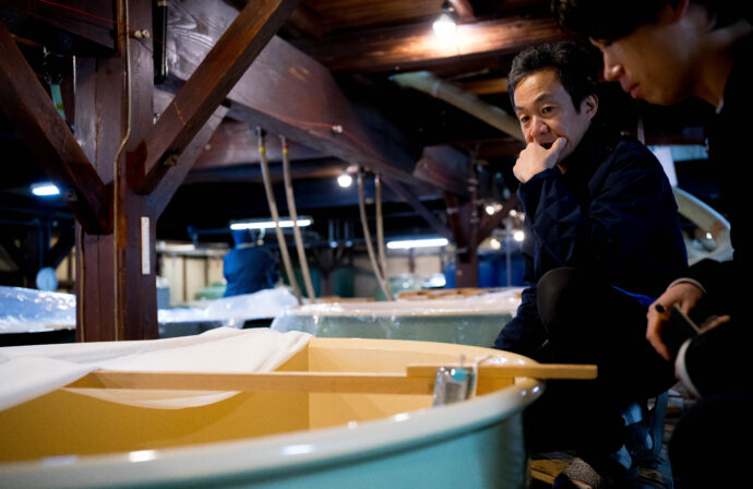 HIROKO WATANABE×CHOCHIN×TOMIYASAKETEN 「渡部 裕子(わたなべ ひろこ)」×「長珍(ちょうちん)」×「富屋酒店 名古屋 (とみやさけてん なごや)」 <PETIT PRESENT MARKET> in< ESCA> (プチ プレゼント マーケット) in (エスカ) 2023 12・29~2024 1.8 開催のお知らせ
2023年12月29日~2024年1月8日の期間
(1月1日は定休日 各日10:00~20:00開催)
名古屋駅太閤通り口地下街「エスカ センター ・光の広場」において
「プチ プレゼント マーケット」開催において「渡部 裕子」×「富屋酒店」と題し
渡部 裕子 ワタナベ ヒロコ 書家 書道家 hiroko wartanabe official web site 名古屋市在住 アーティスト ライブパフォーマンス 金シャチ横丁 文字 立体書インスタレーション ミッドランドスクエア周年ロゴ ヤマサちくわ 商品ロゴ ホテルウイングインターナショナル 京都四条烏丸 The TOWER Ryotel NAGOYA
客室内作品 舞台衣装美術 ライブパフォーマンス
当店の看板的存在 そして愛知の純米酒の代表のひとつといえる存在
愛知 津島の長珍酒造さん「純米酒シリーズ」と
愛知を代表する梅酒のひとつ白老酒造さんの「白老梅」をカップに特別に詰めていただき
渡部さんが直に書くオリジナルラベルの作品を日本で唯一
期間限定の限定数量販売ブースを出展させていただきます
さらに 1月7日と1月8日の二日間限定にて<書道家 渡邊 裕子さんによる「長珍ラベル 直書き企画」>を実施
渡部さんの力強く凛とした空気感の中に楽しさ漲るライブの瞬間を味わいながら その作品を手に入れることが出来る超絶贅沢な企画です
(10:00~16:00 開催)
さらに当日二日間は特別に蔵元より直送した「斗瓶取り(通常では飲めない鑑評会出品酒を詰める伝統の18Lの瓶)」の作品を当社 社長よりの「量り売り販売」を実施
その場で味わえるスペシャル企画も行います
(限定数量ですので完売の際はご了承ください)
年末年始を最高に盛り上げるSpecial Special Special 企画
是非 <エスカ>にお越しくださいませ
エスカ地下街 名古屋駅新幹線口 愛知県名古屋市中村区椿町6-9先 人気店多数 名古屋めし 観光
長珍 CHOCHIN しんぶんし 山廃純米 YAMAHAI 【7-70】無濾過生原酒 2023
長珍酒造 ちょうちんしゅぞう チョウチンシュゾウ チョーチン CHYOCHIN
BRUWERY 代表取締役兼杜氏 桑山雅行 クワヤママサユキ くわやままさゆき
KUWAYAMA MASAYUKI 桑山会 KUWAYAMAKAI クワヤマカイ くわやまかい しんぶんし 備前雄町 阿波山田 レッド 純米 純米吟醸 R2BY R4BY 熟成 お燗 ワイングラス かたくち 片口 マリアージュ 温度変化
立体的 日本酒の可能性 ステキ 唯一無二 絶対的信頼関係 名古屋特約店
(株)富屋酒店 愛知県名古屋市瑞穂区上坂町1-41-2 地酒屋 専門店 ライカM11 ズミルックス50 レンズ 代表 上田豊二 きき酒師 焼酎アドバイザー
シャンパーニュシュヴァリエ 堀田駅 熱田神宮駅
名古屋高速 堀田出口すぐ 牛巻交差点すぐ レトロ街並み 瓦屋根
クラッシックカー クラッシックバイク インテリア ファッション 音楽
センス クリエイト おたく マニア 映画 シネマ 骨格の太さとしなやかでまろやかな味わいが長珍スタイル。「長珍 CHOCHIN 純米吟醸 <ひやおろし HIYAOROSHI> 2023」
山田錦の豊かなボリュームとキレ感のバランスが唯一無二。「長珍 CHOCHIN 純米吟醸 <ひやおろし原酒 HIYAOROSHI> 2023」桑山流純米の味わい 温度変化の立体感を存分に楽しむ「長珍 CHOCHIN <純米生詰60 富山五百万石 TOYAMA GOHYAKUMANGOKU> 2023」八反錦のポテンシャルを存分に引き出した名作 「長珍 CHOCHIN しんぶんし 純米吟醸【50】 <八反錦 HATTANNISHIKI> 無濾過生原酒 2023」
(株)富屋酒店 かぶしきがいしゃ とみやさけてん カブシキガイシャ トミヤサケテン TOMIYA SAKETEN 愛知県名古屋市瑞穂区上坂町1-41-2 地酒屋 豊盃 HOUHAI ほうはい ホーハイ 三浦酒造 MIURASHUZO日高見 ひたかみ ヒタカミ HITAKAMI 平孝酒造 HIRAKOSHUZO 天の戸 アマノト あまのと AMANOTO 浅舞酒造 ASAMAISHUZO 飛露喜 HIROKISHUZOHONTEN 廣木酒造本店 HIROK 大那 DAINA ダイナ だいな 菊の里酒造 KIKUNOSATOSHUZO 旭興 KYOKUKO きょくこう キョクコウ 渡邉酒造 WATANABESHUZO 仙禽 SENKIN せんきん センキン(株)せんきん SENKIN鶴齢 カクレイ かくれい KAKUREI 青木酒造 AOKISHUZO謙信 ケンシン けんしん KENSHIN池田屋酒造 IKEDAYASHUZO 白岳仙 HAKUGAKUSEN ハクガクセン はくがくせん 安本酒造 YASUMOTOSHUZO 群馬泉 グンマイズミ ぐんまいずみ 島岡酒造 SHIMAOKASHUZO 喜久醉 きくよい キクヨイKIKUYOI 青島酒造 AOSHIMASHUZO 長珍 ちょうちん チョウチン長珍酒造CHOCHINSHUZO みねたからみりん 峯寳 味醂 一子相伝 ミネタカラ いっしそうでん イッシソウデン 小笠原味醂 OGASAWARA MIRIN
瀧自慢 たきじまん タキジマン 瀧自慢酒造 TAKIZIMANSHUZO 田光 TABIKA 早川酒造 HAYAKAWASHUZO 作 ZAKU ざく ザク 清水清三郎商店 SHIMIZUSEIZABUROSHOTEN 篠峯 櫛羅 しのみね シノミネ くじら クジラ 千代酒造 CHIYOSHUZO 雑賀 さいか サイカ 九重雑賀 KOKONOESAIKA 紀土 鶴梅 無量山 きっど キッド KID ツルウメ つるうめ TURUUME ムリョウザン むりょうざん MURYOZAN 平和酒造 HEIWASHUZO 蒼空 そうくう ソウクウ SÔKÛ 藤岡酒造 HUJIOKASHUZO 宝剣 HOUKEN 宝剣酒造 ほうけんしゅぞう ホウケンシュゾウ HOKENSHUZO 清酒竹鶴 小笹屋竹鶴 せいしゅたけつる セイシュタケツル おささやたけつる オササヤタケツル 竹鶴酒造 TAKETURUSHUZO
石鎚 いしづち イシヅチ 石鎚酒造 ISHIDUCHISHUZO 土佐しらぎく とさしらぎく トサシラギク 仙頭酒造場 せんとうしゅぞうじょう SENDOSHUZOZYOしんぶんしシリーズ今季最後の集大成 この感動の味わいを皆様に 「長珍 CHOCHIN しんぶんし 純米吟醸 <生生熟成5055 RAW RIPENING> 無濾過生酒 2023」
ブルゴーニュワイン BOURGOGNE ボルドーワイン BORDEAUXカリフォルニアワイン CALIFORNIA シャンパーニュ SHAMPAGNEアルザスワイン ALSACE ドイツワイン WEIN GERMAN WINE 専門店 ライカM11 ズミルックス50 レンズ 代表 上田豊二 きき酒師 焼酎アドバイザー シャンパーニュシュヴァリエ 堀田駅より徒歩10分 熱田神宮駅より徒歩10分
市バス 牛巻より徒歩3分 地下鉄堀田駅より徒歩15分 名古屋高速堀田出口より車で2分 牛巻交差点より徒歩5分 レトロ街並み 瓦屋根 裏道 大通りより二本入る CLASSIC CARクラッシックカー CLASSIC BIKE クラッシックバイク INTERIA インテリア FASHION ファッション MUSIC 音楽 LOVE SAKE SHOP 酒屋
センス クリエイト おたく MANIAマニア MOVIE 映画 CINEMA シネマ 2024年春オープン予定 いいねタウン瑞穂 iiNE マルシェ内 グランクレア瑞穂 いいねタウン瑞穂 愛知県名古屋市瑞穂区宝田町四丁目2番、3番2 春敲町三丁目23番1(地番) 魚太郎 UOTARO MIZUHO うおたろう ウオタロウ なごやみずほてん ナゴヤミズホテン 名古屋瑞穂店 車で1分 徒歩5分 丸明 瑞穂店 MARUAKI MIZUHO マルアキ ミズホテン まるあき みずほてん 徒歩10分 車3分 焼肉 美奈登 ヤキニクミナト やきにくみなと YAKINIKU MINATO 車で2分 徒歩10分 どての品川 DOTENO SHINAGAWA ドテノシナガワ どてのしながわ 車で30秒 徒歩1分昇福亭 SHOHUKUTEI しょうふくてい ショウフクテイ 街中華 マニア 大盛り 個性派 車で5分 徒歩15分 名店 近くにたくさんあり 堀田バンザイ 牛巻バンザイ 名古屋のへそ
お米を炊いたように味わいを表現した愛知の純米酒の名作 「長珍 CHOCHIN 純米 <阿波山田65 AWAYAMADA> 無濾過生詰 2023」しんぶんしシリーズ今季最後の集大成 この感動の味わいを皆様に 「長珍 CHOCHIN しんぶんし 純米吟醸 <生生熟成5055 RAW RIPENING> 無濾過生酒 2023」フレッシュさの中に漲る力強く品格溢れる生命力を その味わいから感じる「長珍 CHOCHIN <純米八反錦 HATTANNISHIKI> ささにごり生酒 R5BY」雄町の力強さと骨格が解けていく様を時間軸で楽しむ 「長珍 CHOCHIN 純米しんぶんし <備前雄町【7-65】 BIZENOMACHI> 無濾過生原酒 R5BY」雄町の力強さと骨格が解けていく様を時間軸で楽しむ 「長珍 CHOCHIN 純米しんぶんし <備前雄町【7-65】 BIZENOMACHI> 無濾過生原酒 R7BY」