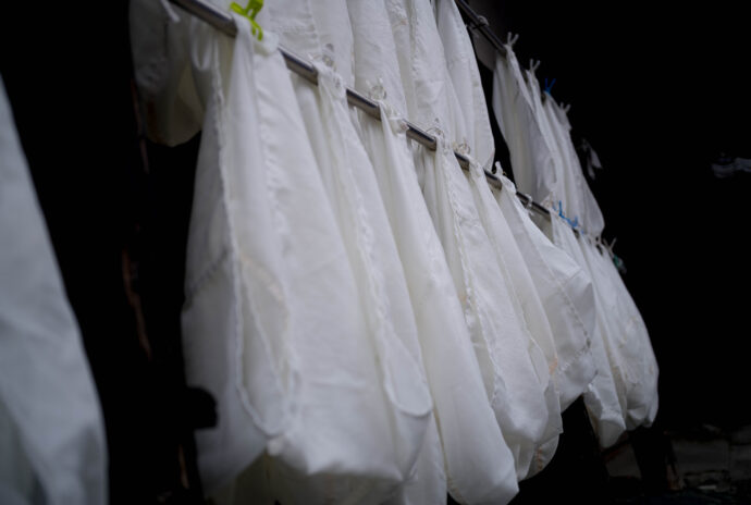 HIROKO WATANABE×CHOCHIN×TOMIYASAKETEN 「渡部 裕子(わたなべ ひろこ)」×「長珍(ちょうちん)」×「富屋酒店 名古屋 (とみやさけてん なごや)」 <PETIT PRESENT MARKET> in< ESCA> (プチ プレゼント マーケット) in (エスカ) 2023 12・29~2024 1.8 開催のお知らせ
2023年12月29日~2024年1月8日の期間
(1月1日は定休日 各日10:00~20:00開催)
名古屋駅太閤通り口地下街「エスカ センター ・光の広場」において
「プチ プレゼント マーケット」開催において「渡部 裕子」×「富屋酒店」と題し
渡部 裕子 ワタナベ ヒロコ 書家 書道家 hiroko wartanabe official web site 名古屋市在住 アーティスト ライブパフォーマンス 金シャチ横丁 文字 立体書インスタレーション ミッドランドスクエア周年ロゴ ヤマサちくわ 商品ロゴ ホテルウイングインターナショナル 京都四条烏丸 The TOWER Ryotel NAGOYA
客室内作品 舞台衣装美術 ライブパフォーマンス
当店の看板的存在 そして愛知の純米酒の代表のひとつといえる存在
愛知 津島の長珍酒造さん「純米酒シリーズ」と
愛知を代表する梅酒のひとつ白老酒造さんの「白老梅」をカップに特別に詰めていただき
渡部さんが直に書くオリジナルラベルの作品を日本で唯一
期間限定の限定数量販売ブースを出展させていただきます
さらに 1月7日と1月8日の二日間限定にて<書道家 渡邊 裕子さんによる「長珍ラベル 直書き企画」>を実施
渡部さんの力強く凛とした空気感の中に楽しさ漲るライブの瞬間を味わいながら その作品を手に入れることが出来る超絶贅沢な企画です
(10:00~16:00 開催)
さらに当日二日間は特別に蔵元より直送した「斗瓶取り(通常では飲めない鑑評会出品酒を詰める伝統の18Lの瓶)」の作品を当社 社長よりの「量り売り販売」を実施
その場で味わえるスペシャル企画も行います
(限定数量ですので完売の際はご了承ください)
年末年始を最高に盛り上げるSpecial Special Special 企画
是非 <エスカ>にお越しくださいませ
エスカ地下街 名古屋駅新幹線口 愛知県名古屋市中村区椿町6-9先 人気店多数 名古屋めし 観光
長珍 CHOCHIN しんぶんし 山廃純米 YAMAHAI 【7-70】無濾過生原酒 2023
長珍酒造 ちょうちんしゅぞう チョウチンシュゾウ チョーチン CHYOCHIN
BRUWERY 代表取締役兼杜氏 桑山雅行 クワヤママサユキ くわやままさゆき
KUWAYAMA MASAYUKI 桑山会 KUWAYAMAKAI クワヤマカイ くわやまかい しんぶんし 備前雄町 阿波山田 レッド 純米 純米吟醸 R2BY R4BY 熟成 お燗 ワイングラス かたくち 片口 マリアージュ 温度変化
立体的 日本酒の可能性 ステキ 唯一無二 絶対的信頼関係 名古屋特約店
(株)富屋酒店 愛知県名古屋市瑞穂区上坂町1-41-2 地酒屋 専門店 ライカM11 ズミルックス50 レンズ 代表 上田豊二 きき酒師 焼酎アドバイザー
シャンパーニュシュヴァリエ 堀田駅 熱田神宮駅
名古屋高速 堀田出口すぐ 牛巻交差点すぐ レトロ街並み 瓦屋根
クラッシックカー クラッシックバイク インテリア ファッション 音楽
センス クリエイト おたく マニア 映画 シネマ 骨格の太さとしなやかでまろやかな味わいが長珍スタイル。「長珍 CHOCHIN 純米吟醸 <ひやおろし HIYAOROSHI> 2023」
山田錦の豊かなボリュームとキレ感のバランスが唯一無二。「長珍 CHOCHIN 純米吟醸 <ひやおろし原酒 HIYAOROSHI> 2023」桑山流純米の味わい 温度変化の立体感を存分に楽しむ「長珍 CHOCHIN <純米生詰60 富山五百万石 TOYAMA GOHYAKUMANGOKU> 2023」八反錦のポテンシャルを存分に引き出した名作 「長珍 CHOCHIN しんぶんし 純米吟醸【50】 <八反錦 HATTANNISHIKI> 無濾過生原酒 2023」
(株)富屋酒店 かぶしきがいしゃ とみやさけてん カブシキガイシャ トミヤサケテン TOMIYA SAKETEN 愛知県名古屋市瑞穂区上坂町1-41-2 地酒屋 豊盃 HOUHAI ほうはい ホーハイ 三浦酒造 MIURASHUZO日高見 ひたかみ ヒタカミ HITAKAMI 平孝酒造 HIRAKOSHUZO 天の戸 アマノト あまのと AMANOTO 浅舞酒造 ASAMAISHUZO 飛露喜 HIROKISHUZOHONTEN 廣木酒造本店 HIROK 大那 DAINA ダイナ だいな 菊の里酒造 KIKUNOSATOSHUZO 旭興 KYOKUKO きょくこう キョクコウ 渡邉酒造 WATANABESHUZO 仙禽 SENKIN せんきん センキン(株)せんきん SENKIN鶴齢 カクレイ かくれい KAKUREI 青木酒造 AOKISHUZO謙信 ケンシン けんしん KENSHIN池田屋酒造 IKEDAYASHUZO 白岳仙 HAKUGAKUSEN ハクガクセン はくがくせん 安本酒造 YASUMOTOSHUZO 群馬泉 グンマイズミ ぐんまいずみ 島岡酒造 SHIMAOKASHUZO 喜久醉 きくよい キクヨイKIKUYOI 青島酒造 AOSHIMASHUZO 長珍 ちょうちん チョウチン長珍酒造CHOCHINSHUZO みねたからみりん 峯寳 味醂 一子相伝 ミネタカラ いっしそうでん イッシソウデン 小笠原味醂 OGASAWARA MIRIN
瀧自慢 たきじまん タキジマン 瀧自慢酒造 TAKIZIMANSHUZO 田光 TABIKA 早川酒造 HAYAKAWASHUZO 作 ZAKU ざく ザク 清水清三郎商店 SHIMIZUSEIZABUROSHOTEN 篠峯 櫛羅 しのみね シノミネ くじら クジラ 千代酒造 CHIYOSHUZO 雑賀 さいか サイカ 九重雑賀 KOKONOESAIKA 紀土 鶴梅 無量山 きっど キッド KID ツルウメ つるうめ TURUUME ムリョウザン むりょうざん MURYOZAN 平和酒造 HEIWASHUZO 蒼空 そうくう ソウクウ SÔKÛ 藤岡酒造 HUJIOKASHUZO 宝剣 HOUKEN 宝剣酒造 ほうけんしゅぞう ホウケンシュゾウ HOKENSHUZO 清酒竹鶴 小笹屋竹鶴 せいしゅたけつる セイシュタケツル おささやたけつる オササヤタケツル 竹鶴酒造 TAKETURUSHUZO
石鎚 いしづち イシヅチ 石鎚酒造 ISHIDUCHISHUZO 土佐しらぎく とさしらぎく トサシラギク 仙頭酒造場 せんとうしゅぞうじょう SENDOSHUZOZYOしんぶんしシリーズ今季最後の集大成 この感動の味わいを皆様に 「長珍 CHOCHIN しんぶんし 純米吟醸 <生生熟成5055 RAW RIPENING> 無濾過生酒 2023」
ブルゴーニュワイン BOURGOGNE ボルドーワイン BORDEAUXカリフォルニアワイン CALIFORNIA シャンパーニュ SHAMPAGNEアルザスワイン ALSACE ドイツワイン WEIN GERMAN WINE 専門店 ライカM11 ズミルックス50 レンズ 代表 上田豊二 きき酒師 焼酎アドバイザー シャンパーニュシュヴァリエ 堀田駅より徒歩10分 熱田神宮駅より徒歩10分
市バス 牛巻より徒歩3分 地下鉄堀田駅より徒歩15分 名古屋高速堀田出口より車で2分 牛巻交差点より徒歩5分 レトロ街並み 瓦屋根 裏道 大通りより二本入る CLASSIC CARクラッシックカー CLASSIC BIKE クラッシックバイク INTERIA インテリア FASHION ファッション MUSIC 音楽 LOVE SAKE SHOP 酒屋
センス クリエイト おたく MANIAマニア MOVIE 映画 CINEMA シネマ 2024年春オープン予定 いいねタウン瑞穂 iiNE マルシェ内 グランクレア瑞穂 いいねタウン瑞穂 愛知県名古屋市瑞穂区宝田町四丁目2番、3番2 春敲町三丁目23番1(地番) 魚太郎 UOTARO MIZUHO うおたろう ウオタロウ なごやみずほてん ナゴヤミズホテン 名古屋瑞穂店 車で1分 徒歩5分 丸明 瑞穂店 MARUAKI MIZUHO マルアキ ミズホテン まるあき みずほてん 徒歩10分 車3分 焼肉 美奈登 ヤキニクミナト やきにくみなと YAKINIKU MINATO 車で2分 徒歩10分 どての品川 DOTENO SHINAGAWA ドテノシナガワ どてのしながわ 車で30秒 徒歩1分昇福亭 SHOHUKUTEI しょうふくてい ショウフクテイ 街中華 マニア 大盛り 個性派 車で5分 徒歩15分 名店 近くにたくさんあり 堀田バンザイ 牛巻バンザイ 名古屋のへそ
お米を炊いたように味わいを表現した愛知の純米酒の名作 「長珍 CHOCHIN 純米 <阿波山田65 AWAYAMADA> 無濾過生詰 2023」しんぶんしシリーズ今季最後の集大成 この感動の味わいを皆様に 「長珍 CHOCHIN しんぶんし 純米吟醸 <生生熟成5055 RAW RIPENING> 無濾過生酒 2023」フレッシュさの中に漲る力強く品格溢れる生命力を その味わいから感じる「長珍 CHOCHIN <純米八反錦 HATTANNISHIKI> ささにごり生酒 R5BY」雄町の力強さと骨格が解けていく様を時間軸で楽しむ 「長珍 CHOCHIN 純米しんぶんし <備前雄町【7-65】 BIZENOMACHI> 無濾過生原酒 R5BY」雄町の力強さと骨格が解けていく様を時間軸で楽しむ 「長珍 CHOCHIN 純米しんぶんし <備前雄町【7-65】 BIZENOMACHI> 無濾過生原酒 R7BY」