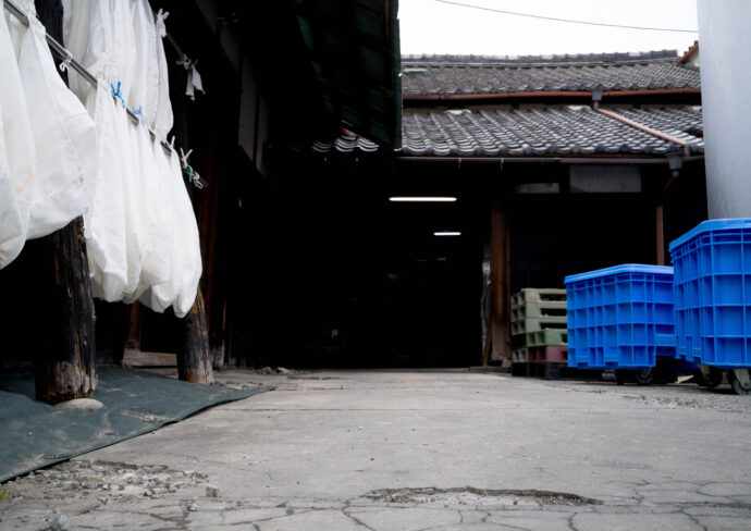 HIROKO WATANABE×CHOCHIN×TOMIYASAKETEN 「渡部 裕子(わたなべ ひろこ)」×「長珍(ちょうちん)」×「富屋酒店 名古屋 (とみやさけてん なごや)」 <PETIT PRESENT MARKET> in< ESCA> (プチ プレゼント マーケット) in (エスカ) 2023 12・29~2024 1.8 開催のお知らせ
2023年12月29日~2024年1月8日の期間
(1月1日は定休日 各日10:00~20:00開催)
名古屋駅太閤通り口地下街「エスカ センター ・光の広場」において
「プチ プレゼント マーケット」開催において「渡部 裕子」×「富屋酒店」と題し
渡部 裕子 ワタナベ ヒロコ 書家 書道家 hiroko wartanabe official web site 名古屋市在住 アーティスト ライブパフォーマンス 金シャチ横丁 文字 立体書インスタレーション ミッドランドスクエア周年ロゴ ヤマサちくわ 商品ロゴ ホテルウイングインターナショナル 京都四条烏丸 The TOWER Ryotel NAGOYA
客室内作品 舞台衣装美術 ライブパフォーマンス
当店の看板的存在 そして愛知の純米酒の代表のひとつといえる存在
愛知 津島の長珍酒造さん「純米酒シリーズ」と
愛知を代表する梅酒のひとつ白老酒造さんの「白老梅」をカップに特別に詰めていただき
渡部さんが直に書くオリジナルラベルの作品を日本で唯一
期間限定の限定数量販売ブースを出展させていただきます
さらに 1月7日と1月8日の二日間限定にて<書道家 渡邊 裕子さんによる「長珍ラベル 直書き企画」>を実施
渡部さんの力強く凛とした空気感の中に楽しさ漲るライブの瞬間を味わいながら その作品を手に入れることが出来る超絶贅沢な企画です
(10:00~16:00 開催)
さらに当日二日間は特別に蔵元より直送した「斗瓶取り(通常では飲めない鑑評会出品酒を詰める伝統の18Lの瓶)」の作品を当社 社長よりの「量り売り販売」を実施
その場で味わえるスペシャル企画も行います
(限定数量ですので完売の際はご了承ください)
年末年始を最高に盛り上げるSpecial Special Special 企画
是非 <エスカ>にお越しくださいませ
エスカ地下街 名古屋駅新幹線口 愛知県名古屋市中村区椿町6-9先 人気店多数 名古屋めし 観光
長珍 CHOCHIN しんぶんし 山廃純米 YAMAHAI 【7-70】無濾過生原酒 2023
長珍酒造 ちょうちんしゅぞう チョウチンシュゾウ チョーチン CHYOCHIN
BRUWERY 代表取締役兼杜氏 桑山雅行 クワヤママサユキ くわやままさゆき
KUWAYAMA MASAYUKI 桑山会 KUWAYAMAKAI クワヤマカイ くわやまかい しんぶんし 備前雄町 阿波山田 レッド 純米 純米吟醸 R2BY R4BY 熟成 お燗 ワイングラス かたくち 片口 マリアージュ 温度変化
立体的 日本酒の可能性 ステキ 唯一無二 絶対的信頼関係 名古屋特約店
(株)富屋酒店 愛知県名古屋市瑞穂区上坂町1-41-2 地酒屋 専門店 ライカM11 ズミルックス50 レンズ 代表 上田豊二 きき酒師 焼酎アドバイザー
シャンパーニュシュヴァリエ 堀田駅 熱田神宮駅
名古屋高速 堀田出口すぐ 牛巻交差点すぐ レトロ街並み 瓦屋根
クラッシックカー クラッシックバイク インテリア ファッション 音楽
センス クリエイト おたく マニア 映画 シネマ 骨格の太さとしなやかでまろやかな味わいが長珍スタイル。「長珍 CHOCHIN 純米吟醸 <ひやおろし HIYAOROSHI> 2023」
山田錦の豊かなボリュームとキレ感のバランスが唯一無二。「長珍 CHOCHIN 純米吟醸 <ひやおろし原酒 HIYAOROSHI> 2023」桑山流純米の味わい 温度変化の立体感を存分に楽しむ「長珍 CHOCHIN <純米生詰60 富山五百万石 TOYAMA GOHYAKUMANGOKU> 2023」八反錦のポテンシャルを存分に引き出した名作 「長珍 CHOCHIN しんぶんし 純米吟醸【50】 <八反錦 HATTANNISHIKI> 無濾過生原酒 2023」
(株)富屋酒店 かぶしきがいしゃ とみやさけてん カブシキガイシャ トミヤサケテン TOMIYA SAKETEN 愛知県名古屋市瑞穂区上坂町1-41-2 地酒屋 豊盃 HOUHAI ほうはい ホーハイ 三浦酒造 MIURASHUZO日高見 ひたかみ ヒタカミ HITAKAMI 平孝酒造 HIRAKOSHUZO 天の戸 アマノト あまのと AMANOTO 浅舞酒造 ASAMAISHUZO 飛露喜 HIROKISHUZOHONTEN 廣木酒造本店 HIROK 大那 DAINA ダイナ だいな 菊の里酒造 KIKUNOSATOSHUZO 旭興 KYOKUKO きょくこう キョクコウ 渡邉酒造 WATANABESHUZO 仙禽 SENKIN せんきん センキン(株)せんきん SENKIN鶴齢 カクレイ かくれい KAKUREI 青木酒造 AOKISHUZO謙信 ケンシン けんしん KENSHIN池田屋酒造 IKEDAYASHUZO 白岳仙 HAKUGAKUSEN ハクガクセン はくがくせん 安本酒造 YASUMOTOSHUZO 群馬泉 グンマイズミ ぐんまいずみ 島岡酒造 SHIMAOKASHUZO 喜久醉 きくよい キクヨイKIKUYOI 青島酒造 AOSHIMASHUZO 長珍 ちょうちん チョウチン長珍酒造CHOCHINSHUZO みねたからみりん 峯寳 味醂 一子相伝 ミネタカラ いっしそうでん イッシソウデン 小笠原味醂 OGASAWARA MIRIN
瀧自慢 たきじまん タキジマン 瀧自慢酒造 TAKIZIMANSHUZO 田光 TABIKA 早川酒造 HAYAKAWASHUZO 作 ZAKU ざく ザク 清水清三郎商店 SHIMIZUSEIZABUROSHOTEN 篠峯 櫛羅 しのみね シノミネ くじら クジラ 千代酒造 CHIYOSHUZO 雑賀 さいか サイカ 九重雑賀 KOKONOESAIKA 紀土 鶴梅 無量山 きっど キッド KID ツルウメ つるうめ TURUUME ムリョウザン むりょうざん MURYOZAN 平和酒造 HEIWASHUZO 蒼空 そうくう ソウクウ SÔKÛ 藤岡酒造 HUJIOKASHUZO 宝剣 HOUKEN 宝剣酒造 ほうけんしゅぞう ホウケンシュゾウ HOKENSHUZO 清酒竹鶴 小笹屋竹鶴 せいしゅたけつる セイシュタケツル おささやたけつる オササヤタケツル 竹鶴酒造 TAKETURUSHUZO
石鎚 いしづち イシヅチ 石鎚酒造 ISHIDUCHISHUZO 土佐しらぎく とさしらぎく トサシラギク 仙頭酒造場 せんとうしゅぞうじょう SENDOSHUZOZYOしんぶんしシリーズ今季最後の集大成 この感動の味わいを皆様に 「長珍 CHOCHIN しんぶんし 純米吟醸 <生生熟成5055 RAW RIPENING> 無濾過生酒 2023」
ブルゴーニュワイン BOURGOGNE ボルドーワイン BORDEAUXカリフォルニアワイン CALIFORNIA シャンパーニュ SHAMPAGNEアルザスワイン ALSACE ドイツワイン WEIN GERMAN WINE 専門店 ライカM11 ズミルックス50 レンズ 代表 上田豊二 きき酒師 焼酎アドバイザー シャンパーニュシュヴァリエ 堀田駅より徒歩10分 熱田神宮駅より徒歩10分
市バス 牛巻より徒歩3分 地下鉄堀田駅より徒歩15分 名古屋高速堀田出口より車で2分 牛巻交差点より徒歩5分 レトロ街並み 瓦屋根 裏道 大通りより二本入る CLASSIC CARクラッシックカー CLASSIC BIKE クラッシックバイク INTERIA インテリア FASHION ファッション MUSIC 音楽 LOVE SAKE SHOP 酒屋
センス クリエイト おたく MANIAマニア MOVIE 映画 CINEMA シネマ 2024年春オープン予定 いいねタウン瑞穂 iiNE マルシェ内 グランクレア瑞穂 いいねタウン瑞穂 愛知県名古屋市瑞穂区宝田町四丁目2番、3番2 春敲町三丁目23番1(地番) 魚太郎 UOTARO MIZUHO うおたろう ウオタロウ なごやみずほてん ナゴヤミズホテン 名古屋瑞穂店 車で1分 徒歩5分 丸明 瑞穂店 MARUAKI MIZUHO マルアキ ミズホテン まるあき みずほてん 徒歩10分 車3分 焼肉 美奈登 ヤキニクミナト やきにくみなと YAKINIKU MINATO 車で2分 徒歩10分 どての品川 DOTENO SHINAGAWA ドテノシナガワ どてのしながわ 車で30秒 徒歩1分昇福亭 SHOHUKUTEI しょうふくてい ショウフクテイ 街中華 マニア 大盛り 個性派 車で5分 徒歩15分 名店 近くにたくさんあり 堀田バンザイ 牛巻バンザイ 名古屋のへそ
お米を炊いたように味わいを表現した愛知の純米酒の名作 「長珍 CHOCHIN 純米 <阿波山田65 AWAYAMADA> 無濾過生詰 2023」しんぶんしシリーズ今季最後の集大成 この感動の味わいを皆様に 「長珍 CHOCHIN しんぶんし 純米吟醸 <生生熟成5055 RAW RIPENING> 無濾過生酒 2023」フレッシュさの中に漲る力強く品格溢れる生命力を その味わいから感じる「長珍 CHOCHIN <純米八反錦 HATTANNISHIKI> ささにごり生酒 R5BY」雄町の力強さと骨格が解けていく様を時間軸で楽しむ 「長珍 CHOCHIN 純米しんぶんし <備前雄町【7-65】 BIZENOMACHI> 無濾過生原酒 R5BY」雄町の力強さと骨格が解けていく様を時間軸で楽しむ 「長珍 CHOCHIN 純米しんぶんし <備前雄町【7-65】 BIZENOMACHI> 無濾過生原酒 R7BY」