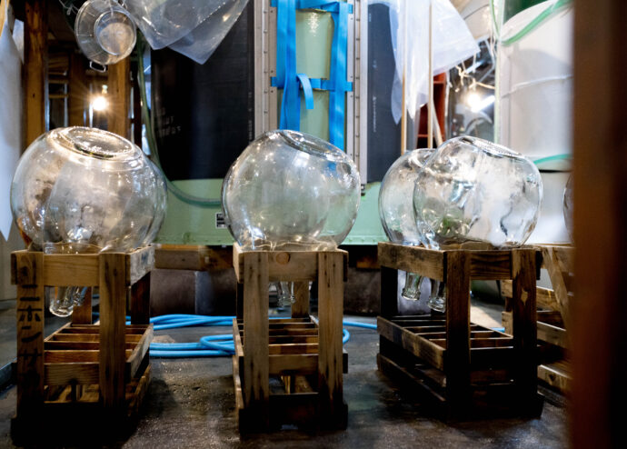 HIROKO WATANABE×CHOCHIN×TOMIYASAKETEN 「渡部 裕子(わたなべ ひろこ)」×「長珍(ちょうちん)」×「富屋酒店 名古屋 (とみやさけてん なごや)」 <PETIT PRESENT MARKET> in< ESCA> (プチ プレゼント マーケット) in (エスカ) 2023 12・29~2024 1.8 開催のお知らせ
2023年12月29日~2024年1月8日の期間
(1月1日は定休日 各日10:00~20:00開催)
名古屋駅太閤通り口地下街「エスカ センター ・光の広場」において
「プチ プレゼント マーケット」開催において「渡部 裕子」×「富屋酒店」と題し
渡部 裕子 ワタナベ ヒロコ 書家 書道家 hiroko wartanabe official web site 名古屋市在住 アーティスト ライブパフォーマンス 金シャチ横丁 文字 立体書インスタレーション ミッドランドスクエア周年ロゴ ヤマサちくわ 商品ロゴ ホテルウイングインターナショナル 京都四条烏丸 The TOWER Ryotel NAGOYA
客室内作品 舞台衣装美術 ライブパフォーマンス
当店の看板的存在 そして愛知の純米酒の代表のひとつといえる存在
愛知 津島の長珍酒造さん「純米酒シリーズ」と
愛知を代表する梅酒のひとつ白老酒造さんの「白老梅」をカップに特別に詰めていただき
渡部さんが直に書くオリジナルラベルの作品を日本で唯一
期間限定の限定数量販売ブースを出展させていただきます
さらに 1月7日と1月8日の二日間限定にて<書道家 渡邊 裕子さんによる「長珍ラベル 直書き企画」>を実施
渡部さんの力強く凛とした空気感の中に楽しさ漲るライブの瞬間を味わいながら その作品を手に入れることが出来る超絶贅沢な企画です
(10:00~16:00 開催)
さらに当日二日間は特別に蔵元より直送した「斗瓶取り(通常では飲めない鑑評会出品酒を詰める伝統の18Lの瓶)」の作品を当社 社長よりの「量り売り販売」を実施
その場で味わえるスペシャル企画も行います
(限定数量ですので完売の際はご了承ください)
年末年始を最高に盛り上げるSpecial Special Special 企画
是非 <エスカ>にお越しくださいませ
エスカ地下街 名古屋駅新幹線口 愛知県名古屋市中村区椿町6-9先 人気店多数 名古屋めし 観光
長珍 CHOCHIN しんぶんし 山廃純米 YAMAHAI 【7-70】無濾過生原酒 2023
長珍酒造 ちょうちんしゅぞう チョウチンシュゾウ チョーチン CHYOCHIN
BRUWERY 代表取締役兼杜氏 桑山雅行 クワヤママサユキ くわやままさゆき
KUWAYAMA MASAYUKI 桑山会 KUWAYAMAKAI クワヤマカイ くわやまかい しんぶんし 備前雄町 阿波山田 レッド 純米 純米吟醸 R2BY R4BY 熟成 お燗 ワイングラス かたくち 片口 マリアージュ 温度変化
立体的 日本酒の可能性 ステキ 唯一無二 絶対的信頼関係 名古屋特約店
(株)富屋酒店 愛知県名古屋市瑞穂区上坂町1-41-2 地酒屋 専門店 ライカM11 ズミルックス50 レンズ 代表 上田豊二 きき酒師 焼酎アドバイザー
シャンパーニュシュヴァリエ 堀田駅 熱田神宮駅
名古屋高速 堀田出口すぐ 牛巻交差点すぐ レトロ街並み 瓦屋根
クラッシックカー クラッシックバイク インテリア ファッション 音楽
センス クリエイト おたく マニア 映画 シネマ 骨格の太さとしなやかでまろやかな味わいが長珍スタイル。「長珍 CHOCHIN 純米吟醸 <ひやおろし HIYAOROSHI> 2023」
山田錦の豊かなボリュームとキレ感のバランスが唯一無二。「長珍 CHOCHIN 純米吟醸 <ひやおろし原酒 HIYAOROSHI> 2023」桑山流純米の味わい 温度変化の立体感を存分に楽しむ「長珍 CHOCHIN <純米生詰60 富山五百万石 TOYAMA GOHYAKUMANGOKU> 2023」八反錦のポテンシャルを存分に引き出した名作 「長珍 CHOCHIN しんぶんし 純米吟醸【50】 <八反錦 HATTANNISHIKI> 無濾過生原酒 2023」
(株)富屋酒店 かぶしきがいしゃ とみやさけてん カブシキガイシャ トミヤサケテン TOMIYA SAKETEN 愛知県名古屋市瑞穂区上坂町1-41-2 地酒屋 豊盃 HOUHAI ほうはい ホーハイ 三浦酒造 MIURASHUZO日高見 ひたかみ ヒタカミ HITAKAMI 平孝酒造 HIRAKOSHUZO 天の戸 アマノト あまのと AMANOTO 浅舞酒造 ASAMAISHUZO 飛露喜 HIROKISHUZOHONTEN 廣木酒造本店 HIROK 大那 DAINA ダイナ だいな 菊の里酒造 KIKUNOSATOSHUZO 旭興 KYOKUKO きょくこう キョクコウ 渡邉酒造 WATANABESHUZO 仙禽 SENKIN せんきん センキン(株)せんきん SENKIN鶴齢 カクレイ かくれい KAKUREI 青木酒造 AOKISHUZO謙信 ケンシン けんしん KENSHIN池田屋酒造 IKEDAYASHUZO 白岳仙 HAKUGAKUSEN ハクガクセン はくがくせん 安本酒造 YASUMOTOSHUZO 群馬泉 グンマイズミ ぐんまいずみ 島岡酒造 SHIMAOKASHUZO 喜久醉 きくよい キクヨイKIKUYOI 青島酒造 AOSHIMASHUZO 長珍 ちょうちん チョウチン長珍酒造CHOCHINSHUZO みねたからみりん 峯寳 味醂 一子相伝 ミネタカラ いっしそうでん イッシソウデン 小笠原味醂 OGASAWARA MIRIN
瀧自慢 たきじまん タキジマン 瀧自慢酒造 TAKIZIMANSHUZO 田光 TABIKA 早川酒造 HAYAKAWASHUZO 作 ZAKU ざく ザク 清水清三郎商店 SHIMIZUSEIZABUROSHOTEN 篠峯 櫛羅 しのみね シノミネ くじら クジラ 千代酒造 CHIYOSHUZO 雑賀 さいか サイカ 九重雑賀 KOKONOESAIKA 紀土 鶴梅 無量山 きっど キッド KID ツルウメ つるうめ TURUUME ムリョウザン むりょうざん MURYOZAN 平和酒造 HEIWASHUZO 蒼空 そうくう ソウクウ SÔKÛ 藤岡酒造 HUJIOKASHUZO 宝剣 HOUKEN 宝剣酒造 ほうけんしゅぞう ホウケンシュゾウ HOKENSHUZO 清酒竹鶴 小笹屋竹鶴 せいしゅたけつる セイシュタケツル おささやたけつる オササヤタケツル 竹鶴酒造 TAKETURUSHUZO
石鎚 いしづち イシヅチ 石鎚酒造 ISHIDUCHISHUZO 土佐しらぎく とさしらぎく トサシラギク 仙頭酒造場 せんとうしゅぞうじょう SENDOSHUZOZYOしんぶんしシリーズ今季最後の集大成 この感動の味わいを皆様に 「長珍 CHOCHIN しんぶんし 純米吟醸 <生生熟成5055 RAW RIPENING> 無濾過生酒 2023」
ブルゴーニュワイン BOURGOGNE ボルドーワイン BORDEAUXカリフォルニアワイン CALIFORNIA シャンパーニュ SHAMPAGNEアルザスワイン ALSACE ドイツワイン WEIN GERMAN WINE 専門店 ライカM11 ズミルックス50 レンズ 代表 上田豊二 きき酒師 焼酎アドバイザー シャンパーニュシュヴァリエ 堀田駅より徒歩10分 熱田神宮駅より徒歩10分
市バス 牛巻より徒歩3分 地下鉄堀田駅より徒歩15分 名古屋高速堀田出口より車で2分 牛巻交差点より徒歩5分 レトロ街並み 瓦屋根 裏道 大通りより二本入る CLASSIC CARクラッシックカー CLASSIC BIKE クラッシックバイク INTERIA インテリア FASHION ファッション MUSIC 音楽 LOVE SAKE SHOP 酒屋
センス クリエイト おたく MANIAマニア MOVIE 映画 CINEMA シネマ 2024年春オープン予定 いいねタウン瑞穂 iiNE マルシェ内 グランクレア瑞穂 いいねタウン瑞穂 愛知県名古屋市瑞穂区宝田町四丁目2番、3番2 春敲町三丁目23番1(地番) 魚太郎 UOTARO MIZUHO うおたろう ウオタロウ なごやみずほてん ナゴヤミズホテン 名古屋瑞穂店 車で1分 徒歩5分 丸明 瑞穂店 MARUAKI MIZUHO マルアキ ミズホテン まるあき みずほてん 徒歩10分 車3分 焼肉 美奈登 ヤキニクミナト やきにくみなと YAKINIKU MINATO 車で2分 徒歩10分 どての品川 DOTENO SHINAGAWA ドテノシナガワ どてのしながわ 車で30秒 徒歩1分昇福亭 SHOHUKUTEI しょうふくてい ショウフクテイ 街中華 マニア 大盛り 個性派 車で5分 徒歩15分 名店 近くにたくさんあり 堀田バンザイ 牛巻バンザイ 名古屋のへそ
お米を炊いたように味わいを表現した愛知の純米酒の名作 「長珍 CHOCHIN 純米 <阿波山田65 AWAYAMADA> 無濾過生詰 2023」しんぶんしシリーズ今季最後の集大成 この感動の味わいを皆様に 「長珍 CHOCHIN しんぶんし 純米吟醸 <生生熟成5055 RAW RIPENING> 無濾過生酒 2023」フレッシュさの中に漲る力強く品格溢れる生命力を その味わいから感じる「長珍 CHOCHIN <純米八反錦 HATTANNISHIKI> ささにごり生酒 R5BY」雄町の力強さと骨格が解けていく様を時間軸で楽しむ 「長珍 CHOCHIN 純米しんぶんし <備前雄町【7-65】 BIZENOMACHI> 無濾過生原酒 R5BY」雄町の力強さと骨格が解けていく様を時間軸で楽しむ 「長珍 CHOCHIN 純米しんぶんし <備前雄町【7-65】 BIZENOMACHI> 無濾過生原酒 R7BY」