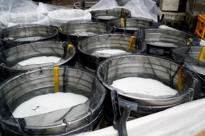 HIROKO WATANABE×CHOCHIN×TOMIYASAKETEN 「渡部 裕子(わたなべ ひろこ)」×「長珍(ちょうちん)」×「富屋酒店 名古屋 (とみやさけてん なごや)」 <PETIT PRESENT MARKET> in< ESCA> (プチ プレゼント マーケット) in (エスカ) 2023 12・29~2024 1.8 開催のお知らせ
2023年12月29日~2024年1月8日の期間
(1月1日は定休日 各日10:00~20:00開催)
名古屋駅太閤通り口地下街「エスカ センター ・光の広場」において
「プチ プレゼント マーケット」開催において「渡部 裕子」×「富屋酒店」と題し
渡部 裕子 ワタナベ ヒロコ 書家 書道家 hiroko wartanabe official web site 名古屋市在住 アーティスト ライブパフォーマンス 金シャチ横丁 文字 立体書インスタレーション ミッドランドスクエア周年ロゴ ヤマサちくわ 商品ロゴ ホテルウイングインターナショナル 京都四条烏丸 The TOWER Ryotel NAGOYA
客室内作品 舞台衣装美術 ライブパフォーマンス
当店の看板的存在 そして愛知の純米酒の代表のひとつといえる存在
愛知 津島の長珍酒造さん「純米酒シリーズ」と
愛知を代表する梅酒のひとつ白老酒造さんの「白老梅」をカップに特別に詰めていただき
渡部さんが直に書くオリジナルラベルの作品を日本で唯一
期間限定の限定数量販売ブースを出展させていただきます
さらに 1月7日と1月8日の二日間限定にて<書道家 渡邊 裕子さんによる「長珍ラベル 直書き企画」>を実施
渡部さんの力強く凛とした空気感の中に楽しさ漲るライブの瞬間を味わいながら その作品を手に入れることが出来る超絶贅沢な企画です
(10:00~16:00 開催)
さらに当日二日間は特別に蔵元より直送した「斗瓶取り(通常では飲めない鑑評会出品酒を詰める伝統の18Lの瓶)」の作品を当社 社長よりの「量り売り販売」を実施
その場で味わえるスペシャル企画も行います
(限定数量ですので完売の際はご了承ください)
年末年始を最高に盛り上げるSpecial Special Special 企画
是非 <エスカ>にお越しくださいませ
エスカ地下街 名古屋駅新幹線口 愛知県名古屋市中村区椿町6-9先 人気店多数 名古屋めし 観光
長珍 CHOCHIN しんぶんし 山廃純米 YAMAHAI 【7-70】無濾過生原酒 2023
長珍酒造 ちょうちんしゅぞう チョウチンシュゾウ チョーチン CHYOCHIN
BRUWERY 代表取締役兼杜氏 桑山雅行 クワヤママサユキ くわやままさゆき
KUWAYAMA MASAYUKI 桑山会 KUWAYAMAKAI クワヤマカイ くわやまかい しんぶんし 備前雄町 阿波山田 レッド 純米 純米吟醸 R2BY R4BY 熟成 お燗 ワイングラス かたくち 片口 マリアージュ 温度変化
立体的 日本酒の可能性 ステキ 唯一無二 絶対的信頼関係 名古屋特約店
(株)富屋酒店 愛知県名古屋市瑞穂区上坂町1-41-2 地酒屋 専門店 ライカM11 ズミルックス50 レンズ 代表 上田豊二 きき酒師 焼酎アドバイザー
シャンパーニュシュヴァリエ 堀田駅 熱田神宮駅
名古屋高速 堀田出口すぐ 牛巻交差点すぐ レトロ街並み 瓦屋根
クラッシックカー クラッシックバイク インテリア ファッション 音楽
センス クリエイト おたく マニア 映画 シネマ 骨格の太さとしなやかでまろやかな味わいが長珍スタイル。「長珍 CHOCHIN 純米吟醸 <ひやおろし HIYAOROSHI> 2023」
山田錦の豊かなボリュームとキレ感のバランスが唯一無二。「長珍 CHOCHIN 純米吟醸 <ひやおろし原酒 HIYAOROSHI> 2023」桑山流純米の味わい 温度変化の立体感を存分に楽しむ「長珍 CHOCHIN <純米生詰60 富山五百万石 TOYAMA GOHYAKUMANGOKU> 2023」八反錦のポテンシャルを存分に引き出した名作 「長珍 CHOCHIN しんぶんし 純米吟醸【50】 <八反錦 HATTANNISHIKI> 無濾過生原酒 2023」
(株)富屋酒店 かぶしきがいしゃ とみやさけてん カブシキガイシャ トミヤサケテン TOMIYA SAKETEN 愛知県名古屋市瑞穂区上坂町1-41-2 地酒屋 豊盃 HOUHAI ほうはい ホーハイ 三浦酒造 MIURASHUZO日高見 ひたかみ ヒタカミ HITAKAMI 平孝酒造 HIRAKOSHUZO 天の戸 アマノト あまのと AMANOTO 浅舞酒造 ASAMAISHUZO 飛露喜 HIROKISHUZOHONTEN 廣木酒造本店 HIROK 大那 DAINA ダイナ だいな 菊の里酒造 KIKUNOSATOSHUZO 旭興 KYOKUKO きょくこう キョクコウ 渡邉酒造 WATANABESHUZO 仙禽 SENKIN せんきん センキン(株)せんきん SENKIN鶴齢 カクレイ かくれい KAKUREI 青木酒造 AOKISHUZO謙信 ケンシン けんしん KENSHIN池田屋酒造 IKEDAYASHUZO 白岳仙 HAKUGAKUSEN ハクガクセン はくがくせん 安本酒造 YASUMOTOSHUZO 群馬泉 グンマイズミ ぐんまいずみ 島岡酒造 SHIMAOKASHUZO 喜久醉 きくよい キクヨイKIKUYOI 青島酒造 AOSHIMASHUZO 長珍 ちょうちん チョウチン長珍酒造CHOCHINSHUZO みねたからみりん 峯寳 味醂 一子相伝 ミネタカラ いっしそうでん イッシソウデン 小笠原味醂 OGASAWARA MIRIN
瀧自慢 たきじまん タキジマン 瀧自慢酒造 TAKIZIMANSHUZO 田光 TABIKA 早川酒造 HAYAKAWASHUZO 作 ZAKU ざく ザク 清水清三郎商店 SHIMIZUSEIZABUROSHOTEN 篠峯 櫛羅 しのみね シノミネ くじら クジラ 千代酒造 CHIYOSHUZO 雑賀 さいか サイカ 九重雑賀 KOKONOESAIKA 紀土 鶴梅 無量山 きっど キッド KID ツルウメ つるうめ TURUUME ムリョウザン むりょうざん MURYOZAN 平和酒造 HEIWASHUZO 蒼空 そうくう ソウクウ SÔKÛ 藤岡酒造 HUJIOKASHUZO 宝剣 HOUKEN 宝剣酒造 ほうけんしゅぞう ホウケンシュゾウ HOKENSHUZO 清酒竹鶴 小笹屋竹鶴 せいしゅたけつる セイシュタケツル おささやたけつる オササヤタケツル 竹鶴酒造 TAKETURUSHUZO
石鎚 いしづち イシヅチ 石鎚酒造 ISHIDUCHISHUZO 土佐しらぎく とさしらぎく トサシラギク 仙頭酒造場 せんとうしゅぞうじょう SENDOSHUZOZYOしんぶんしシリーズ今季最後の集大成 この感動の味わいを皆様に 「長珍 CHOCHIN しんぶんし 純米吟醸 <生生熟成5055 RAW RIPENING> 無濾過生酒 2023」
ブルゴーニュワイン BOURGOGNE ボルドーワイン BORDEAUXカリフォルニアワイン CALIFORNIA シャンパーニュ SHAMPAGNEアルザスワイン ALSACE ドイツワイン WEIN GERMAN WINE 専門店 ライカM11 ズミルックス50 レンズ 代表 上田豊二 きき酒師 焼酎アドバイザー シャンパーニュシュヴァリエ 堀田駅より徒歩10分 熱田神宮駅より徒歩10分
市バス 牛巻より徒歩3分 地下鉄堀田駅より徒歩15分 名古屋高速堀田出口より車で2分 牛巻交差点より徒歩5分 レトロ街並み 瓦屋根 裏道 大通りより二本入る CLASSIC CARクラッシックカー CLASSIC BIKE クラッシックバイク INTERIA インテリア FASHION ファッション MUSIC 音楽 LOVE SAKE SHOP 酒屋
センス クリエイト おたく MANIAマニア MOVIE 映画 CINEMA シネマ 2024年春オープン予定 いいねタウン瑞穂 iiNE マルシェ内 グランクレア瑞穂 いいねタウン瑞穂 愛知県名古屋市瑞穂区宝田町四丁目2番、3番2 春敲町三丁目23番1(地番) 魚太郎 UOTARO MIZUHO うおたろう ウオタロウ なごやみずほてん ナゴヤミズホテン 名古屋瑞穂店 車で1分 徒歩5分 丸明 瑞穂店 MARUAKI MIZUHO マルアキ ミズホテン まるあき みずほてん 徒歩10分 車3分 焼肉 美奈登 ヤキニクミナト やきにくみなと YAKINIKU MINATO 車で2分 徒歩10分 どての品川 DOTENO SHINAGAWA ドテノシナガワ どてのしながわ 車で30秒 徒歩1分昇福亭 SHOHUKUTEI しょうふくてい ショウフクテイ 街中華 マニア 大盛り 個性派 車で5分 徒歩15分 名店 近くにたくさんあり 堀田バンザイ 牛巻バンザイ 名古屋のへそ
お米を炊いたように味わいを表現した愛知の純米酒の名作 「長珍 CHOCHIN 純米 <阿波山田65 AWAYAMADA> 無濾過生詰 2023」しんぶんしシリーズ今季最後の集大成 この感動の味わいを皆様に 「長珍 CHOCHIN しんぶんし 純米吟醸 <生生熟成5055 RAW RIPENING> 無濾過生酒 2023」フレッシュさの中に漲る力強く品格溢れる生命力を その味わいから感じる「長珍 CHOCHIN <純米八反錦 HATTANNISHIKI> ささにごり生酒 R5BY」雄町の力強さと骨格が解けていく様を時間軸で楽しむ 「長珍 CHOCHIN 純米しんぶんし <備前雄町【7-65】 BIZENOMACHI> 無濾過生原酒 R5BY」雄町の力強さと骨格が解けていく様を時間軸で楽しむ 「長珍 CHOCHIN 純米しんぶんし <備前雄町【7-65】 BIZENOMACHI> 無濾過生原酒 R7BY」