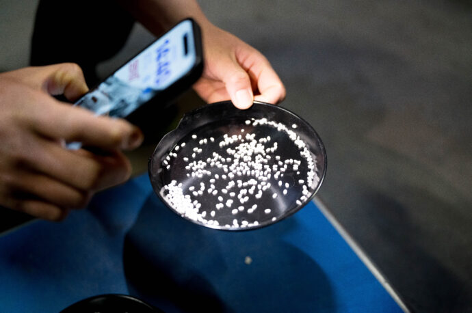 HIROKO WATANABE×CHOCHIN×TOMIYASAKETEN 「渡部 裕子(わたなべ ひろこ)」×「長珍(ちょうちん)」×「富屋酒店 名古屋 (とみやさけてん なごや)」 <PETIT PRESENT MARKET> in< ESCA> (プチ プレゼント マーケット) in (エスカ) 2023 12・29~2024 1.8 開催のお知らせ
2023年12月29日~2024年1月8日の期間
(1月1日は定休日 各日10:00~20:00開催)
名古屋駅太閤通り口地下街「エスカ センター ・光の広場」において
「プチ プレゼント マーケット」開催において「渡部 裕子」×「富屋酒店」と題し
渡部 裕子 ワタナベ ヒロコ 書家 書道家 hiroko wartanabe official web site 名古屋市在住 アーティスト ライブパフォーマンス 金シャチ横丁 文字 立体書インスタレーション ミッドランドスクエア周年ロゴ ヤマサちくわ 商品ロゴ ホテルウイングインターナショナル 京都四条烏丸 The TOWER Ryotel NAGOYA
客室内作品 舞台衣装美術 ライブパフォーマンス
当店の看板的存在 そして愛知の純米酒の代表のひとつといえる存在
愛知 津島の長珍酒造さん「純米酒シリーズ」と
愛知を代表する梅酒のひとつ白老酒造さんの「白老梅」をカップに特別に詰めていただき
渡部さんが直に書くオリジナルラベルの作品を日本で唯一
期間限定の限定数量販売ブースを出展させていただきます
さらに 1月7日と1月8日の二日間限定にて<書道家 渡邊 裕子さんによる「長珍ラベル 直書き企画」>を実施
渡部さんの力強く凛とした空気感の中に楽しさ漲るライブの瞬間を味わいながら その作品を手に入れることが出来る超絶贅沢な企画です
(10:00~16:00 開催)
さらに当日二日間は特別に蔵元より直送した「斗瓶取り(通常では飲めない鑑評会出品酒を詰める伝統の18Lの瓶)」の作品を当社 社長よりの「量り売り販売」を実施
その場で味わえるスペシャル企画も行います
(限定数量ですので完売の際はご了承ください)
年末年始を最高に盛り上げるSpecial Special Special 企画
是非 <エスカ>にお越しくださいませ
エスカ地下街 名古屋駅新幹線口 愛知県名古屋市中村区椿町6-9先 人気店多数 名古屋めし 観光
長珍 CHOCHIN しんぶんし 山廃純米 YAMAHAI 【7-70】無濾過生原酒 2023
長珍酒造 ちょうちんしゅぞう チョウチンシュゾウ チョーチン CHYOCHIN
BRUWERY 代表取締役兼杜氏 桑山雅行 クワヤママサユキ くわやままさゆき
KUWAYAMA MASAYUKI 桑山会 KUWAYAMAKAI クワヤマカイ くわやまかい しんぶんし 備前雄町 阿波山田 レッド 純米 純米吟醸 R2BY R4BY 熟成 お燗 ワイングラス かたくち 片口 マリアージュ 温度変化
立体的 日本酒の可能性 ステキ 唯一無二 絶対的信頼関係 名古屋特約店
(株)富屋酒店 愛知県名古屋市瑞穂区上坂町1-41-2 地酒屋 専門店 ライカM11 ズミルックス50 レンズ 代表 上田豊二 きき酒師 焼酎アドバイザー
シャンパーニュシュヴァリエ 堀田駅 熱田神宮駅
名古屋高速 堀田出口すぐ 牛巻交差点すぐ レトロ街並み 瓦屋根
クラッシックカー クラッシックバイク インテリア ファッション 音楽
センス クリエイト おたく マニア 映画 シネマ 骨格の太さとしなやかでまろやかな味わいが長珍スタイル。「長珍 CHOCHIN 純米吟醸 <ひやおろし HIYAOROSHI> 2023」
山田錦の豊かなボリュームとキレ感のバランスが唯一無二。「長珍 CHOCHIN 純米吟醸 <ひやおろし原酒 HIYAOROSHI> 2023」桑山流純米の味わい 温度変化の立体感を存分に楽しむ「長珍 CHOCHIN <純米生詰60 富山五百万石 TOYAMA GOHYAKUMANGOKU> 2023」八反錦のポテンシャルを存分に引き出した名作 「長珍 CHOCHIN しんぶんし 純米吟醸【50】 <八反錦 HATTANNISHIKI> 無濾過生原酒 2023」
(株)富屋酒店 かぶしきがいしゃ とみやさけてん カブシキガイシャ トミヤサケテン TOMIYA SAKETEN 愛知県名古屋市瑞穂区上坂町1-41-2 地酒屋 豊盃 HOUHAI ほうはい ホーハイ 三浦酒造 MIURASHUZO日高見 ひたかみ ヒタカミ HITAKAMI 平孝酒造 HIRAKOSHUZO 天の戸 アマノト あまのと AMANOTO 浅舞酒造 ASAMAISHUZO 飛露喜 HIROKISHUZOHONTEN 廣木酒造本店 HIROK 大那 DAINA ダイナ だいな 菊の里酒造 KIKUNOSATOSHUZO 旭興 KYOKUKO きょくこう キョクコウ 渡邉酒造 WATANABESHUZO 仙禽 SENKIN せんきん センキン(株)せんきん SENKIN鶴齢 カクレイ かくれい KAKUREI 青木酒造 AOKISHUZO謙信 ケンシン けんしん KENSHIN池田屋酒造 IKEDAYASHUZO 白岳仙 HAKUGAKUSEN ハクガクセン はくがくせん 安本酒造 YASUMOTOSHUZO 群馬泉 グンマイズミ ぐんまいずみ 島岡酒造 SHIMAOKASHUZO 喜久醉 きくよい キクヨイKIKUYOI 青島酒造 AOSHIMASHUZO 長珍 ちょうちん チョウチン長珍酒造CHOCHINSHUZO みねたからみりん 峯寳 味醂 一子相伝 ミネタカラ いっしそうでん イッシソウデン 小笠原味醂 OGASAWARA MIRIN
瀧自慢 たきじまん タキジマン 瀧自慢酒造 TAKIZIMANSHUZO 田光 TABIKA 早川酒造 HAYAKAWASHUZO 作 ZAKU ざく ザク 清水清三郎商店 SHIMIZUSEIZABUROSHOTEN 篠峯 櫛羅 しのみね シノミネ くじら クジラ 千代酒造 CHIYOSHUZO 雑賀 さいか サイカ 九重雑賀 KOKONOESAIKA 紀土 鶴梅 無量山 きっど キッド KID ツルウメ つるうめ TURUUME ムリョウザン むりょうざん MURYOZAN 平和酒造 HEIWASHUZO 蒼空 そうくう ソウクウ SÔKÛ 藤岡酒造 HUJIOKASHUZO 宝剣 HOUKEN 宝剣酒造 ほうけんしゅぞう ホウケンシュゾウ HOKENSHUZO 清酒竹鶴 小笹屋竹鶴 せいしゅたけつる セイシュタケツル おささやたけつる オササヤタケツル 竹鶴酒造 TAKETURUSHUZO
石鎚 いしづち イシヅチ 石鎚酒造 ISHIDUCHISHUZO 土佐しらぎく とさしらぎく トサシラギク 仙頭酒造場 せんとうしゅぞうじょう SENDOSHUZOZYOしんぶんしシリーズ今季最後の集大成 この感動の味わいを皆様に 「長珍 CHOCHIN しんぶんし 純米吟醸 <生生熟成5055 RAW RIPENING> 無濾過生酒 2023」
ブルゴーニュワイン BOURGOGNE ボルドーワイン BORDEAUXカリフォルニアワイン CALIFORNIA シャンパーニュ SHAMPAGNEアルザスワイン ALSACE ドイツワイン WEIN GERMAN WINE 専門店 ライカM11 ズミルックス50 レンズ 代表 上田豊二 きき酒師 焼酎アドバイザー シャンパーニュシュヴァリエ 堀田駅より徒歩10分 熱田神宮駅より徒歩10分
市バス 牛巻より徒歩3分 地下鉄堀田駅より徒歩15分 名古屋高速堀田出口より車で2分 牛巻交差点より徒歩5分 レトロ街並み 瓦屋根 裏道 大通りより二本入る CLASSIC CARクラッシックカー CLASSIC BIKE クラッシックバイク INTERIA インテリア FASHION ファッション MUSIC 音楽 LOVE SAKE SHOP 酒屋
センス クリエイト おたく MANIAマニア MOVIE 映画 CINEMA シネマ 2024年春オープン予定 いいねタウン瑞穂 iiNE マルシェ内 グランクレア瑞穂 いいねタウン瑞穂 愛知県名古屋市瑞穂区宝田町四丁目2番、3番2 春敲町三丁目23番1(地番) 魚太郎 UOTARO MIZUHO うおたろう ウオタロウ なごやみずほてん ナゴヤミズホテン 名古屋瑞穂店 車で1分 徒歩5分 丸明 瑞穂店 MARUAKI MIZUHO マルアキ ミズホテン まるあき みずほてん 徒歩10分 車3分 焼肉 美奈登 ヤキニクミナト やきにくみなと YAKINIKU MINATO 車で2分 徒歩10分 どての品川 DOTENO SHINAGAWA ドテノシナガワ どてのしながわ 車で30秒 徒歩1分昇福亭 SHOHUKUTEI しょうふくてい ショウフクテイ 街中華 マニア 大盛り 個性派 車で5分 徒歩15分 名店 近くにたくさんあり 堀田バンザイ 牛巻バンザイ 名古屋のへそ
お米を炊いたように味わいを表現した愛知の純米酒の名作 「長珍 CHOCHIN 純米 <阿波山田65 AWAYAMADA> 無濾過生詰 2023」しんぶんしシリーズ今季最後の集大成 この感動の味わいを皆様に 「長珍 CHOCHIN しんぶんし 純米吟醸 <生生熟成5055 RAW RIPENING> 無濾過生酒 2023」フレッシュさの中に漲る力強く品格溢れる生命力を その味わいから感じる「長珍 CHOCHIN <純米八反錦 HATTANNISHIKI> ささにごり生酒 R5BY」雄町の力強さと骨格が解けていく様を時間軸で楽しむ 「長珍 CHOCHIN 純米しんぶんし <備前雄町【7-65】 BIZENOMACHI> 無濾過生原酒 R5BY」雄町の力強さと骨格が解けていく様を時間軸で楽しむ 「長珍 CHOCHIN 純米しんぶんし <備前雄町【7-65】 BIZENOMACHI> 無濾過生原酒 R7BY」