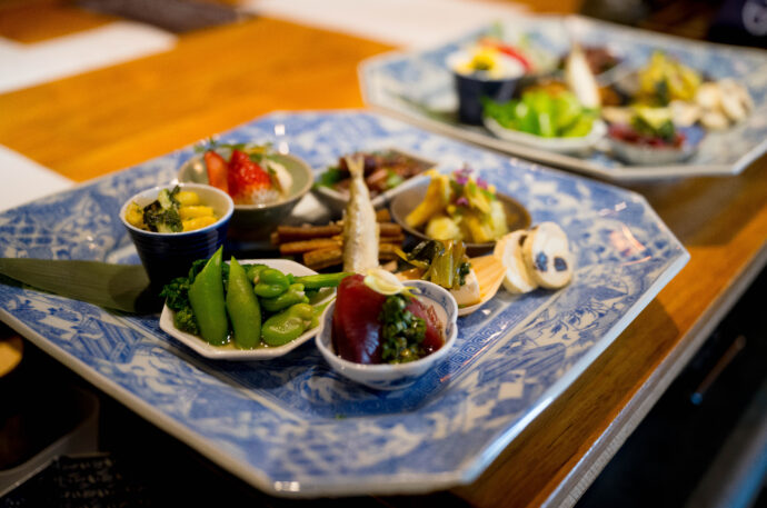 日本酒と旬菜 那古野 けのひ にほんしゅとしゅんさい なごの けのひ ニホンシュトシュンサイ ナゴノ ケノヒ NIHONSHYU TO SYUNSAI NAGONO KENOHI 愛知県名古屋市西区那古野1-17-17　国際センター 2026年3月7日（土） 「カラクチの日本酒」の会 
（株）富屋酒店 かぶしきがいしゃ とみやさけてん カブシキガイシャ　トミヤサケテン TOMIYA SAKETEN 　愛知県名古屋市瑞穂区上坂町1-41-2　地酒屋　豊盃　HOUHAI ほうはい　ホーハイ　三浦酒造  MIURASHUZO日高見　ひたかみ　ヒタカミ HITAKAMI  平孝酒造　HIRAKOSHUZO 天の戸 アマノト　あまのと　AMANOTO　浅舞酒造ASAMAISHUZO　飛露喜 HIROKISHUZOHONTEN　廣木酒造本店　HIROK　大那 DAINA　ダイナ　だいな　菊の里酒造　KIKUNOSATOSHUZO　旭興　KYOKUKO　きょくこう　キョクコウ　渡邉酒造　WATANABESHUZO　仙禽 SENKIN　せんきん　センキン（株）せんきん SENKIN鶴齢　カクレイ　かくれい KAKUREI　青木酒造　AOKISHUZO謙信 ケンシン　けんしん KENSHIN池田屋酒造 IKEDAYASHUZO 白岳仙 HAKUGAKUSEN　ハクガクセン　はくがくせん　安本酒造 YASUMOTOSHUZO 群馬泉 グンマイズミ　ぐんまいずみ 島岡酒造 SHIMAOKASHUZO  喜久醉 きくよい キクヨイKIKUYOI 青島酒造 AOSHIMASHUZO 長珍 ちょうちん　チョウチン長珍酒造CHOCHINSHUZO　みねたからみりん　峯寳 味醂　一子相伝 ミネタカラ　いっしそうでん　イッシソウデン　小笠原味醂 OGASAWARA MIRIN

瀧自慢　たきじまん　タキジマン　瀧自慢酒造　TAKIZIMANSHUZO　田光　TABIKA 早川酒造  HAYAKAWASHUZO　作　ZAKU ざく ザク 清水清三郎商店 SHIMIZUSEIZABUROSHOTEN  篠峯　櫛羅　しのみね　シノミネ　くじら　クジラ　千代酒造　CHIYOSHUZO　雑賀　さいか　サイカ　九重雑賀  KOKONOESAIKA　紀土　鶴梅　無量山　きっど　キッド　KID 　ツルウメ　つるうめ　TURUUME　ムリョウザン　むりょうざん　MURYOZAN　平和酒造　HEIWASHUZO　蒼空　そうくう　ソウクウ　SÔKÛ　藤岡酒造　HUJIOKASHUZO 　宝剣　HOUKEN  宝剣酒造　ほうけんしゅぞう　ホウケンシュゾウ　HOKENSHUZO　清酒竹鶴　小笹屋竹鶴　せいしゅたけつる　セイシュタケツル　おささやたけつる　オササヤタケツル　竹鶴酒造　TAKETURUSHUZO
石鎚　いしづち　イシヅチ　石鎚酒造　ISHIDUCHISHUZO　土佐しらぎく　とさしらぎく　トサシラギク　仙頭酒造場　せんとうしゅぞうじょう　SENDOSHUZOZYO
　
 ブルゴーニュワイン　BOURGOGNE  ボルドーワイン　BORDEAUXカリフォルニアワイン CALIFORNIA  シャンパーニュ  SHAMPAGNEアルザスワイン ALSACE ドイツワイン WEIN GERMAN WINE 専門店　ライカM11　ズミルックス50　レンズ　代表　上田豊二　　きき酒師　焼酎アドバイザー　シャンパーニュシュヴァリエ　堀田駅より徒歩10分　熱田神宮駅より徒歩10分
市バス　牛巻より徒歩３分　地下鉄堀田駅より徒歩１５分　名古屋高速堀田出口より車で２分　牛巻交差点より徒歩５分　レトロ街並み　瓦屋根　裏道　大通りより二本入る　CLASSIC CARクラッシックカー CLASSIC BIKE　クラッシックバイク INTERIA　インテリア　　FASHION　ファッション　MUSIC　音楽　LOVE　SAKE SHOP　酒屋
センス　クリエイト　おたく　　MANIAマニア MOVIE　映画　CINEMA シネマ　2024年春オープン予定 いいねタウン瑞穂 iiNE マルシェ内　グランクレア瑞穂 いいねタウン瑞穂  愛知県名古屋市瑞穂区宝田町四丁目2番、3番2　春敲町三丁目23番1（地番） 魚太郎　UOTARO MIZUHO うおたろう　ウオタロウ　なごやみずほてん　ナゴヤミズホテン　 名古屋瑞穂店  車で1分　徒歩5分　丸明 瑞穂店  MARUAKI MIZUHO　マルアキ ミズホテン　まるあき みずほてん　 徒歩10分　車3分　焼肉 美奈登  ヤキニクミナト　やきにくみなと YAKINIKU MINATO 車で2分　徒歩10分  どての品川　DOTENO SHINAGAWA　ドテノシナガワ　どてのしながわ　車で30秒　徒歩1分昇福亭　SHOHUKUTEI しょうふくてい　ショウフクテイ 街中華　マニア　大盛り　個性派  車で5分　徒歩15分  名店 近くにたくさんあり　堀田バンザイ　牛巻バンザイ　名古屋のへそ


