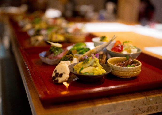 日本酒と旬菜 那古野 けのひ にほんしゅとしゅんさい なごの けのひ ニホンシュトシュンサイ ナゴノ ケノヒ NIHONSHYU TO SYUNSAI NAGONO KENOHI 愛知県名古屋市西区那古野1-17-17　国際センター 2026年3月7日（土） 「カラクチの日本酒」の会 
（株）富屋酒店 かぶしきがいしゃ とみやさけてん カブシキガイシャ　トミヤサケテン TOMIYA SAKETEN 　愛知県名古屋市瑞穂区上坂町1-41-2　地酒屋　豊盃　HOUHAI ほうはい　ホーハイ　三浦酒造  MIURASHUZO日高見　ひたかみ　ヒタカミ HITAKAMI  平孝酒造　HIRAKOSHUZO 天の戸 アマノト　あまのと　AMANOTO　浅舞酒造ASAMAISHUZO　飛露喜 HIROKISHUZOHONTEN　廣木酒造本店　HIROK　大那 DAINA　ダイナ　だいな　菊の里酒造　KIKUNOSATOSHUZO　旭興　KYOKUKO　きょくこう　キョクコウ　渡邉酒造　WATANABESHUZO　仙禽 SENKIN　せんきん　センキン（株）せんきん SENKIN鶴齢　カクレイ　かくれい KAKUREI　青木酒造　AOKISHUZO謙信 ケンシン　けんしん KENSHIN池田屋酒造 IKEDAYASHUZO 白岳仙 HAKUGAKUSEN　ハクガクセン　はくがくせん　安本酒造 YASUMOTOSHUZO 群馬泉 グンマイズミ　ぐんまいずみ 島岡酒造 SHIMAOKASHUZO  喜久醉 きくよい キクヨイKIKUYOI 青島酒造 AOSHIMASHUZO 長珍 ちょうちん　チョウチン長珍酒造CHOCHINSHUZO　みねたからみりん　峯寳 味醂　一子相伝 ミネタカラ　いっしそうでん　イッシソウデン　小笠原味醂 OGASAWARA MIRIN

瀧自慢　たきじまん　タキジマン　瀧自慢酒造　TAKIZIMANSHUZO　田光　TABIKA 早川酒造  HAYAKAWASHUZO　作　ZAKU ざく ザク 清水清三郎商店 SHIMIZUSEIZABUROSHOTEN  篠峯　櫛羅　しのみね　シノミネ　くじら　クジラ　千代酒造　CHIYOSHUZO　雑賀　さいか　サイカ　九重雑賀  KOKONOESAIKA　紀土　鶴梅　無量山　きっど　キッド　KID 　ツルウメ　つるうめ　TURUUME　ムリョウザン　むりょうざん　MURYOZAN　平和酒造　HEIWASHUZO　蒼空　そうくう　ソウクウ　SÔKÛ　藤岡酒造　HUJIOKASHUZO 　宝剣　HOUKEN  宝剣酒造　ほうけんしゅぞう　ホウケンシュゾウ　HOKENSHUZO　清酒竹鶴　小笹屋竹鶴　せいしゅたけつる　セイシュタケツル　おささやたけつる　オササヤタケツル　竹鶴酒造　TAKETURUSHUZO
石鎚　いしづち　イシヅチ　石鎚酒造　ISHIDUCHISHUZO　土佐しらぎく　とさしらぎく　トサシラギク　仙頭酒造場　せんとうしゅぞうじょう　SENDOSHUZOZYO
　
 ブルゴーニュワイン　BOURGOGNE  ボルドーワイン　BORDEAUXカリフォルニアワイン CALIFORNIA  シャンパーニュ  SHAMPAGNEアルザスワイン ALSACE ドイツワイン WEIN GERMAN WINE 専門店　ライカM11　ズミルックス50　レンズ　代表　上田豊二　　きき酒師　焼酎アドバイザー　シャンパーニュシュヴァリエ　堀田駅より徒歩10分　熱田神宮駅より徒歩10分
市バス　牛巻より徒歩３分　地下鉄堀田駅より徒歩１５分　名古屋高速堀田出口より車で２分　牛巻交差点より徒歩５分　レトロ街並み　瓦屋根　裏道　大通りより二本入る　CLASSIC CARクラッシックカー CLASSIC BIKE　クラッシックバイク INTERIA　インテリア　　FASHION　ファッション　MUSIC　音楽　LOVE　SAKE SHOP　酒屋
センス　クリエイト　おたく　　MANIAマニア MOVIE　映画　CINEMA シネマ　2024年春オープン予定 いいねタウン瑞穂 iiNE マルシェ内　グランクレア瑞穂 いいねタウン瑞穂  愛知県名古屋市瑞穂区宝田町四丁目2番、3番2　春敲町三丁目23番1（地番） 魚太郎　UOTARO MIZUHO うおたろう　ウオタロウ　なごやみずほてん　ナゴヤミズホテン　 名古屋瑞穂店  車で1分　徒歩5分　丸明 瑞穂店  MARUAKI MIZUHO　マルアキ ミズホテン　まるあき みずほてん　 徒歩10分　車3分　焼肉 美奈登  ヤキニクミナト　やきにくみなと YAKINIKU MINATO 車で2分　徒歩10分  どての品川　DOTENO SHINAGAWA　ドテノシナガワ　どてのしながわ　車で30秒　徒歩1分昇福亭　SHOHUKUTEI しょうふくてい　ショウフクテイ 街中華　マニア　大盛り　個性派  車で5分　徒歩15分  名店 近くにたくさんあり　堀田バンザイ　牛巻バンザイ　名古屋のへそ


