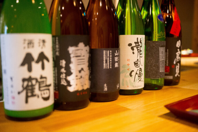 日本酒と旬菜 那古野 けのひ にほんしゅとしゅんさい なごの けのひ ニホンシュトシュンサイ ナゴノ ケノヒ NIHONSHYU TO SYUNSAI NAGONO KENOHI 愛知県名古屋市西区那古野1-17-17　国際センター 2026年3月7日（土） 「カラクチの日本酒」の会 
（株）富屋酒店 かぶしきがいしゃ とみやさけてん カブシキガイシャ　トミヤサケテン TOMIYA SAKETEN 　愛知県名古屋市瑞穂区上坂町1-41-2　地酒屋　豊盃　HOUHAI ほうはい　ホーハイ　三浦酒造  MIURASHUZO日高見　ひたかみ　ヒタカミ HITAKAMI  平孝酒造　HIRAKOSHUZO 天の戸 アマノト　あまのと　AMANOTO　浅舞酒造ASAMAISHUZO　飛露喜 HIROKISHUZOHONTEN　廣木酒造本店　HIROK　大那 DAINA　ダイナ　だいな　菊の里酒造　KIKUNOSATOSHUZO　旭興　KYOKUKO　きょくこう　キョクコウ　渡邉酒造　WATANABESHUZO　仙禽 SENKIN　せんきん　センキン（株）せんきん SENKIN鶴齢　カクレイ　かくれい KAKUREI　青木酒造　AOKISHUZO謙信 ケンシン　けんしん KENSHIN池田屋酒造 IKEDAYASHUZO 白岳仙 HAKUGAKUSEN　ハクガクセン　はくがくせん　安本酒造 YASUMOTOSHUZO 群馬泉 グンマイズミ　ぐんまいずみ 島岡酒造 SHIMAOKASHUZO  喜久醉 きくよい キクヨイKIKUYOI 青島酒造 AOSHIMASHUZO 長珍 ちょうちん　チョウチン長珍酒造CHOCHINSHUZO　みねたからみりん　峯寳 味醂　一子相伝 ミネタカラ　いっしそうでん　イッシソウデン　小笠原味醂 OGASAWARA MIRIN

瀧自慢　たきじまん　タキジマン　瀧自慢酒造　TAKIZIMANSHUZO　田光　TABIKA 早川酒造  HAYAKAWASHUZO　作　ZAKU ざく ザク 清水清三郎商店 SHIMIZUSEIZABUROSHOTEN  篠峯　櫛羅　しのみね　シノミネ　くじら　クジラ　千代酒造　CHIYOSHUZO　雑賀　さいか　サイカ　九重雑賀  KOKONOESAIKA　紀土　鶴梅　無量山　きっど　キッド　KID 　ツルウメ　つるうめ　TURUUME　ムリョウザン　むりょうざん　MURYOZAN　平和酒造　HEIWASHUZO　蒼空　そうくう　ソウクウ　SÔKÛ　藤岡酒造　HUJIOKASHUZO 　宝剣　HOUKEN  宝剣酒造　ほうけんしゅぞう　ホウケンシュゾウ　HOKENSHUZO　清酒竹鶴　小笹屋竹鶴　せいしゅたけつる　セイシュタケツル　おささやたけつる　オササヤタケツル　竹鶴酒造　TAKETURUSHUZO
石鎚　いしづち　イシヅチ　石鎚酒造　ISHIDUCHISHUZO　土佐しらぎく　とさしらぎく　トサシラギク　仙頭酒造場　せんとうしゅぞうじょう　SENDOSHUZOZYO
　
 ブルゴーニュワイン　BOURGOGNE  ボルドーワイン　BORDEAUXカリフォルニアワイン CALIFORNIA  シャンパーニュ  SHAMPAGNEアルザスワイン ALSACE ドイツワイン WEIN GERMAN WINE 専門店　ライカM11　ズミルックス50　レンズ　代表　上田豊二　　きき酒師　焼酎アドバイザー　シャンパーニュシュヴァリエ　堀田駅より徒歩10分　熱田神宮駅より徒歩10分
市バス　牛巻より徒歩３分　地下鉄堀田駅より徒歩１５分　名古屋高速堀田出口より車で２分　牛巻交差点より徒歩５分　レトロ街並み　瓦屋根　裏道　大通りより二本入る　CLASSIC CARクラッシックカー CLASSIC BIKE　クラッシックバイク INTERIA　インテリア　　FASHION　ファッション　MUSIC　音楽　LOVE　SAKE SHOP　酒屋
センス　クリエイト　おたく　　MANIAマニア MOVIE　映画　CINEMA シネマ　2024年春オープン予定 いいねタウン瑞穂 iiNE マルシェ内　グランクレア瑞穂 いいねタウン瑞穂  愛知県名古屋市瑞穂区宝田町四丁目2番、3番2　春敲町三丁目23番1（地番） 魚太郎　UOTARO MIZUHO うおたろう　ウオタロウ　なごやみずほてん　ナゴヤミズホテン　 名古屋瑞穂店  車で1分　徒歩5分　丸明 瑞穂店  MARUAKI MIZUHO　マルアキ ミズホテン　まるあき みずほてん　 徒歩10分　車3分　焼肉 美奈登  ヤキニクミナト　やきにくみなと YAKINIKU MINATO 車で2分　徒歩10分  どての品川　DOTENO SHINAGAWA　ドテノシナガワ　どてのしながわ　車で30秒　徒歩1分昇福亭　SHOHUKUTEI しょうふくてい　ショウフクテイ 街中華　マニア　大盛り　個性派  車で5分　徒歩15分  名店 近くにたくさんあり　堀田バンザイ　牛巻バンザイ　名古屋のへそ


