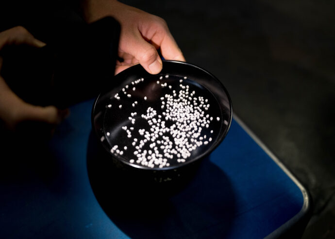 HIROKO WATANABE×CHOCHIN×TOMIYASAKETEN 「渡部 裕子(わたなべ ひろこ)」×「長珍(ちょうちん)」×「富屋酒店 名古屋 (とみやさけてん なごや)」 <PETIT PRESENT MARKET> in< ESCA> (プチ プレゼント マーケット) in (エスカ) 2023 12・29~2024 1.8 開催のお知らせ
2023年12月29日~2024年1月8日の期間
(1月1日は定休日 各日10:00~20:00開催)
名古屋駅太閤通り口地下街「エスカ センター ・光の広場」において
「プチ プレゼント マーケット」開催において「渡部 裕子」×「富屋酒店」と題し
渡部 裕子 ワタナベ ヒロコ 書家 書道家 hiroko wartanabe official web site 名古屋市在住 アーティスト ライブパフォーマンス 金シャチ横丁 文字 立体書インスタレーション ミッドランドスクエア周年ロゴ ヤマサちくわ 商品ロゴ ホテルウイングインターナショナル 京都四条烏丸 The TOWER Ryotel NAGOYA
客室内作品 舞台衣装美術 ライブパフォーマンス
当店の看板的存在 そして愛知の純米酒の代表のひとつといえる存在
愛知 津島の長珍酒造さん「純米酒シリーズ」と
愛知を代表する梅酒のひとつ白老酒造さんの「白老梅」をカップに特別に詰めていただき
渡部さんが直に書くオリジナルラベルの作品を日本で唯一
期間限定の限定数量販売ブースを出展させていただきます
さらに 1月7日と1月8日の二日間限定にて<書道家 渡邊 裕子さんによる「長珍ラベル 直書き企画」>を実施
渡部さんの力強く凛とした空気感の中に楽しさ漲るライブの瞬間を味わいながら その作品を手に入れることが出来る超絶贅沢な企画です
(10:00~16:00 開催)
さらに当日二日間は特別に蔵元より直送した「斗瓶取り(通常では飲めない鑑評会出品酒を詰める伝統の18Lの瓶)」の作品を当社 社長よりの「量り売り販売」を実施
その場で味わえるスペシャル企画も行います
(限定数量ですので完売の際はご了承ください)
年末年始を最高に盛り上げるSpecial Special Special 企画
是非 <エスカ>にお越しくださいませ
エスカ地下街 名古屋駅新幹線口 愛知県名古屋市中村区椿町6-9先 人気店多数 名古屋めし 観光
長珍 CHOCHIN しんぶんし 山廃純米 YAMAHAI 【7-70】無濾過生原酒 2023
長珍酒造 ちょうちんしゅぞう チョウチンシュゾウ チョーチン CHYOCHIN
BRUWERY 代表取締役兼杜氏 桑山雅行 クワヤママサユキ くわやままさゆき
KUWAYAMA MASAYUKI 桑山会 KUWAYAMAKAI クワヤマカイ くわやまかい しんぶんし 備前雄町 阿波山田 レッド 純米 純米吟醸 R2BY R4BY 熟成 お燗 ワイングラス かたくち 片口 マリアージュ 温度変化
立体的 日本酒の可能性 ステキ 唯一無二 絶対的信頼関係 名古屋特約店
(株)富屋酒店 愛知県名古屋市瑞穂区上坂町1-41-2 地酒屋 専門店 ライカM11 ズミルックス50 レンズ 代表 上田豊二 きき酒師 焼酎アドバイザー
シャンパーニュシュヴァリエ 堀田駅 熱田神宮駅
名古屋高速 堀田出口すぐ 牛巻交差点すぐ レトロ街並み 瓦屋根
クラッシックカー クラッシックバイク インテリア ファッション 音楽
センス クリエイト おたく マニア 映画 シネマ 骨格の太さとしなやかでまろやかな味わいが長珍スタイル。「長珍 CHOCHIN 純米吟醸 <ひやおろし HIYAOROSHI> 2023」
山田錦の豊かなボリュームとキレ感のバランスが唯一無二。「長珍 CHOCHIN 純米吟醸 <ひやおろし原酒 HIYAOROSHI> 2023」桑山流純米の味わい 温度変化の立体感を存分に楽しむ「長珍 CHOCHIN <純米生詰60 富山五百万石 TOYAMA GOHYAKUMANGOKU> 2023」八反錦のポテンシャルを存分に引き出した名作 「長珍 CHOCHIN しんぶんし 純米吟醸【50】 <八反錦 HATTANNISHIKI> 無濾過生原酒 2023」
(株)富屋酒店 かぶしきがいしゃ とみやさけてん カブシキガイシャ トミヤサケテン TOMIYA SAKETEN 愛知県名古屋市瑞穂区上坂町1-41-2 地酒屋 豊盃 HOUHAI ほうはい ホーハイ 三浦酒造 MIURASHUZO日高見 ひたかみ ヒタカミ HITAKAMI 平孝酒造 HIRAKOSHUZO 天の戸 アマノト あまのと AMANOTO 浅舞酒造 ASAMAISHUZO 飛露喜 HIROKISHUZOHONTEN 廣木酒造本店 HIROK 大那 DAINA ダイナ だいな 菊の里酒造 KIKUNOSATOSHUZO 旭興 KYOKUKO きょくこう キョクコウ 渡邉酒造 WATANABESHUZO 仙禽 SENKIN せんきん センキン(株)せんきん SENKIN鶴齢 カクレイ かくれい KAKUREI 青木酒造 AOKISHUZO謙信 ケンシン けんしん KENSHIN池田屋酒造 IKEDAYASHUZO 白岳仙 HAKUGAKUSEN ハクガクセン はくがくせん 安本酒造 YASUMOTOSHUZO 群馬泉 グンマイズミ ぐんまいずみ 島岡酒造 SHIMAOKASHUZO 喜久醉 きくよい キクヨイKIKUYOI 青島酒造 AOSHIMASHUZO 長珍 ちょうちん チョウチン長珍酒造CHOCHINSHUZO みねたからみりん 峯寳 味醂 一子相伝 ミネタカラ いっしそうでん イッシソウデン 小笠原味醂 OGASAWARA MIRIN
瀧自慢 たきじまん タキジマン 瀧自慢酒造 TAKIZIMANSHUZO 田光 TABIKA 早川酒造 HAYAKAWASHUZO 作 ZAKU ざく ザク 清水清三郎商店 SHIMIZUSEIZABUROSHOTEN 篠峯 櫛羅 しのみね シノミネ くじら クジラ 千代酒造 CHIYOSHUZO 雑賀 さいか サイカ 九重雑賀 KOKONOESAIKA 紀土 鶴梅 無量山 きっど キッド KID ツルウメ つるうめ TURUUME ムリョウザン むりょうざん MURYOZAN 平和酒造 HEIWASHUZO 蒼空 そうくう ソウクウ SÔKÛ 藤岡酒造 HUJIOKASHUZO 宝剣 HOUKEN 宝剣酒造 ほうけんしゅぞう ホウケンシュゾウ HOKENSHUZO 清酒竹鶴 小笹屋竹鶴 せいしゅたけつる セイシュタケツル おささやたけつる オササヤタケツル 竹鶴酒造 TAKETURUSHUZO
石鎚 いしづち イシヅチ 石鎚酒造 ISHIDUCHISHUZO 土佐しらぎく とさしらぎく トサシラギク 仙頭酒造場 せんとうしゅぞうじょう SENDOSHUZOZYOしんぶんしシリーズ今季最後の集大成 この感動の味わいを皆様に 「長珍 CHOCHIN しんぶんし 純米吟醸 <生生熟成5055 RAW RIPENING> 無濾過生酒 2023」
ブルゴーニュワイン BOURGOGNE ボルドーワイン BORDEAUXカリフォルニアワイン CALIFORNIA シャンパーニュ SHAMPAGNEアルザスワイン ALSACE ドイツワイン WEIN GERMAN WINE 専門店 ライカM11 ズミルックス50 レンズ 代表 上田豊二 きき酒師 焼酎アドバイザー シャンパーニュシュヴァリエ 堀田駅より徒歩10分 熱田神宮駅より徒歩10分
市バス 牛巻より徒歩3分 地下鉄堀田駅より徒歩15分 名古屋高速堀田出口より車で2分 牛巻交差点より徒歩5分 レトロ街並み 瓦屋根 裏道 大通りより二本入る CLASSIC CARクラッシックカー CLASSIC BIKE クラッシックバイク INTERIA インテリア FASHION ファッション MUSIC 音楽 LOVE SAKE SHOP 酒屋
センス クリエイト おたく MANIAマニア MOVIE 映画 CINEMA シネマ 2024年春オープン予定 いいねタウン瑞穂 iiNE マルシェ内 グランクレア瑞穂 いいねタウン瑞穂 愛知県名古屋市瑞穂区宝田町四丁目2番、3番2 春敲町三丁目23番1(地番) 魚太郎 UOTARO MIZUHO うおたろう ウオタロウ なごやみずほてん ナゴヤミズホテン 名古屋瑞穂店 車で1分 徒歩5分 丸明 瑞穂店 MARUAKI MIZUHO マルアキ ミズホテン まるあき みずほてん 徒歩10分 車3分 焼肉 美奈登 ヤキニクミナト やきにくみなと YAKINIKU MINATO 車で2分 徒歩10分 どての品川 DOTENO SHINAGAWA ドテノシナガワ どてのしながわ 車で30秒 徒歩1分昇福亭 SHOHUKUTEI しょうふくてい ショウフクテイ 街中華 マニア 大盛り 個性派 車で5分 徒歩15分 名店 近くにたくさんあり 堀田バンザイ 牛巻バンザイ 名古屋のへそ
お米を炊いたように味わいを表現した愛知の純米酒の名作 「長珍 CHOCHIN 純米 <阿波山田65 AWAYAMADA> 無濾過生詰 2023」しんぶんしシリーズ今季最後の集大成 この感動の味わいを皆様に 「長珍 CHOCHIN しんぶんし 純米吟醸 <生生熟成5055 RAW RIPENING> 無濾過生酒 2023」フレッシュさの中に漲る力強く品格溢れる生命力を その味わいから感じる「長珍 CHOCHIN <純米八反錦 HATTANNISHIKI> ささにごり生酒 R5BY」雄町の力強さと骨格が解けていく様を時間軸で楽しむ 「長珍 CHOCHIN 純米しんぶんし <備前雄町【7-65】 BIZENOMACHI> 無濾過生原酒 R5BY」雄町の力強さと骨格が解けていく様を時間軸で楽しむ 「長珍 CHOCHIN 純米しんぶんし <備前雄町【7-65】 BIZENOMACHI> 無濾過生原酒 R7BY」