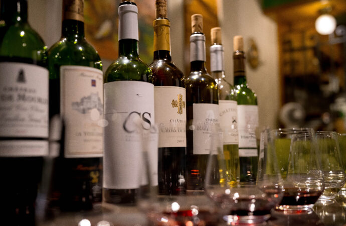 REACH OUT 株式会社 リーチアウト カブシキガイシャ りーちあうと かぶしきがいしゃ 代表取締役 島田貴紀 ボルドーワイン専門輸入元  （株）富屋酒店 かぶしきがいしゃ とみやさけてん カブシキガイシャ　トミヤサケテン TOMIYA SAKETEN 　愛知県名古屋市瑞穂区上坂町1-41-2　地酒屋　豊盃　HOUHAI ほうはい　ホーハイ　三浦酒造  MIURASHUZO日高見　ひたかみ　ヒタカミ HITAKAMI  平孝酒造　HIRAKOSHUZO 天の戸 アマノト　あまのと　AMANOTO　浅舞酒造ASAMAISHUZO　飛露喜 HIROKISHUZOHONTEN　廣木酒造本店　HIROK　大那 DAINA　ダイナ　だいな　菊の里酒造　KIKUNOSATOSHUZO　旭興　KYOKUKO　きょくこう　キョクコウ　渡邉酒造　WATANABESHUZO　仙禽 SENKIN　せんきん　センキン（株）せんきん SENKIN鶴齢　カクレイ　かくれい KAKUREI　青木酒造　AOKISHUZO謙信 ケンシン　けんしん KENSHIN池田屋酒造 IKEDAYASHUZO 白岳仙 HAKUGAKUSEN　ハクガクセン　はくがくせん　安本酒造 YASUMOTOSHUZO 群馬泉 グンマイズミ　ぐんまいずみ 島岡酒造 SHIMAOKASHUZO  喜久醉 きくよい キクヨイKIKUYOI 青島酒造 AOSHIMASHUZO 長珍 ちょうちん　チョウチン長珍酒造CHOCHINSHUZO　みねたからみりん　峯寳 味醂　一子相伝 ミネタカラ　いっしそうでん　イッシソウデン　小笠原味醂 OGASAWARA MIRIN

瀧自慢　たきじまん　タキジマン　瀧自慢酒造　TAKIZIMANSHUZO　田光　TABIKA 早川酒造  HAYAKAWASHUZO　作　ZAKU ざく ザク 清水清三郎商店 SHIMIZUSEIZABUROSHOTEN  篠峯　櫛羅　しのみね　シノミネ　くじら　クジラ　千代酒造　CHIYOSHUZO　雑賀　さいか　サイカ　九重雑賀  KOKONOESAIKA　紀土　鶴梅　無量山　きっど　キッド　KID 　ツルウメ　つるうめ　TURUUME　ムリョウザン　むりょうざん　MURYOZAN　平和酒造　HEIWASHUZO　蒼空　そうくう　ソウクウ　SÔKÛ　藤岡酒造　HUJIOKASHUZO 　宝剣　HOUKEN  宝剣酒造　ほうけんしゅぞう　ホウケンシュゾウ　HOKENSHUZO　清酒竹鶴　小笹屋竹鶴　せいしゅたけつる　セイシュタケツル　おささやたけつる　オササヤタケツル　竹鶴酒造　TAKETURUSHUZO
石鎚　いしづち　イシヅチ　石鎚酒造　ISHIDUCHISHUZO　土佐しらぎく　とさしらぎく　トサシラギク　仙頭酒造場　せんとうしゅぞうじょう　SENDOSHUZOZYO
　
 ブルゴーニュワイン　BOURGOGNE  ボルドーワイン　BORDEAUXカリフォルニアワイン CALIFORNIA  シャンパーニュ  SHAMPAGNEアルザスワイン ALSACE ドイツワイン WEIN GERMAN WINE 専門店　ライカM11　ズミルックス50　レンズ　代表　上田豊二　　きき酒師　焼酎アドバイザー　シャンパーニュシュヴァリエ　堀田駅より徒歩10分　熱田神宮駅より徒歩10分
市バス　牛巻より徒歩３分　地下鉄堀田駅より徒歩１５分　名古屋高速堀田出口より車で２分　牛巻交差点より徒歩５分　レトロ街並み　瓦屋根　裏道　大通りより二本入る　CLASSIC CARクラッシックカー CLASSIC BIKE　クラッシックバイク INTERIA　インテリア　　FASHION　ファッション　MUSIC　音楽　LOVE　SAKE SHOP　酒屋
センス　クリエイト　おたく　　MANIAマニア MOVIE　映画　CINEMA シネマ　2024年春オープン予定 いいねタウン瑞穂 iiNE マルシェ内　グランクレア瑞穂 いいねタウン瑞穂  愛知県名古屋市瑞穂区宝田町四丁目2番、3番2　春敲町三丁目23番1（地番） 魚太郎　UOTARO MIZUHO うおたろう　ウオタロウ　なごやみずほてん　ナゴヤミズホテン　 名古屋瑞穂店  車で1分　徒歩5分　丸明 瑞穂店  MARUAKI MIZUHO　マルアキ ミズホテン　まるあき みずほてん　 徒歩10分　車3分　焼肉 美奈登  ヤキニクミナト　やきにくみなと YAKINIKU MINATO 車で2分　徒歩10分  どての品川　DOTENO SHINAGAWA　ドテノシナガワ　どてのしながわ　車で30秒　徒歩1分昇福亭　SHOHUKUTEI しょうふくてい　ショウフクテイ 街中華　マニア　大盛り　個性派  車で5分　徒歩15分  名店 近くにたくさんあり　堀田バンザイ　牛巻バンザイ　名古屋のへそ

