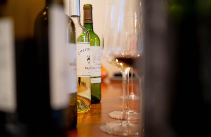 REACH OUT 株式会社 リーチアウト カブシキガイシャ りーちあうと かぶしきがいしゃ 代表取締役 島田貴紀 ボルドーワイン専門輸入元  （株）富屋酒店 かぶしきがいしゃ とみやさけてん カブシキガイシャ　トミヤサケテン TOMIYA SAKETEN 　愛知県名古屋市瑞穂区上坂町1-41-2　地酒屋　豊盃　HOUHAI ほうはい　ホーハイ　三浦酒造  MIURASHUZO日高見　ひたかみ　ヒタカミ HITAKAMI  平孝酒造　HIRAKOSHUZO 天の戸 アマノト　あまのと　AMANOTO　浅舞酒造ASAMAISHUZO　飛露喜 HIROKISHUZOHONTEN　廣木酒造本店　HIROK　大那 DAINA　ダイナ　だいな　菊の里酒造　KIKUNOSATOSHUZO　旭興　KYOKUKO　きょくこう　キョクコウ　渡邉酒造　WATANABESHUZO　仙禽 SENKIN　せんきん　センキン（株）せんきん SENKIN鶴齢　カクレイ　かくれい KAKUREI　青木酒造　AOKISHUZO謙信 ケンシン　けんしん KENSHIN池田屋酒造 IKEDAYASHUZO 白岳仙 HAKUGAKUSEN　ハクガクセン　はくがくせん　安本酒造 YASUMOTOSHUZO 群馬泉 グンマイズミ　ぐんまいずみ 島岡酒造 SHIMAOKASHUZO  喜久醉 きくよい キクヨイKIKUYOI 青島酒造 AOSHIMASHUZO 長珍 ちょうちん　チョウチン長珍酒造CHOCHINSHUZO　みねたからみりん　峯寳 味醂　一子相伝 ミネタカラ　いっしそうでん　イッシソウデン　小笠原味醂 OGASAWARA MIRIN

瀧自慢　たきじまん　タキジマン　瀧自慢酒造　TAKIZIMANSHUZO　田光　TABIKA 早川酒造  HAYAKAWASHUZO　作　ZAKU ざく ザク 清水清三郎商店 SHIMIZUSEIZABUROSHOTEN  篠峯　櫛羅　しのみね　シノミネ　くじら　クジラ　千代酒造　CHIYOSHUZO　雑賀　さいか　サイカ　九重雑賀  KOKONOESAIKA　紀土　鶴梅　無量山　きっど　キッド　KID 　ツルウメ　つるうめ　TURUUME　ムリョウザン　むりょうざん　MURYOZAN　平和酒造　HEIWASHUZO　蒼空　そうくう　ソウクウ　SÔKÛ　藤岡酒造　HUJIOKASHUZO 　宝剣　HOUKEN  宝剣酒造　ほうけんしゅぞう　ホウケンシュゾウ　HOKENSHUZO　清酒竹鶴　小笹屋竹鶴　せいしゅたけつる　セイシュタケツル　おささやたけつる　オササヤタケツル　竹鶴酒造　TAKETURUSHUZO
石鎚　いしづち　イシヅチ　石鎚酒造　ISHIDUCHISHUZO　土佐しらぎく　とさしらぎく　トサシラギク　仙頭酒造場　せんとうしゅぞうじょう　SENDOSHUZOZYO
　
 ブルゴーニュワイン　BOURGOGNE  ボルドーワイン　BORDEAUXカリフォルニアワイン CALIFORNIA  シャンパーニュ  SHAMPAGNEアルザスワイン ALSACE ドイツワイン WEIN GERMAN WINE 専門店　ライカM11　ズミルックス50　レンズ　代表　上田豊二　　きき酒師　焼酎アドバイザー　シャンパーニュシュヴァリエ　堀田駅より徒歩10分　熱田神宮駅より徒歩10分
市バス　牛巻より徒歩３分　地下鉄堀田駅より徒歩１５分　名古屋高速堀田出口より車で２分　牛巻交差点より徒歩５分　レトロ街並み　瓦屋根　裏道　大通りより二本入る　CLASSIC CARクラッシックカー CLASSIC BIKE　クラッシックバイク INTERIA　インテリア　　FASHION　ファッション　MUSIC　音楽　LOVE　SAKE SHOP　酒屋
センス　クリエイト　おたく　　MANIAマニア MOVIE　映画　CINEMA シネマ　2024年春オープン予定 いいねタウン瑞穂 iiNE マルシェ内　グランクレア瑞穂 いいねタウン瑞穂  愛知県名古屋市瑞穂区宝田町四丁目2番、3番2　春敲町三丁目23番1（地番） 魚太郎　UOTARO MIZUHO うおたろう　ウオタロウ　なごやみずほてん　ナゴヤミズホテン　 名古屋瑞穂店  車で1分　徒歩5分　丸明 瑞穂店  MARUAKI MIZUHO　マルアキ ミズホテン　まるあき みずほてん　 徒歩10分　車3分　焼肉 美奈登  ヤキニクミナト　やきにくみなと YAKINIKU MINATO 車で2分　徒歩10分  どての品川　DOTENO SHINAGAWA　ドテノシナガワ　どてのしながわ　車で30秒　徒歩1分昇福亭　SHOHUKUTEI しょうふくてい　ショウフクテイ 街中華　マニア　大盛り　個性派  車で5分　徒歩15分  名店 近くにたくさんあり　堀田バンザイ　牛巻バンザイ　名古屋のへそ

