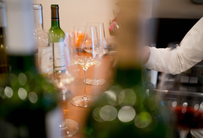 REACH OUT 株式会社 リーチアウト カブシキガイシャ りーちあうと かぶしきがいしゃ 代表取締役 島田貴紀 ボルドーワイン専門輸入元  （株）富屋酒店 かぶしきがいしゃ とみやさけてん カブシキガイシャ　トミヤサケテン TOMIYA SAKETEN 　愛知県名古屋市瑞穂区上坂町1-41-2　地酒屋　豊盃　HOUHAI ほうはい　ホーハイ　三浦酒造  MIURASHUZO日高見　ひたかみ　ヒタカミ HITAKAMI  平孝酒造　HIRAKOSHUZO 天の戸 アマノト　あまのと　AMANOTO　浅舞酒造ASAMAISHUZO　飛露喜 HIROKISHUZOHONTEN　廣木酒造本店　HIROK　大那 DAINA　ダイナ　だいな　菊の里酒造　KIKUNOSATOSHUZO　旭興　KYOKUKO　きょくこう　キョクコウ　渡邉酒造　WATANABESHUZO　仙禽 SENKIN　せんきん　センキン（株）せんきん SENKIN鶴齢　カクレイ　かくれい KAKUREI　青木酒造　AOKISHUZO謙信 ケンシン　けんしん KENSHIN池田屋酒造 IKEDAYASHUZO 白岳仙 HAKUGAKUSEN　ハクガクセン　はくがくせん　安本酒造 YASUMOTOSHUZO 群馬泉 グンマイズミ　ぐんまいずみ 島岡酒造 SHIMAOKASHUZO  喜久醉 きくよい キクヨイKIKUYOI 青島酒造 AOSHIMASHUZO 長珍 ちょうちん　チョウチン長珍酒造CHOCHINSHUZO　みねたからみりん　峯寳 味醂　一子相伝 ミネタカラ　いっしそうでん　イッシソウデン　小笠原味醂 OGASAWARA MIRIN

瀧自慢　たきじまん　タキジマン　瀧自慢酒造　TAKIZIMANSHUZO　田光　TABIKA 早川酒造  HAYAKAWASHUZO　作　ZAKU ざく ザク 清水清三郎商店 SHIMIZUSEIZABUROSHOTEN  篠峯　櫛羅　しのみね　シノミネ　くじら　クジラ　千代酒造　CHIYOSHUZO　雑賀　さいか　サイカ　九重雑賀  KOKONOESAIKA　紀土　鶴梅　無量山　きっど　キッド　KID 　ツルウメ　つるうめ　TURUUME　ムリョウザン　むりょうざん　MURYOZAN　平和酒造　HEIWASHUZO　蒼空　そうくう　ソウクウ　SÔKÛ　藤岡酒造　HUJIOKASHUZO 　宝剣　HOUKEN  宝剣酒造　ほうけんしゅぞう　ホウケンシュゾウ　HOKENSHUZO　清酒竹鶴　小笹屋竹鶴　せいしゅたけつる　セイシュタケツル　おささやたけつる　オササヤタケツル　竹鶴酒造　TAKETURUSHUZO
石鎚　いしづち　イシヅチ　石鎚酒造　ISHIDUCHISHUZO　土佐しらぎく　とさしらぎく　トサシラギク　仙頭酒造場　せんとうしゅぞうじょう　SENDOSHUZOZYO
　
 ブルゴーニュワイン　BOURGOGNE  ボルドーワイン　BORDEAUXカリフォルニアワイン CALIFORNIA  シャンパーニュ  SHAMPAGNEアルザスワイン ALSACE ドイツワイン WEIN GERMAN WINE 専門店　ライカM11　ズミルックス50　レンズ　代表　上田豊二　　きき酒師　焼酎アドバイザー　シャンパーニュシュヴァリエ　堀田駅より徒歩10分　熱田神宮駅より徒歩10分
市バス　牛巻より徒歩３分　地下鉄堀田駅より徒歩１５分　名古屋高速堀田出口より車で２分　牛巻交差点より徒歩５分　レトロ街並み　瓦屋根　裏道　大通りより二本入る　CLASSIC CARクラッシックカー CLASSIC BIKE　クラッシックバイク INTERIA　インテリア　　FASHION　ファッション　MUSIC　音楽　LOVE　SAKE SHOP　酒屋
センス　クリエイト　おたく　　MANIAマニア MOVIE　映画　CINEMA シネマ　2024年春オープン予定 いいねタウン瑞穂 iiNE マルシェ内　グランクレア瑞穂 いいねタウン瑞穂  愛知県名古屋市瑞穂区宝田町四丁目2番、3番2　春敲町三丁目23番1（地番） 魚太郎　UOTARO MIZUHO うおたろう　ウオタロウ　なごやみずほてん　ナゴヤミズホテン　 名古屋瑞穂店  車で1分　徒歩5分　丸明 瑞穂店  MARUAKI MIZUHO　マルアキ ミズホテン　まるあき みずほてん　 徒歩10分　車3分　焼肉 美奈登  ヤキニクミナト　やきにくみなと YAKINIKU MINATO 車で2分　徒歩10分  どての品川　DOTENO SHINAGAWA　ドテノシナガワ　どてのしながわ　車で30秒　徒歩1分昇福亭　SHOHUKUTEI しょうふくてい　ショウフクテイ 街中華　マニア　大盛り　個性派  車で5分　徒歩15分  名店 近くにたくさんあり　堀田バンザイ　牛巻バンザイ　名古屋のへそ

