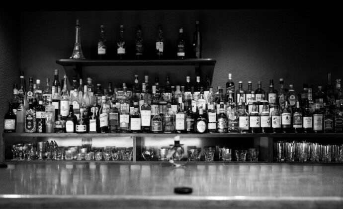 REACH OUT 株式会社 リーチアウト カブシキガイシャ りーちあうと かぶしきがいしゃ 代表取締役 島田貴紀 ボルドーワイン専門輸入元  （株）富屋酒店 かぶしきがいしゃ とみやさけてん カブシキガイシャ　トミヤサケテン TOMIYA SAKETEN 　愛知県名古屋市瑞穂区上坂町1-41-2　地酒屋　豊盃　HOUHAI ほうはい　ホーハイ　三浦酒造  MIURASHUZO日高見　ひたかみ　ヒタカミ HITAKAMI  平孝酒造　HIRAKOSHUZO 天の戸 アマノト　あまのと　AMANOTO　浅舞酒造ASAMAISHUZO　飛露喜 HIROKISHUZOHONTEN　廣木酒造本店　HIROK　大那 DAINA　ダイナ　だいな　菊の里酒造　KIKUNOSATOSHUZO　旭興　KYOKUKO　きょくこう　キョクコウ　渡邉酒造　WATANABESHUZO　仙禽 SENKIN　せんきん　センキン（株）せんきん SENKIN鶴齢　カクレイ　かくれい KAKUREI　青木酒造　AOKISHUZO謙信 ケンシン　けんしん KENSHIN池田屋酒造 IKEDAYASHUZO 白岳仙 HAKUGAKUSEN　ハクガクセン　はくがくせん　安本酒造 YASUMOTOSHUZO 群馬泉 グンマイズミ　ぐんまいずみ 島岡酒造 SHIMAOKASHUZO  喜久醉 きくよい キクヨイKIKUYOI 青島酒造 AOSHIMASHUZO 長珍 ちょうちん　チョウチン長珍酒造CHOCHINSHUZO　みねたからみりん　峯寳 味醂　一子相伝 ミネタカラ　いっしそうでん　イッシソウデン　小笠原味醂 OGASAWARA MIRIN

瀧自慢　たきじまん　タキジマン　瀧自慢酒造　TAKIZIMANSHUZO　田光　TABIKA 早川酒造  HAYAKAWASHUZO　作　ZAKU ざく ザク 清水清三郎商店 SHIMIZUSEIZABUROSHOTEN  篠峯　櫛羅　しのみね　シノミネ　くじら　クジラ　千代酒造　CHIYOSHUZO　雑賀　さいか　サイカ　九重雑賀  KOKONOESAIKA　紀土　鶴梅　無量山　きっど　キッド　KID 　ツルウメ　つるうめ　TURUUME　ムリョウザン　むりょうざん　MURYOZAN　平和酒造　HEIWASHUZO　蒼空　そうくう　ソウクウ　SÔKÛ　藤岡酒造　HUJIOKASHUZO 　宝剣　HOUKEN  宝剣酒造　ほうけんしゅぞう　ホウケンシュゾウ　HOKENSHUZO　清酒竹鶴　小笹屋竹鶴　せいしゅたけつる　セイシュタケツル　おささやたけつる　オササヤタケツル　竹鶴酒造　TAKETURUSHUZO
石鎚　いしづち　イシヅチ　石鎚酒造　ISHIDUCHISHUZO　土佐しらぎく　とさしらぎく　トサシラギク　仙頭酒造場　せんとうしゅぞうじょう　SENDOSHUZOZYO
　
 ブルゴーニュワイン　BOURGOGNE  ボルドーワイン　BORDEAUXカリフォルニアワイン CALIFORNIA  シャンパーニュ  SHAMPAGNEアルザスワイン ALSACE ドイツワイン WEIN GERMAN WINE 専門店　ライカM11　ズミルックス50　レンズ　代表　上田豊二　　きき酒師　焼酎アドバイザー　シャンパーニュシュヴァリエ　堀田駅より徒歩10分　熱田神宮駅より徒歩10分
市バス　牛巻より徒歩３分　地下鉄堀田駅より徒歩１５分　名古屋高速堀田出口より車で２分　牛巻交差点より徒歩５分　レトロ街並み　瓦屋根　裏道　大通りより二本入る　CLASSIC CARクラッシックカー CLASSIC BIKE　クラッシックバイク INTERIA　インテリア　　FASHION　ファッション　MUSIC　音楽　LOVE　SAKE SHOP　酒屋
センス　クリエイト　おたく　　MANIAマニア MOVIE　映画　CINEMA シネマ　2024年春オープン予定 いいねタウン瑞穂 iiNE マルシェ内　グランクレア瑞穂 いいねタウン瑞穂  愛知県名古屋市瑞穂区宝田町四丁目2番、3番2　春敲町三丁目23番1（地番） 魚太郎　UOTARO MIZUHO うおたろう　ウオタロウ　なごやみずほてん　ナゴヤミズホテン　 名古屋瑞穂店  車で1分　徒歩5分　丸明 瑞穂店  MARUAKI MIZUHO　マルアキ ミズホテン　まるあき みずほてん　 徒歩10分　車3分　焼肉 美奈登  ヤキニクミナト　やきにくみなと YAKINIKU MINATO 車で2分　徒歩10分  どての品川　DOTENO SHINAGAWA　ドテノシナガワ　どてのしながわ　車で30秒　徒歩1分昇福亭　SHOHUKUTEI しょうふくてい　ショウフクテイ 街中華　マニア　大盛り　個性派  車で5分　徒歩15分  名店 近くにたくさんあり　堀田バンザイ　牛巻バンザイ　名古屋のへそ

