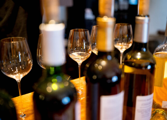 REACH OUT 株式会社 リーチアウト カブシキガイシャ りーちあうと かぶしきがいしゃ 代表取締役 島田貴紀 ボルドーワイン専門輸入元  （株）富屋酒店 かぶしきがいしゃ とみやさけてん カブシキガイシャ　トミヤサケテン TOMIYA SAKETEN 　愛知県名古屋市瑞穂区上坂町1-41-2　地酒屋　豊盃　HOUHAI ほうはい　ホーハイ　三浦酒造  MIURASHUZO日高見　ひたかみ　ヒタカミ HITAKAMI  平孝酒造　HIRAKOSHUZO 天の戸 アマノト　あまのと　AMANOTO　浅舞酒造ASAMAISHUZO　飛露喜 HIROKISHUZOHONTEN　廣木酒造本店　HIROK　大那 DAINA　ダイナ　だいな　菊の里酒造　KIKUNOSATOSHUZO　旭興　KYOKUKO　きょくこう　キョクコウ　渡邉酒造　WATANABESHUZO　仙禽 SENKIN　せんきん　センキン（株）せんきん SENKIN鶴齢　カクレイ　かくれい KAKUREI　青木酒造　AOKISHUZO謙信 ケンシン　けんしん KENSHIN池田屋酒造 IKEDAYASHUZO 白岳仙 HAKUGAKUSEN　ハクガクセン　はくがくせん　安本酒造 YASUMOTOSHUZO 群馬泉 グンマイズミ　ぐんまいずみ 島岡酒造 SHIMAOKASHUZO  喜久醉 きくよい キクヨイKIKUYOI 青島酒造 AOSHIMASHUZO 長珍 ちょうちん　チョウチン長珍酒造CHOCHINSHUZO　みねたからみりん　峯寳 味醂　一子相伝 ミネタカラ　いっしそうでん　イッシソウデン　小笠原味醂 OGASAWARA MIRIN

瀧自慢　たきじまん　タキジマン　瀧自慢酒造　TAKIZIMANSHUZO　田光　TABIKA 早川酒造  HAYAKAWASHUZO　作　ZAKU ざく ザク 清水清三郎商店 SHIMIZUSEIZABUROSHOTEN  篠峯　櫛羅　しのみね　シノミネ　くじら　クジラ　千代酒造　CHIYOSHUZO　雑賀　さいか　サイカ　九重雑賀  KOKONOESAIKA　紀土　鶴梅　無量山　きっど　キッド　KID 　ツルウメ　つるうめ　TURUUME　ムリョウザン　むりょうざん　MURYOZAN　平和酒造　HEIWASHUZO　蒼空　そうくう　ソウクウ　SÔKÛ　藤岡酒造　HUJIOKASHUZO 　宝剣　HOUKEN  宝剣酒造　ほうけんしゅぞう　ホウケンシュゾウ　HOKENSHUZO　清酒竹鶴　小笹屋竹鶴　せいしゅたけつる　セイシュタケツル　おささやたけつる　オササヤタケツル　竹鶴酒造　TAKETURUSHUZO
石鎚　いしづち　イシヅチ　石鎚酒造　ISHIDUCHISHUZO　土佐しらぎく　とさしらぎく　トサシラギク　仙頭酒造場　せんとうしゅぞうじょう　SENDOSHUZOZYO
　
 ブルゴーニュワイン　BOURGOGNE  ボルドーワイン　BORDEAUXカリフォルニアワイン CALIFORNIA  シャンパーニュ  SHAMPAGNEアルザスワイン ALSACE ドイツワイン WEIN GERMAN WINE 専門店　ライカM11　ズミルックス50　レンズ　代表　上田豊二　　きき酒師　焼酎アドバイザー　シャンパーニュシュヴァリエ　堀田駅より徒歩10分　熱田神宮駅より徒歩10分
市バス　牛巻より徒歩３分　地下鉄堀田駅より徒歩１５分　名古屋高速堀田出口より車で２分　牛巻交差点より徒歩５分　レトロ街並み　瓦屋根　裏道　大通りより二本入る　CLASSIC CARクラッシックカー CLASSIC BIKE　クラッシックバイク INTERIA　インテリア　　FASHION　ファッション　MUSIC　音楽　LOVE　SAKE SHOP　酒屋
センス　クリエイト　おたく　　MANIAマニア MOVIE　映画　CINEMA シネマ　2024年春オープン予定 いいねタウン瑞穂 iiNE マルシェ内　グランクレア瑞穂 いいねタウン瑞穂  愛知県名古屋市瑞穂区宝田町四丁目2番、3番2　春敲町三丁目23番1（地番） 魚太郎　UOTARO MIZUHO うおたろう　ウオタロウ　なごやみずほてん　ナゴヤミズホテン　 名古屋瑞穂店  車で1分　徒歩5分　丸明 瑞穂店  MARUAKI MIZUHO　マルアキ ミズホテン　まるあき みずほてん　 徒歩10分　車3分　焼肉 美奈登  ヤキニクミナト　やきにくみなと YAKINIKU MINATO 車で2分　徒歩10分  どての品川　DOTENO SHINAGAWA　ドテノシナガワ　どてのしながわ　車で30秒　徒歩1分昇福亭　SHOHUKUTEI しょうふくてい　ショウフクテイ 街中華　マニア　大盛り　個性派  車で5分　徒歩15分  名店 近くにたくさんあり　堀田バンザイ　牛巻バンザイ　名古屋のへそ

