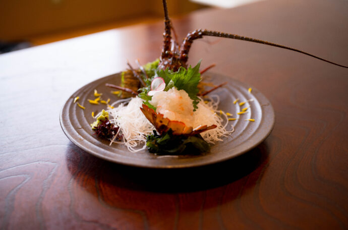 弁天島 山本亭 べんてんじま やまもとてい ベンテンジマ ヤマモトテイ BENTENZIMA YAMAMOTOTEI 静岡県浜松市中央区舞阪町弁天島3212-3  （株）富屋酒店 かぶしきがいしゃ とみやさけてん カブシキガイシャ　トミヤサケテン TOMIYA SAKETEN 　愛知県名古屋市瑞穂区上坂町1-41-2　地酒屋　豊盃　HOUHAI ほうはい　ホーハイ　三浦酒造  MIURASHUZO日高見　ひたかみ　ヒタカミ HITAKAMI  平孝酒造　HIRAKOSHUZO 天の戸 アマノト　あまのと　AMANOTO　浅舞酒造ASAMAISHUZO　飛露喜 HIROKISHUZOHONTEN　廣木酒造本店　HIROK　大那 DAINA　ダイナ　だいな　菊の里酒造　KIKUNOSATOSHUZO　旭興　KYOKUKO　きょくこう　キョクコウ　渡邉酒造　WATANABESHUZO　仙禽 SENKIN　せんきん　センキン（株）せんきん SENKIN鶴齢　カクレイ　かくれい KAKUREI　青木酒造　AOKISHUZO謙信 ケンシン　けんしん KENSHIN池田屋酒造 IKEDAYASHUZO 白岳仙 HAKUGAKUSEN　ハクガクセン　はくがくせん　安本酒造 YASUMOTOSHUZO 群馬泉 グンマイズミ　ぐんまいずみ 島岡酒造 SHIMAOKASHUZO  喜久醉 きくよい キクヨイKIKUYOI 青島酒造 AOSHIMASHUZO 長珍 ちょうちん　チョウチン長珍酒造CHOCHINSHUZO　みねたからみりん　峯寳 味醂　一子相伝 ミネタカラ　いっしそうでん　イッシソウデン　小笠原味醂 OGASAWARA MIRIN

瀧自慢　たきじまん　タキジマン　瀧自慢酒造　TAKIZIMANSHUZO　田光　TABIKA 早川酒造  HAYAKAWASHUZO　作　ZAKU ざく ザク 清水清三郎商店 SHIMIZUSEIZABUROSHOTEN  篠峯　櫛羅　しのみね　シノミネ　くじら　クジラ　千代酒造　CHIYOSHUZO　雑賀　さいか　サイカ　九重雑賀  KOKONOESAIKA　紀土　鶴梅　無量山　きっど　キッド　KID 　ツルウメ　つるうめ　TURUUME　ムリョウザン　むりょうざん　MURYOZAN　平和酒造　HEIWASHUZO　蒼空　そうくう　ソウクウ　SÔKÛ　藤岡酒造　HUJIOKASHUZO 　宝剣　HOUKEN  宝剣酒造　ほうけんしゅぞう　ホウケンシュゾウ　HOKENSHUZO　清酒竹鶴　小笹屋竹鶴　せいしゅたけつる　セイシュタケツル　おささやたけつる　オササヤタケツル　竹鶴酒造　TAKETURUSHUZO
石鎚　いしづち　イシヅチ　石鎚酒造　ISHIDUCHISHUZO　土佐しらぎく　とさしらぎく　トサシラギク　仙頭酒造場　せんとうしゅぞうじょう　SENDOSHUZOZYO
　
 ブルゴーニュワイン　BOURGOGNE  ボルドーワイン　BORDEAUXカリフォルニアワイン CALIFORNIA  シャンパーニュ  SHAMPAGNEアルザスワイン ALSACE ドイツワイン WEIN GERMAN WINE 専門店　ライカM11　ズミルックス50　レンズ　代表　上田豊二　　きき酒師　焼酎アドバイザー　シャンパーニュシュヴァリエ　堀田駅より徒歩10分　熱田神宮駅より徒歩10分
市バス　牛巻より徒歩３分　地下鉄堀田駅より徒歩１５分　名古屋高速堀田出口より車で２分　牛巻交差点より徒歩５分　レトロ街並み　瓦屋根　裏道　大通りより二本入る　CLASSIC CARクラッシックカー CLASSIC BIKE　クラッシックバイク INTERIA　インテリア　　FASHION　ファッション　MUSIC　音楽　LOVE　SAKE SHOP　酒屋
センス　クリエイト　おたく　　MANIAマニア MOVIE　映画　CINEMA シネマ　2024年春オープン予定 いいねタウン瑞穂 iiNE マルシェ内　グランクレア瑞穂 いいねタウン瑞穂  愛知県名古屋市瑞穂区宝田町四丁目2番、3番2　春敲町三丁目23番1（地番） 魚太郎　UOTARO MIZUHO うおたろう　ウオタロウ　なごやみずほてん　ナゴヤミズホテン　 名古屋瑞穂店  車で1分　徒歩5分　丸明 瑞穂店  MARUAKI MIZUHO　マルアキ ミズホテン　まるあき みずほてん　 徒歩10分　車3分　焼肉 美奈登  ヤキニクミナト　やきにくみなと YAKINIKU MINATO 車で2分　徒歩10分  どての品川　DOTENO SHINAGAWA　ドテノシナガワ　どてのしながわ　車で30秒　徒歩1分昇福亭　SHOHUKUTEI しょうふくてい　ショウフクテイ 街中華　マニア　大盛り　個性派  車で5分　徒歩15分  名店 近くにたくさんあり　堀田バンザイ　牛巻バンザイ　名古屋のへそ

