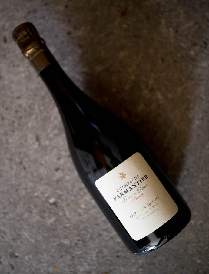 CHAMPAGNE PARMANTIER FRERE ET SOEUR（シャンパーニュ　パルマンティエ　フレール・エ・スール）EXTRA BRUT-BLANC DE BLANC（エクストラ ブリュット ブラン・ド・ブラン）LE  CAQUERAY  2016（レ・カクレ　2016ヴィンテージ）
CHAMPAGNE PARMANTIER FRERE ET SOEUR（シャンパーニュ　パルマンティエ　フレール・エ・スール）BRUT NATURE　BLANC DE NOIR  PREMIER CRU（ブリュット ・ナチュール　ブラン・ド・ノワール　プルミエ・クリュ）LE  ORISEAUX  2016（レ・ゾリゾ　2016ヴィンテージ）CHAMPAGNE PARMANTIER FRERE ET SOEUR（シャンパーニュ　パルマンティエ　フレール・エ・スール）BRUT NATURE　BLANC DE NOIR  PREMIER CRU（ブリュット ・ナチュール　ブラン・ド・ノワール　プルミエ・クリュ）LE  PRÉ  2017（ル・プレ　2017ヴィンテージ）輸入元ラシーヌ RACINES　パルマンティエは1683年創業のシャンパーニュ・メゾンで、モンターニュ・ド・ランスのメルフィーと1級畑のシャムリーに畑を所有。その年ごとに時間が奏でるメロディーとそれぞれのテロワールの個性を尊重するため、2019年よりデメター認証を取得。認証を得ることは“ブドウの樹が野生に戻るための最初の一歩”と考え、‶できるだけ自然に介入しない“ブドウ栽培を目指す。エチケットに描かれている‶雪の結晶”は、いうなれば自然によってつくられる唯一の‶建築物“であり、人間が触れれば簡単に壊れてしまうものの象徴。このロゴには彼らの造るシャンパーニュやワインが、この雪の結晶のように‶自然から生まれたものである”という想いが込められている。畑には果樹を中心とした樹を植樹し、13種類の植物の種を混ぜたものを‶天然の肥料“として畑に播き、秋から春にかけて雌鶏と羊を放ち、植物相の相互作用を土壌によみがらせることで継続可能なエコサイクルの確立を目指している。夏季剪定は行わず、ブドウのツタを切り落とさなければ、ブドウは自分を守る必要もないので、実をみのらせることのみに集中できるからだという。レ・デュレ・ル・ムティエのような一部の区画では、銅や硫黄は一切使用せず、植物とはちみつ、乳清のみで畑を管理している。セラーでは亜硫酸をはじめとする醸造学的な添加物は添加せず、フィルターの使用はなし。ワインの最も繊細な‶アロマ”を最大限保つためには、ワインには重力以外の力をかけるべきではないという考えに基づき、ポンプは使用しないために醸造所の設計も、重力の働きを最大限に取り入れられるように3階建てに設計されている。
（株）富屋酒店 かぶしきがいしゃ とみやさけてん カブシキガイシャ　トミヤサケテン TOMIYA SAKETEN 　愛知県名古屋市瑞穂区上坂町1-41-2　地酒屋　豊盃　HOUHAI ほうはい　ホーハイ　三浦酒造  MIURASHUZO日高見　ひたかみ　ヒタカミ HITAKAMI  平孝酒造　HIRAKOSHUZO 天の戸 アマノト　あまのと　AMANOTO　浅舞酒造 ASAMAISHUZO　飛露喜 HIROKISHUZOHONTEN　廣木酒造本店　HIROK　大那 DAINA　ダイナ　だいな　菊の里酒造　KIKUNOSATOSHUZO　旭興　KYOKUKO　きょくこう　キョクコウ　渡邉酒造　WATANABESHUZO　仙禽 SENKIN　せんきん　センキン（株）せんきん SENKIN鶴齢　カクレイ　かくれい KAKUREI　青木酒造　AOKISHUZO謙信 ケンシン　けんしん KENSHIN池田屋酒造 IKEDAYASHUZO 白岳仙 HAKUGAKUSEN　ハクガクセン　はくがくせん　安本酒造 YASUMOTOSHUZO 群馬泉 グンマイズミ　ぐんまいずみ 島岡酒造 SHIMAOKASHUZO  喜久醉 きくよい キクヨイKIKUYOI 青島酒造 AOSHIMASHUZO 長珍 ちょうちん　チョウチン長珍酒造CHOCHINSHUZO　みねたからみりん　峯寳 味醂　一子相伝 ミネタカラ　いっしそうでん　イッシソウデン　小笠原味醂 OGASAWARA MIRIN

瀧自慢　たきじまん　タキジマン　瀧自慢酒造　TAKIZIMANSHUZO　田光　TABIKA 早川酒造  HAYAKAWASHUZO　作　ZAKU ざく ザク 清水清三郎商店 SHIMIZUSEIZABUROSHOTEN  篠峯　櫛羅　しのみね　シノミネ　くじら　クジラ　千代酒造　CHIYOSHUZO　雑賀　さいか　サイカ　九重雑賀  KOKONOESAIKA　紀土　鶴梅　無量山　きっど　キッド　KID 　ツルウメ　つるうめ　TURUUME　ムリョウザン　むりょうざん　MURYOZAN　平和酒造　HEIWASHUZO　蒼空　そうくう　ソウクウ　SÔKÛ　藤岡酒造　HUJIOKASHUZO 　宝剣　HOUKEN  宝剣酒造　ほうけんしゅぞう　ホウケンシュゾウ　HOKENSHUZO　清酒竹鶴　小笹屋竹鶴　せいしゅたけつる　セイシュタケツル　おささやたけつる　オササヤタケツル　竹鶴酒造　TAKETURUSHUZO
石鎚　いしづち　イシヅチ　石鎚酒造　ISHIDUCHISHUZO　土佐しらぎく　とさしらぎく　トサシラギク　仙頭酒造場　せんとうしゅぞうじょう　SENDOSHUZOZYO　アルガブランカ　ARUGABURANKA勝沼醸造　KATUNUMAJÔZÔ　ドメーヌソガ　ソガ・ペール・エ・フィス SOGA PELE ET FIS　オブセワイナリー　OBUSEWINERY　ドメーヌタカヒコ　DOMAINE TAKAHIKO　クリサワブラン　KURISAWA BLANC　ナカザワワイナリー　NAKAZAWA WINERY　さつま寿　SATUMA KOTOBUKI 　尾込商店 OGOME SHOTEN  蔵の師魂 KURANOSHIKON  小正醸造　KOMASA ＪÔＺÔ　天狗櫻 TENGUSAKURA  白石酒蔵　SHIRAISHISHUZO  しま千両 SHIMASENRYO　高崎酒蔵  TAKASAKISHUZO  杜氏潤平　TOJIJUNPEI  小玉醸造  KODAMAJOZO  赤鹿毛　青鹿毛  AKAKAGE   AOKAGE　柳田酒蔵  YANAGIDASHUZO　舞香　MAIKA　泰明　TAIMEI　藤居醸造　HUZIIJÔＺÔ　池の露　特酎天草　IKENOTUYU  TOKUCHU  AMAKUSA　壱乃醸　飛乃流　朝日　ICHINOJO  HINORYU　ASAHI　朝日酒造　ASAHISHUZO　龍宮　RYUGU 富田酒造場　TOMITASHUZOJO　鳥飼 TORIKAI　鳥飼酒造　TORIKAISHUZO　極楽 GOIKURAKU　林酒造場 HAYASHISHUZOJO　屋久の島大自然林　酔麦香　YAKUNOSHIMA DAISHIZENRIN SUIBASKUKA　本坊酒造　HONBOSHUZO
金峰　金峰荒蘆過  KINPO　KINPOARAROKA　宇都酒造　UTOSHUZO　北谷長老　CHYATANCHÔＲÔ　北谷酒造　CHYATANSHUZO　山原くいな　YAMBARUKUINA　やんばる酒造　YAMBARUSHUZO　2024年春オープン予定 いいねタウン瑞穂 iiNE マルシェ内　グランクレア瑞穂 いいねタウン瑞穂  愛知県名古屋市瑞穂区宝田町四丁目2番、3番2　春敲町三丁目23番1（地番） 魚太郎　UOTARO MIZUHO うおたろう　ウオタロウ　なごやみずほてん　ナゴヤミズホテン　 名古屋瑞穂店  車で1分　徒歩5分　丸明 瑞穂店  MARUAKI MIZUHO　マルアキ ミズホテン　まるあき みずほてん　 徒歩10分　車3分　焼肉 美奈登  ヤキニクミナト　やきにくみなと YAKINIKU MINATO 車で2分　徒歩10分  どての品川　DOTENO SHINAGAWA　ドテノシナガワ　どてのしながわ　車で30秒　徒歩1分昇福亭　SHOHUKUTEI しょうふくてい　ショウフクテイ 街中華　マニア　大盛り　個性派  車で5分　徒歩15分  名店 近くにたくさんあり　堀田バンザイ　牛巻バンザイ　名古屋のへそ

CHAMPAGNE PARMANTIER FRÈRE ET SOEUR（シャンパーニュ パルメンティエ フレール・エ・フィス）EXTRA BRUT（エクストラ・ブリュット）BLAND DE BLANDS（ブラン・ド・ブラン）LE CAQUERAY（ル・カクレ）2019（2019 ヴィンテージ）
CHAMPAGNE PARMANTIER FRÈRE ET SOEUR（シャンパーニュ パルメンティエ フレール・エ・フィス）BRUT（ブリュット）BLAND DE BLANDS（ブラン・ド・ブラン）1ER CRU（プルミエ・クリュ）LES SPECTRES（レ・スペクトル）2019（2019 ヴィンテージ）
