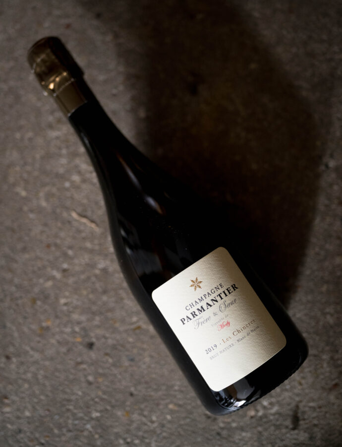 CHAMPAGNE PARMANTIER FRERE ET SOEUR(シャンパーニュ パルマンティエ フレール・エ・スール)EXTRA BRUT-BLANC DE BLANC(エクストラ ブリュット ブラン・ド・ブラン)LE CAQUERAY 2016(レ・カクレ 2016ヴィンテージ)
CHAMPAGNE PARMANTIER FRERE ET SOEUR(シャンパーニュ パルマンティエ フレール・エ・スール)BRUT NATURE BLANC DE NOIR PREMIER CRU(ブリュット ・ナチュール ブラン・ド・ノワール プルミエ・クリュ)LE ORISEAUX 2016(レ・ゾリゾ 2016ヴィンテージ)CHAMPAGNE PARMANTIER FRERE ET SOEUR(シャンパーニュ パルマンティエ フレール・エ・スール)BRUT NATURE BLANC DE NOIR PREMIER CRU(ブリュット ・ナチュール ブラン・ド・ノワール プルミエ・クリュ)LE PRÉ 2017(ル・プレ 2017ヴィンテージ)輸入元ラシーヌ RACINES パルマンティエは1683年創業のシャンパーニュ・メゾンで、モンターニュ・ド・ランスのメルフィーと1級畑のシャムリーに畑を所有。その年ごとに時間が奏でるメロディーとそれぞれのテロワールの個性を尊重するため、2019年よりデメター認証を取得。認証を得ることは“ブドウの樹が野生に戻るための最初の一歩”と考え、‶できるだけ自然に介入しない“ブドウ栽培を目指す。エチケットに描かれている‶雪の結晶”は、いうなれば自然によってつくられる唯一の‶建築物“であり、人間が触れれば簡単に壊れてしまうものの象徴。このロゴには彼らの造るシャンパーニュやワインが、この雪の結晶のように‶自然から生まれたものである”という想いが込められている。畑には果樹を中心とした樹を植樹し、13種類の植物の種を混ぜたものを‶天然の肥料“として畑に播き、秋から春にかけて雌鶏と羊を放ち、植物相の相互作用を土壌によみがらせることで継続可能なエコサイクルの確立を目指している。夏季剪定は行わず、ブドウのツタを切り落とさなければ、ブドウは自分を守る必要もないので、実をみのらせることのみに集中できるからだという。レ・デュレ・ル・ムティエのような一部の区画では、銅や硫黄は一切使用せず、植物とはちみつ、乳清のみで畑を管理している。セラーでは亜硫酸をはじめとする醸造学的な添加物は添加せず、フィルターの使用はなし。ワインの最も繊細な‶アロマ”を最大限保つためには、ワインには重力以外の力をかけるべきではないという考えに基づき、ポンプは使用しないために醸造所の設計も、重力の働きを最大限に取り入れられるように3階建てに設計されている。
(株)富屋酒店 かぶしきがいしゃ とみやさけてん カブシキガイシャ トミヤサケテン TOMIYA SAKETEN 愛知県名古屋市瑞穂区上坂町1-41-2 地酒屋 豊盃 HOUHAI ほうはい ホーハイ 三浦酒造 MIURASHUZO日高見 ひたかみ ヒタカミ HITAKAMI 平孝酒造 HIRAKOSHUZO 天の戸 アマノト あまのと AMANOTO 浅舞酒造 ASAMAISHUZO 飛露喜 HIROKISHUZOHONTEN 廣木酒造本店 HIROK 大那 DAINA ダイナ だいな 菊の里酒造 KIKUNOSATOSHUZO 旭興 KYOKUKO きょくこう キョクコウ 渡邉酒造 WATANABESHUZO 仙禽 SENKIN せんきん センキン(株)せんきん SENKIN鶴齢 カクレイ かくれい KAKUREI 青木酒造 AOKISHUZO謙信 ケンシン けんしん KENSHIN池田屋酒造 IKEDAYASHUZO 白岳仙 HAKUGAKUSEN ハクガクセン はくがくせん 安本酒造 YASUMOTOSHUZO 群馬泉 グンマイズミ ぐんまいずみ 島岡酒造 SHIMAOKASHUZO 喜久醉 きくよい キクヨイKIKUYOI 青島酒造 AOSHIMASHUZO 長珍 ちょうちん チョウチン長珍酒造CHOCHINSHUZO みねたからみりん 峯寳 味醂 一子相伝 ミネタカラ いっしそうでん イッシソウデン 小笠原味醂 OGASAWARA MIRIN
瀧自慢 たきじまん タキジマン 瀧自慢酒造 TAKIZIMANSHUZO 田光 TABIKA 早川酒造 HAYAKAWASHUZO 作 ZAKU ざく ザク 清水清三郎商店 SHIMIZUSEIZABUROSHOTEN 篠峯 櫛羅 しのみね シノミネ くじら クジラ 千代酒造 CHIYOSHUZO 雑賀 さいか サイカ 九重雑賀 KOKONOESAIKA 紀土 鶴梅 無量山 きっど キッド KID ツルウメ つるうめ TURUUME ムリョウザン むりょうざん MURYOZAN 平和酒造 HEIWASHUZO 蒼空 そうくう ソウクウ SÔKÛ 藤岡酒造 HUJIOKASHUZO 宝剣 HOUKEN 宝剣酒造 ほうけんしゅぞう ホウケンシュゾウ HOKENSHUZO 清酒竹鶴 小笹屋竹鶴 せいしゅたけつる セイシュタケツル おささやたけつる オササヤタケツル 竹鶴酒造 TAKETURUSHUZO
石鎚 いしづち イシヅチ 石鎚酒造 ISHIDUCHISHUZO 土佐しらぎく とさしらぎく トサシラギク 仙頭酒造場 せんとうしゅぞうじょう SENDOSHUZOZYO アルガブランカ ARUGABURANKA勝沼醸造 KATUNUMAJÔZÔ ドメーヌソガ ソガ・ペール・エ・フィス SOGA PELE ET FIS オブセワイナリー OBUSEWINERY ドメーヌタカヒコ DOMAINE TAKAHIKO クリサワブラン KURISAWA BLANC ナカザワワイナリー NAKAZAWA WINERY さつま寿 SATUMA KOTOBUKI 尾込商店 OGOME SHOTEN 蔵の師魂 KURANOSHIKON 小正醸造 KOMASA JÔZÔ 天狗櫻 TENGUSAKURA 白石酒蔵 SHIRAISHISHUZO しま千両 SHIMASENRYO 高崎酒蔵 TAKASAKISHUZO 杜氏潤平 TOJIJUNPEI 小玉醸造 KODAMAJOZO 赤鹿毛 青鹿毛 AKAKAGE AOKAGE 柳田酒蔵 YANAGIDASHUZO 舞香 MAIKA 泰明 TAIMEI 藤居醸造 HUZIIJÔZÔ 池の露 特酎天草 IKENOTUYU TOKUCHU AMAKUSA 壱乃醸 飛乃流 朝日 ICHINOJO HINORYU ASAHI 朝日酒造 ASAHISHUZO 龍宮 RYUGU 富田酒造場 TOMITASHUZOJO 鳥飼 TORIKAI 鳥飼酒造 TORIKAISHUZO 極楽 GOIKURAKU 林酒造場 HAYASHISHUZOJO 屋久の島大自然林 酔麦香 YAKUNOSHIMA DAISHIZENRIN SUIBASKUKA 本坊酒造 HONBOSHUZO
金峰 金峰荒蘆過 KINPO KINPOARAROKA 宇都酒造 UTOSHUZO 北谷長老 CHYATANCHÔRÔ 北谷酒造 CHYATANSHUZO 山原くいな YAMBARUKUINA やんばる酒造 YAMBARUSHUZO 2024年春オープン予定 いいねタウン瑞穂 iiNE マルシェ内 グランクレア瑞穂 いいねタウン瑞穂 愛知県名古屋市瑞穂区宝田町四丁目2番、3番2 春敲町三丁目23番1(地番) 魚太郎 UOTARO MIZUHO うおたろう ウオタロウ なごやみずほてん ナゴヤミズホテン 名古屋瑞穂店 車で1分 徒歩5分 丸明 瑞穂店 MARUAKI MIZUHO マルアキ ミズホテン まるあき みずほてん 徒歩10分 車3分 焼肉 美奈登 ヤキニクミナト やきにくみなと YAKINIKU MINATO 車で2分 徒歩10分 どての品川 DOTENO SHINAGAWA ドテノシナガワ どてのしながわ 車で30秒 徒歩1分昇福亭 SHOHUKUTEI しょうふくてい ショウフクテイ 街中華 マニア 大盛り 個性派 車で5分 徒歩15分 名店 近くにたくさんあり 堀田バンザイ 牛巻バンザイ 名古屋のへそ
CHAMPAGNE PARMANTIER FRÈRE ET SOEUR(シャンパーニュ パルメンティエ フレール・エ・フィス)EXTRA BRUT(エクストラ・ブリュット)BLAND DE BLANDS(ブラン・ド・ブラン)LE CAQUERAY(ル・カクレ)2019(2019 ヴィンテージ)
CHAMPAGNE PARMANTIER FRÈRE ET SOEUR(シャンパーニュ パルメンティエ フレール・エ・フィス)BRUT(ブリュット)BLAND DE BLANDS(ブラン・ド・ブラン)1ER CRU(プルミエ・クリュ)LES SPECTRES(レ・スペクトル)2019(2019 ヴィンテージ)
PARMANTIER FRÈRE ET SOEUR(シャンパーニュ パルメンティエ フレール・エ・フィス)BRラUT NATURE(ブリュット・ナチュール)BLAND DE NOIR(ブン・ド・ノワール)LES CHINCRES(レ・シャンクル)2019(2019 ヴィンテージ)