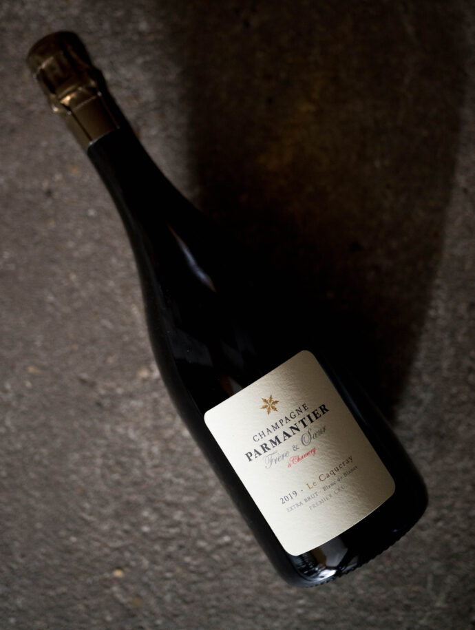 CHAMPAGNE PARMANTIER FRERE ET SOEUR(シャンパーニュ パルマンティエ フレール・エ・スール)EXTRA BRUT-BLANC DE BLANC(エクストラ ブリュット ブラン・ド・ブラン)LE CAQUERAY 2016(レ・カクレ 2016ヴィンテージ)
CHAMPAGNE PARMANTIER FRERE ET SOEUR(シャンパーニュ パルマンティエ フレール・エ・スール)BRUT NATURE BLANC DE NOIR PREMIER CRU(ブリュット ・ナチュール ブラン・ド・ノワール プルミエ・クリュ)LE ORISEAUX 2016(レ・ゾリゾ 2016ヴィンテージ)CHAMPAGNE PARMANTIER FRERE ET SOEUR(シャンパーニュ パルマンティエ フレール・エ・スール)BRUT NATURE BLANC DE NOIR PREMIER CRU(ブリュット ・ナチュール ブラン・ド・ノワール プルミエ・クリュ)LE PRÉ 2017(ル・プレ 2017ヴィンテージ)輸入元ラシーヌ RACINES パルマンティエは1683年創業のシャンパーニュ・メゾンで、モンターニュ・ド・ランスのメルフィーと1級畑のシャムリーに畑を所有。その年ごとに時間が奏でるメロディーとそれぞれのテロワールの個性を尊重するため、2019年よりデメター認証を取得。認証を得ることは“ブドウの樹が野生に戻るための最初の一歩”と考え、‶できるだけ自然に介入しない“ブドウ栽培を目指す。エチケットに描かれている‶雪の結晶”は、いうなれば自然によってつくられる唯一の‶建築物“であり、人間が触れれば簡単に壊れてしまうものの象徴。このロゴには彼らの造るシャンパーニュやワインが、この雪の結晶のように‶自然から生まれたものである”という想いが込められている。畑には果樹を中心とした樹を植樹し、13種類の植物の種を混ぜたものを‶天然の肥料“として畑に播き、秋から春にかけて雌鶏と羊を放ち、植物相の相互作用を土壌によみがらせることで継続可能なエコサイクルの確立を目指している。夏季剪定は行わず、ブドウのツタを切り落とさなければ、ブドウは自分を守る必要もないので、実をみのらせることのみに集中できるからだという。レ・デュレ・ル・ムティエのような一部の区画では、銅や硫黄は一切使用せず、植物とはちみつ、乳清のみで畑を管理している。セラーでは亜硫酸をはじめとする醸造学的な添加物は添加せず、フィルターの使用はなし。ワインの最も繊細な‶アロマ”を最大限保つためには、ワインには重力以外の力をかけるべきではないという考えに基づき、ポンプは使用しないために醸造所の設計も、重力の働きを最大限に取り入れられるように3階建てに設計されている。
(株)富屋酒店 かぶしきがいしゃ とみやさけてん カブシキガイシャ トミヤサケテン TOMIYA SAKETEN 愛知県名古屋市瑞穂区上坂町1-41-2 地酒屋 豊盃 HOUHAI ほうはい ホーハイ 三浦酒造 MIURASHUZO日高見 ひたかみ ヒタカミ HITAKAMI 平孝酒造 HIRAKOSHUZO 天の戸 アマノト あまのと AMANOTO 浅舞酒造 ASAMAISHUZO 飛露喜 HIROKISHUZOHONTEN 廣木酒造本店 HIROK 大那 DAINA ダイナ だいな 菊の里酒造 KIKUNOSATOSHUZO 旭興 KYOKUKO きょくこう キョクコウ 渡邉酒造 WATANABESHUZO 仙禽 SENKIN せんきん センキン(株)せんきん SENKIN鶴齢 カクレイ かくれい KAKUREI 青木酒造 AOKISHUZO謙信 ケンシン けんしん KENSHIN池田屋酒造 IKEDAYASHUZO 白岳仙 HAKUGAKUSEN ハクガクセン はくがくせん 安本酒造 YASUMOTOSHUZO 群馬泉 グンマイズミ ぐんまいずみ 島岡酒造 SHIMAOKASHUZO 喜久醉 きくよい キクヨイKIKUYOI 青島酒造 AOSHIMASHUZO 長珍 ちょうちん チョウチン長珍酒造CHOCHINSHUZO みねたからみりん 峯寳 味醂 一子相伝 ミネタカラ いっしそうでん イッシソウデン 小笠原味醂 OGASAWARA MIRIN
瀧自慢 たきじまん タキジマン 瀧自慢酒造 TAKIZIMANSHUZO 田光 TABIKA 早川酒造 HAYAKAWASHUZO 作 ZAKU ざく ザク 清水清三郎商店 SHIMIZUSEIZABUROSHOTEN 篠峯 櫛羅 しのみね シノミネ くじら クジラ 千代酒造 CHIYOSHUZO 雑賀 さいか サイカ 九重雑賀 KOKONOESAIKA 紀土 鶴梅 無量山 きっど キッド KID ツルウメ つるうめ TURUUME ムリョウザン むりょうざん MURYOZAN 平和酒造 HEIWASHUZO 蒼空 そうくう ソウクウ SÔKÛ 藤岡酒造 HUJIOKASHUZO 宝剣 HOUKEN 宝剣酒造 ほうけんしゅぞう ホウケンシュゾウ HOKENSHUZO 清酒竹鶴 小笹屋竹鶴 せいしゅたけつる セイシュタケツル おささやたけつる オササヤタケツル 竹鶴酒造 TAKETURUSHUZO
石鎚 いしづち イシヅチ 石鎚酒造 ISHIDUCHISHUZO 土佐しらぎく とさしらぎく トサシラギク 仙頭酒造場 せんとうしゅぞうじょう SENDOSHUZOZYO アルガブランカ ARUGABURANKA勝沼醸造 KATUNUMAJÔZÔ ドメーヌソガ ソガ・ペール・エ・フィス SOGA PELE ET FIS オブセワイナリー OBUSEWINERY ドメーヌタカヒコ DOMAINE TAKAHIKO クリサワブラン KURISAWA BLANC ナカザワワイナリー NAKAZAWA WINERY さつま寿 SATUMA KOTOBUKI 尾込商店 OGOME SHOTEN 蔵の師魂 KURANOSHIKON 小正醸造 KOMASA JÔZÔ 天狗櫻 TENGUSAKURA 白石酒蔵 SHIRAISHISHUZO しま千両 SHIMASENRYO 高崎酒蔵 TAKASAKISHUZO 杜氏潤平 TOJIJUNPEI 小玉醸造 KODAMAJOZO 赤鹿毛 青鹿毛 AKAKAGE AOKAGE 柳田酒蔵 YANAGIDASHUZO 舞香 MAIKA 泰明 TAIMEI 藤居醸造 HUZIIJÔZÔ 池の露 特酎天草 IKENOTUYU TOKUCHU AMAKUSA 壱乃醸 飛乃流 朝日 ICHINOJO HINORYU ASAHI 朝日酒造 ASAHISHUZO 龍宮 RYUGU 富田酒造場 TOMITASHUZOJO 鳥飼 TORIKAI 鳥飼酒造 TORIKAISHUZO 極楽 GOIKURAKU 林酒造場 HAYASHISHUZOJO 屋久の島大自然林 酔麦香 YAKUNOSHIMA DAISHIZENRIN SUIBASKUKA 本坊酒造 HONBOSHUZO
金峰 金峰荒蘆過 KINPO KINPOARAROKA 宇都酒造 UTOSHUZO 北谷長老 CHYATANCHÔRÔ 北谷酒造 CHYATANSHUZO 山原くいな YAMBARUKUINA やんばる酒造 YAMBARUSHUZO 2024年春オープン予定 いいねタウン瑞穂 iiNE マルシェ内 グランクレア瑞穂 いいねタウン瑞穂 愛知県名古屋市瑞穂区宝田町四丁目2番、3番2 春敲町三丁目23番1(地番) 魚太郎 UOTARO MIZUHO うおたろう ウオタロウ なごやみずほてん ナゴヤミズホテン 名古屋瑞穂店 車で1分 徒歩5分 丸明 瑞穂店 MARUAKI MIZUHO マルアキ ミズホテン まるあき みずほてん 徒歩10分 車3分 焼肉 美奈登 ヤキニクミナト やきにくみなと YAKINIKU MINATO 車で2分 徒歩10分 どての品川 DOTENO SHINAGAWA ドテノシナガワ どてのしながわ 車で30秒 徒歩1分昇福亭 SHOHUKUTEI しょうふくてい ショウフクテイ 街中華 マニア 大盛り 個性派 車で5分 徒歩15分 名店 近くにたくさんあり 堀田バンザイ 牛巻バンザイ 名古屋のへそ
CHAMPAGNE PARMANTIER FRÈRE ET SOEUR(シャンパーニュ パルメンティエ フレール・エ・フィス)EXTRA BRUT(エクストラ・ブリュット)BLAND DE BLANDS(ブラン・ド・ブラン)LE CAQUERAY(ル・カクレ)2019(2019 ヴィンテージ)