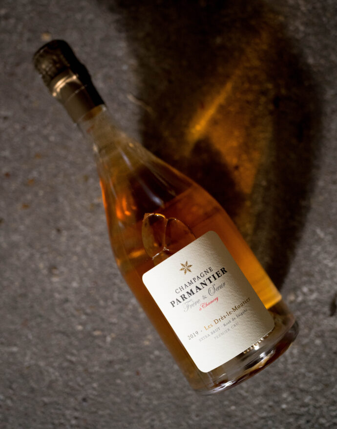 CHAMPAGNE PARMANTIER FRERE ET SOEUR(シャンパーニュ パルマンティエ フレール・エ・スール)EXTRA BRUT-BLANC DE BLANC(エクストラ ブリュット ブラン・ド・ブラン)LE CAQUERAY 2016(レ・カクレ 2016ヴィンテージ)
CHAMPAGNE PARMANTIER FRERE ET SOEUR(シャンパーニュ パルマンティエ フレール・エ・スール)BRUT NATURE BLANC DE NOIR PREMIER CRU(ブリュット ・ナチュール ブラン・ド・ノワール プルミエ・クリュ)LE ORISEAUX 2016(レ・ゾリゾ 2016ヴィンテージ)CHAMPAGNE PARMANTIER FRERE ET SOEUR(シャンパーニュ パルマンティエ フレール・エ・スール)BRUT NATURE BLANC DE NOIR PREMIER CRU(ブリュット ・ナチュール ブラン・ド・ノワール プルミエ・クリュ)LE PRÉ 2017(ル・プレ 2017ヴィンテージ)輸入元ラシーヌ RACINES パルマンティエは1683年創業のシャンパーニュ・メゾンで、モンターニュ・ド・ランスのメルフィーと1級畑のシャムリーに畑を所有。その年ごとに時間が奏でるメロディーとそれぞれのテロワールの個性を尊重するため、2019年よりデメター認証を取得。認証を得ることは“ブドウの樹が野生に戻るための最初の一歩”と考え、‶できるだけ自然に介入しない“ブドウ栽培を目指す。エチケットに描かれている‶雪の結晶”は、いうなれば自然によってつくられる唯一の‶建築物“であり、人間が触れれば簡単に壊れてしまうものの象徴。このロゴには彼らの造るシャンパーニュやワインが、この雪の結晶のように‶自然から生まれたものである”という想いが込められている。畑には果樹を中心とした樹を植樹し、13種類の植物の種を混ぜたものを‶天然の肥料“として畑に播き、秋から春にかけて雌鶏と羊を放ち、植物相の相互作用を土壌によみがらせることで継続可能なエコサイクルの確立を目指している。夏季剪定は行わず、ブドウのツタを切り落とさなければ、ブドウは自分を守る必要もないので、実をみのらせることのみに集中できるからだという。レ・デュレ・ル・ムティエのような一部の区画では、銅や硫黄は一切使用せず、植物とはちみつ、乳清のみで畑を管理している。セラーでは亜硫酸をはじめとする醸造学的な添加物は添加せず、フィルターの使用はなし。ワインの最も繊細な‶アロマ”を最大限保つためには、ワインには重力以外の力をかけるべきではないという考えに基づき、ポンプは使用しないために醸造所の設計も、重力の働きを最大限に取り入れられるように3階建てに設計されている。
(株)富屋酒店 かぶしきがいしゃ とみやさけてん カブシキガイシャ トミヤサケテン TOMIYA SAKETEN 愛知県名古屋市瑞穂区上坂町1-41-2 地酒屋 豊盃 HOUHAI ほうはい ホーハイ 三浦酒造 MIURASHUZO日高見 ひたかみ ヒタカミ HITAKAMI 平孝酒造 HIRAKOSHUZO 天の戸 アマノト あまのと AMANOTO 浅舞酒造 ASAMAISHUZO 飛露喜 HIROKISHUZOHONTEN 廣木酒造本店 HIROK 大那 DAINA ダイナ だいな 菊の里酒造 KIKUNOSATOSHUZO 旭興 KYOKUKO きょくこう キョクコウ 渡邉酒造 WATANABESHUZO 仙禽 SENKIN せんきん センキン(株)せんきん SENKIN鶴齢 カクレイ かくれい KAKUREI 青木酒造 AOKISHUZO謙信 ケンシン けんしん KENSHIN池田屋酒造 IKEDAYASHUZO 白岳仙 HAKUGAKUSEN ハクガクセン はくがくせん 安本酒造 YASUMOTOSHUZO 群馬泉 グンマイズミ ぐんまいずみ 島岡酒造 SHIMAOKASHUZO 喜久醉 きくよい キクヨイKIKUYOI 青島酒造 AOSHIMASHUZO 長珍 ちょうちん チョウチン長珍酒造CHOCHINSHUZO みねたからみりん 峯寳 味醂 一子相伝 ミネタカラ いっしそうでん イッシソウデン 小笠原味醂 OGASAWARA MIRIN
瀧自慢 たきじまん タキジマン 瀧自慢酒造 TAKIZIMANSHUZO 田光 TABIKA 早川酒造 HAYAKAWASHUZO 作 ZAKU ざく ザク 清水清三郎商店 SHIMIZUSEIZABUROSHOTEN 篠峯 櫛羅 しのみね シノミネ くじら クジラ 千代酒造 CHIYOSHUZO 雑賀 さいか サイカ 九重雑賀 KOKONOESAIKA 紀土 鶴梅 無量山 きっど キッド KID ツルウメ つるうめ TURUUME ムリョウザン むりょうざん MURYOZAN 平和酒造 HEIWASHUZO 蒼空 そうくう ソウクウ SÔKÛ 藤岡酒造 HUJIOKASHUZO 宝剣 HOUKEN 宝剣酒造 ほうけんしゅぞう ホウケンシュゾウ HOKENSHUZO 清酒竹鶴 小笹屋竹鶴 せいしゅたけつる セイシュタケツル おささやたけつる オササヤタケツル 竹鶴酒造 TAKETURUSHUZO
石鎚 いしづち イシヅチ 石鎚酒造 ISHIDUCHISHUZO 土佐しらぎく とさしらぎく トサシラギク 仙頭酒造場 せんとうしゅぞうじょう SENDOSHUZOZYO アルガブランカ ARUGABURANKA勝沼醸造 KATUNUMAJÔZÔ ドメーヌソガ ソガ・ペール・エ・フィス SOGA PELE ET FIS オブセワイナリー OBUSEWINERY ドメーヌタカヒコ DOMAINE TAKAHIKO クリサワブラン KURISAWA BLANC ナカザワワイナリー NAKAZAWA WINERY さつま寿 SATUMA KOTOBUKI 尾込商店 OGOME SHOTEN 蔵の師魂 KURANOSHIKON 小正醸造 KOMASA JÔZÔ 天狗櫻 TENGUSAKURA 白石酒蔵 SHIRAISHISHUZO しま千両 SHIMASENRYO 高崎酒蔵 TAKASAKISHUZO 杜氏潤平 TOJIJUNPEI 小玉醸造 KODAMAJOZO 赤鹿毛 青鹿毛 AKAKAGE AOKAGE 柳田酒蔵 YANAGIDASHUZO 舞香 MAIKA 泰明 TAIMEI 藤居醸造 HUZIIJÔZÔ 池の露 特酎天草 IKENOTUYU TOKUCHU AMAKUSA 壱乃醸 飛乃流 朝日 ICHINOJO HINORYU ASAHI 朝日酒造 ASAHISHUZO 龍宮 RYUGU 富田酒造場 TOMITASHUZOJO 鳥飼 TORIKAI 鳥飼酒造 TORIKAISHUZO 極楽 GOIKURAKU 林酒造場 HAYASHISHUZOJO 屋久の島大自然林 酔麦香 YAKUNOSHIMA DAISHIZENRIN SUIBASKUKA 本坊酒造 HONBOSHUZO
金峰 金峰荒蘆過 KINPO KINPOARAROKA 宇都酒造 UTOSHUZO 北谷長老 CHYATANCHÔRÔ 北谷酒造 CHYATANSHUZO 山原くいな YAMBARUKUINA やんばる酒造 YAMBARUSHUZO 2024年春オープン予定 いいねタウン瑞穂 iiNE マルシェ内 グランクレア瑞穂 いいねタウン瑞穂 愛知県名古屋市瑞穂区宝田町四丁目2番、3番2 春敲町三丁目23番1(地番) 魚太郎 UOTARO MIZUHO うおたろう ウオタロウ なごやみずほてん ナゴヤミズホテン 名古屋瑞穂店 車で1分 徒歩5分 丸明 瑞穂店 MARUAKI MIZUHO マルアキ ミズホテン まるあき みずほてん 徒歩10分 車3分 焼肉 美奈登 ヤキニクミナト やきにくみなと YAKINIKU MINATO 車で2分 徒歩10分 どての品川 DOTENO SHINAGAWA ドテノシナガワ どてのしながわ 車で30秒 徒歩1分昇福亭 SHOHUKUTEI しょうふくてい ショウフクテイ 街中華 マニア 大盛り 個性派 車で5分 徒歩15分 名店 近くにたくさんあり 堀田バンザイ 牛巻バンザイ 名古屋のへそ
CHAMPAGNE PARMANTIER FRÈRE ET SOEUR(シャンパーニュ パルメンティエ フレール・エ・フィス)EXTRA BRUT(エクストラ・ブリュット)BLAND DE BLANDS(ブラン・ド・ブラン)LE CAQUERAY(ル・カクレ)2019(2019 ヴィンテージ)
CHAMPAGNE PARMANTIER FRÈRE ET SOEUR(シャンパーニュ パルメンティエ フレール・エ・フィス)BRUT(ブリュット)BLAND DE BLANDS(ブラン・ド・ブラン)1ER CRU(プルミエ・クリュ)LES SPECTRES(レ・スペクトル)2019(2019 ヴィンテージ)
PARMANTIER FRÈRE ET SOEUR(シャンパーニュ パルメンティエ フレール・エ・フィス)BRラUT NATURE(ブリュット・ナチュール)BLAND DE NOIR(ブン・ド・ノワール)LES CHINCRES(レ・シャンクル)2019(2019 ヴィンテージ)
CHAMPAGNE PARMANTIER FRÈRE ET SOEUR(シャンパーニュ パルメンティエ フレール・エ・フィス)EXTRA BRUT(エクストラ・ブリュット)BLAND DE BLANDS (ブラン・ド・ブラン)LES ORISEAUX(レ・ゾリゾ)2019(2019 ヴィンテージ)CHAMPAGNE PARMANTIER FRÈRE ET SOEUR(シャンパーニュ パルメンティエ フレール・エ・フィス)EXTRA BRUT(エクストラ・ブリュット)ROSE DE SAIGNÉE (ロゼ・ド・セニエ)LE DRÉS LE MOUTIER(ル・ドレ・ル・ムティエ)2019(2019 ヴィンテージ)