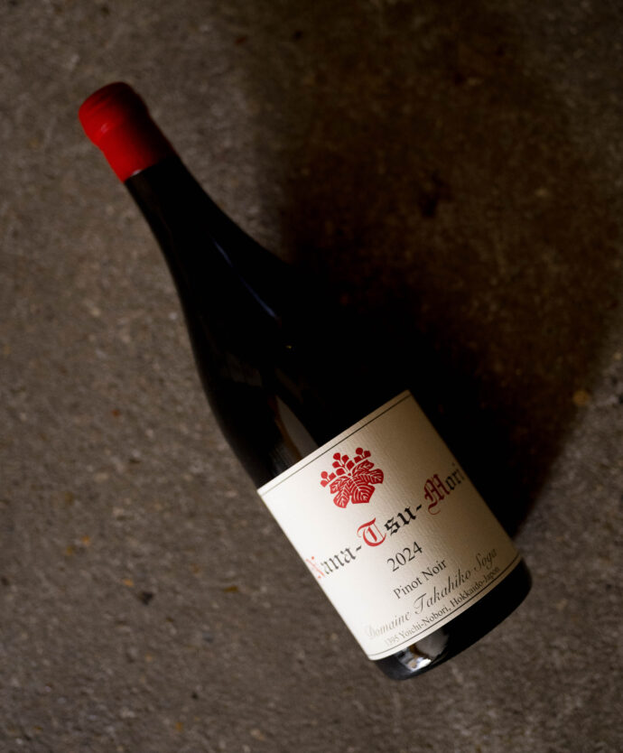 ドメーヌ タカヒコ DOMAINE TAKAHIKO HOKKAIDO WINE
北海道余市郡余市町登町1395 ナナツモリ ピノノワール’21
ピノノワール100% 12ヶ月樽熟成(古樽85% 新樽15%)
合成樹脂タンクにて全房発酵 野生酵母 抜栓は2024年1月頃まで待って頂きたい 2024年4月頃まで待って頂きたい。 理想は4年以上の熟成してからの抜栓 ドメーヌタカヒコが所有する6.7haの畑「ナナツモリ」。ビオによるピノノワールが栽培されている。2021年の余市は、ブルゴーニュ同様な積算温度を記録し、歴史の中でも最も高い積算温度を記録した。開花中からベレゾンに入るまでの雨量が非常に少なく、日照量にも恵まれたため、小粒で色調濃く、糖度も高い、高品質で記録に残るピノノワールが収穫できた年となった。2021年がグレートヴィンテージであることは間違いない。
ナナツモリ ブランドノワール’21
ピノノワール100% 12ヶ月樽熟成(古樽100%)
理想的な貴腐(ボトリチス)に感染したナナツモリピノノワールを粒単位で収穫し造られたナチュラルな辛口ワイン。そのため、貴腐が発生しない年は生産量が大幅に落ち、醸造されない年もある。2021年は天候に恵まれ、収獲直前まで貴腐の発生は殆ど見られなかったが、収穫直前になり貴腐が発生したため、昨年同様にBDNの生産量が多いヴィンテージとなった。甘口またはハイアルコールになることを避けるため、発酵前に健全果汁で希釈していたが、2020年からそのまま発酵を行い、辛口でボリューム感のあるワインを目指した。
ヨイチノボリ ソガ パストゥグラン’21
ピノノワール100% 12ヶ月樽熟成(古樽100%)
余市を代表する赤系品種「ツヴァイ」は、力強い骨格とガメイ種の様な華やかで豊かな果実味を備え持つ。このワインは、そんなガメイ種とピノノワールを主体としたブルゴーニュのパストゥグランをイメージして醸造した。ツヴァイが持つブラックチェリー香とピノノワールが持つイチゴやキノコ、ミント、グローブの香りの絶妙なバランスを楽しんでいただきたい。
(株)富屋酒店 かぶしきがいしゃ とみやさけてん カブシキガイシャ トミヤサケテン TOMIYA SAKETEN 愛知県名古屋市瑞穂区上坂町1-41-2 地酒屋 豊盃 HOUHAI ほうはい ホーハイ 三浦酒造 MIURASHUZO日高見 ひたかみ ヒタカミ HITAKAMI 平孝酒造 HIRAKOSHUZO 天の戸 アマノト あまのと AMANOTO 浅舞酒造 ASAMAISHUZO 飛露喜 HIROKISHUZOHONTEN 廣木酒造本店 HIROK 大那 DAINA ダイナ だいな 菊の里酒造 KIKUNOSATOSHUZO 旭興 KYOKUKO きょくこう キョクコウ 渡邉酒造 WATANABESHUZO 仙禽 SENKIN せんきん センキン(株)せんきん SENKIN鶴齢 カクレイ かくれい KAKUREI 青木酒造 AOKISHUZO謙信 ケンシン けんしん KENSHIN池田屋酒造 IKEDAYASHUZO 白岳仙 HAKUGAKUSEN ハクガクセン はくがくせん 安本酒造 YASUMOTOSHUZO 群馬泉 グンマイズミ ぐんまいずみ 島岡酒造 SHIMAOKASHUZO 喜久醉 きくよい キクヨイKIKUYOI 青島酒造 AOSHIMASHUZO 長珍 ちょうちん チョウチン長珍酒造CHOCHINSHUZO みねたからみりん 峯寳 味醂 一子相伝 ミネタカラ いっしそうでん イッシソウデン 小笠原味醂 OGASAWARA MIRIN
瀧自慢 たきじまん タキジマン 瀧自慢酒造 TAKIZIMANSHUZO 田光 TABIKA 早川酒造 HAYAKAWASHUZO 作 ZAKU ざく ザク 清水清三郎商店 SHIMIZUSEIZABUROSHOTEN 篠峯 櫛羅 しのみね シノミネ くじら クジラ 千代酒造 CHIYOSHUZO 雑賀 さいか サイカ 九重雑賀 KOKONOESAIKA 紀土 鶴梅 無量山 きっど キッド KID ツルウメ つるうめ TURUUME ムリョウザン むりょうざん MURYOZAN 平和酒造 HEIWASHUZO 蒼空 そうくう ソウクウ SÔKÛ 藤岡酒造 HUJIOKASHUZO 宝剣 HOUKEN 宝剣酒造 ほうけんしゅぞう ホウケンシュゾウ HOKENSHUZO 清酒竹鶴 小笹屋竹鶴 せいしゅたけつる セイシュタケツル おささやたけつる オササヤタケツル 竹鶴酒造 TAKETURUSHUZO
石鎚 いしづち イシヅチ 石鎚酒造 ISHIDUCHISHUZO 土佐しらぎく とさしらぎく トサシラギク 仙頭酒造場 せんとうしゅぞうじょう SENDOSHUZOZYO アルガブランカ ARUGABURANKA勝沼醸造 KATUNUMAJÔZÔ ドメーヌソガ ソガ・ペール・エ・フィス SOGA PELE ET FIS オブセワイナリー OBUSEWINERY ドメーヌタカヒコ DOMAINE TAKAHIKO クリサワブラン KURISAWA BLANC ナカザワワイナリー NAKAZAWA WINERY さつま寿 SATUMA KOTOBUKI 尾込商店 OGOME SHOTEN 蔵の師魂 KURANOSHIKON 小正醸造 KOMASA JÔZÔ 天狗櫻 TENGUSAKURA 白石酒蔵 SHIRAISHISHUZO しま千両 SHIMASENRYO 高崎酒蔵 TAKASAKISHUZO 杜氏潤平 TOJIJUNPEI 小玉醸造 KODAMAJOZO 赤鹿毛 青鹿毛 AKAKAGE AOKAGE 柳田酒蔵 YANAGIDASHUZO 舞香 MAIKA 泰明 TAIMEI 藤居醸造 HUZIIJÔZÔ 池の露 特酎天草 IKENOTUYU TOKUCHU AMAKUSA 壱乃醸 飛乃流 朝日 ICHINOJO HINORYU ASAHI 朝日酒造 ASAHISHUZO 龍宮 RYUGU 富田酒造場 TOMITASHUZOJO 鳥飼 TORIKAI 鳥飼酒造 TORIKAISHUZO 極楽 GOIKURAKU 林酒造場 HAYASHISHUZOJO 屋久の島大自然林 酔麦香 YAKUNOSHIMA DAISHIZENRIN SUIBASKUKA 本坊酒造 HONBOSHUZO
金峰 金峰荒蘆過 KINPO KINPOARAROKA 宇都酒造 UTOSHUZO 北谷長老 CHYATANCHÔRÔ 北谷酒造 CHYATANSHUZO 山原くいな YAMBARUKUINA やんばる酒造 YAMBARUSHUZO 2024年春オープン予定 いいねタウン瑞穂 iiNE マルシェ内 グランクレア瑞穂 いいねタウン瑞穂 愛知県名古屋市瑞穂区宝田町四丁目2番、3番2 春敲町三丁目23番1(地番) 魚太郎 UOTARO MIZUHO うおたろう ウオタロウ なごやみずほてん ナゴヤミズホテン 名古屋瑞穂店 車で1分 徒歩5分 丸明 瑞穂店 MARUAKI MIZUHO マルアキ ミズホテン まるあき みずほてん 徒歩10分 車3分 焼肉 美奈登 ヤキニクミナト やきにくみなと YAKINIKU MINATO 車で2分 徒歩10分 どての品川 DOTENO SHINAGAWA ドテノシナガワ どてのしながわ 車で30秒 徒歩1分昇福亭 SHOHUKUTEI しょうふくてい ショウフクテイ 街中華 マニア 大盛り 個性派 車で5分 徒歩15分 名店 近くにたくさんあり 堀田バンザイ 牛巻バンザイ 名古屋のへそ
DOMAINE TAKAHIKO(ドメイヌ・タカヒコ)YOICHUINOBORI<N>(ヨイチノボリ・エヌ)NANATUMORI(ナナツモリ) PASSETOUGRAIN(パストゥグラン) 2023 (2023 ヴィンテージ
DOMAINE TAKAHIKO(ドメーヌ タカヒコ)NANA-TSU-MORI(ナナ-ツ-モリ)PINOT NOIR(ピノノワール)2024(2024 ヴィンテージ)