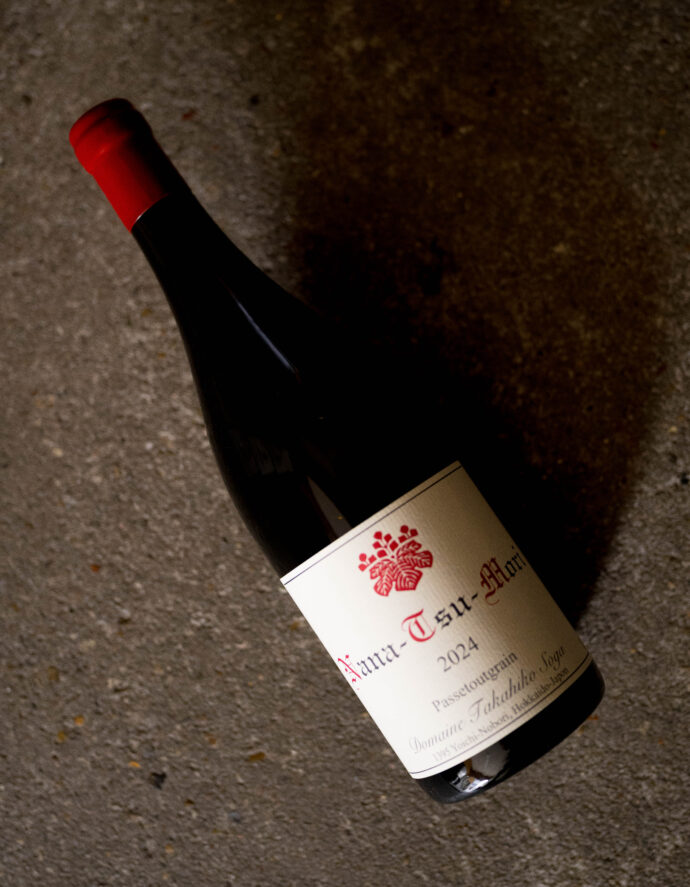 ドメーヌ　タカヒコ　DOMAINE　TAKAHIKO　HOKKAIDO　WINE
北海道余市郡余市町登町1395　ナナツモリ　ピノノワール’21
ピノノワール100％　12ヶ月樽熟成（古樽85％　新樽15％）
合成樹脂タンクにて全房発酵　野生酵母　抜栓は2024年1月頃まで待って頂きたい　2024年4月頃まで待って頂きたい。　理想は4年以上の熟成してからの抜栓　ドメーヌタカヒコが所有する6.7ｈａの畑「ナナツモリ」。ビオによるピノノワールが栽培されている。2021年の余市は、ブルゴーニュ同様な積算温度を記録し、歴史の中でも最も高い積算温度を記録した。開花中からベレゾンに入るまでの雨量が非常に少なく、日照量にも恵まれたため、小粒で色調濃く、糖度も高い、高品質で記録に残るピノノワールが収穫できた年となった。2021年がグレートヴィンテージであることは間違いない。　
ナナツモリ　ブランドノワール’21　
ピノノワール100％　12ヶ月樽熟成（古樽100％）
理想的な貴腐（ボトリチス）に感染したナナツモリピノノワールを粒単位で収穫し造られたナチュラルな辛口ワイン。そのため、貴腐が発生しない年は生産量が大幅に落ち、醸造されない年もある。2021年は天候に恵まれ、収獲直前まで貴腐の発生は殆ど見られなかったが、収穫直前になり貴腐が発生したため、昨年同様にBDNの生産量が多いヴィンテージとなった。甘口またはハイアルコールになることを避けるため、発酵前に健全果汁で希釈していたが、2020年からそのまま発酵を行い、辛口でボリューム感のあるワインを目指した。
ヨイチノボリ　ソガ　パストゥグラン’21
ピノノワール100％　12ヶ月樽熟成（古樽100％）
余市を代表する赤系品種「ツヴァイ」は、力強い骨格とガメイ種の様な華やかで豊かな果実味を備え持つ。このワインは、そんなガメイ種とピノノワールを主体としたブルゴーニュのパストゥグランをイメージして醸造した。ツヴァイが持つブラックチェリー香とピノノワールが持つイチゴやキノコ、ミント、グローブの香りの絶妙なバランスを楽しんでいただきたい。

（株）富屋酒店 かぶしきがいしゃ とみやさけてん カブシキガイシャ　トミヤサケテン TOMIYA SAKETEN 　愛知県名古屋市瑞穂区上坂町1-41-2　地酒屋　豊盃　HOUHAI ほうはい　ホーハイ　三浦酒造  MIURASHUZO日高見　ひたかみ　ヒタカミ HITAKAMI  平孝酒造　HIRAKOSHUZO 天の戸 アマノト　あまのと　AMANOTO　浅舞酒造 ASAMAISHUZO　飛露喜 HIROKISHUZOHONTEN　廣木酒造本店　HIROK　大那 DAINA　ダイナ　だいな　菊の里酒造　KIKUNOSATOSHUZO　旭興　KYOKUKO　きょくこう　キョクコウ　渡邉酒造　WATANABESHUZO　仙禽 SENKIN　せんきん　センキン（株）せんきん SENKIN鶴齢　カクレイ　かくれい KAKUREI　青木酒造　AOKISHUZO謙信 ケンシン　けんしん KENSHIN池田屋酒造 IKEDAYASHUZO 白岳仙 HAKUGAKUSEN　ハクガクセン　はくがくせん　安本酒造 YASUMOTOSHUZO 群馬泉 グンマイズミ　ぐんまいずみ 島岡酒造 SHIMAOKASHUZO  喜久醉 きくよい キクヨイKIKUYOI 青島酒造 AOSHIMASHUZO 長珍 ちょうちん　チョウチン長珍酒造CHOCHINSHUZO　みねたからみりん　峯寳 味醂　一子相伝 ミネタカラ　いっしそうでん　イッシソウデン　小笠原味醂 OGASAWARA MIRIN

瀧自慢　たきじまん　タキジマン　瀧自慢酒造　TAKIZIMANSHUZO　田光　TABIKA 早川酒造  HAYAKAWASHUZO　作　ZAKU ざく ザク 清水清三郎商店 SHIMIZUSEIZABUROSHOTEN  篠峯　櫛羅　しのみね　シノミネ　くじら　クジラ　千代酒造　CHIYOSHUZO　雑賀　さいか　サイカ　九重雑賀  KOKONOESAIKA　紀土　鶴梅　無量山　きっど　キッド　KID 　ツルウメ　つるうめ　TURUUME　ムリョウザン　むりょうざん　MURYOZAN　平和酒造　HEIWASHUZO　蒼空　そうくう　ソウクウ　SÔKÛ　藤岡酒造　HUJIOKASHUZO 　宝剣　HOUKEN  宝剣酒造　ほうけんしゅぞう　ホウケンシュゾウ　HOKENSHUZO　清酒竹鶴　小笹屋竹鶴　せいしゅたけつる　セイシュタケツル　おささやたけつる　オササヤタケツル　竹鶴酒造　TAKETURUSHUZO
石鎚　いしづち　イシヅチ　石鎚酒造　ISHIDUCHISHUZO　土佐しらぎく　とさしらぎく　トサシラギク　仙頭酒造場　せんとうしゅぞうじょう　SENDOSHUZOZYO　アルガブランカ　ARUGABURANKA勝沼醸造　KATUNUMAJÔZÔ　ドメーヌソガ　ソガ・ペール・エ・フィス SOGA PELE ET FIS　オブセワイナリー　OBUSEWINERY　ドメーヌタカヒコ　DOMAINE TAKAHIKO　クリサワブラン　KURISAWA BLANC　ナカザワワイナリー　NAKAZAWA WINERY　さつま寿　SATUMA KOTOBUKI 　尾込商店 OGOME SHOTEN  蔵の師魂 KURANOSHIKON  小正醸造　KOMASA ＪÔＺÔ　天狗櫻 TENGUSAKURA  白石酒蔵　SHIRAISHISHUZO  しま千両 SHIMASENRYO　高崎酒蔵  TAKASAKISHUZO  杜氏潤平　TOJIJUNPEI  小玉醸造  KODAMAJOZO  赤鹿毛　青鹿毛  AKAKAGE   AOKAGE　柳田酒蔵  YANAGIDASHUZO　舞香　MAIKA　泰明　TAIMEI　藤居醸造　HUZIIJÔＺÔ　池の露　特酎天草　IKENOTUYU  TOKUCHU  AMAKUSA　壱乃醸　飛乃流　朝日　ICHINOJO  HINORYU　ASAHI　朝日酒造　ASAHISHUZO　龍宮　RYUGU 富田酒造場　TOMITASHUZOJO　鳥飼 TORIKAI　鳥飼酒造　TORIKAISHUZO　極楽 GOIKURAKU　林酒造場 HAYASHISHUZOJO　屋久の島大自然林　酔麦香　YAKUNOSHIMA DAISHIZENRIN SUIBASKUKA　本坊酒造　HONBOSHUZO
金峰　金峰荒蘆過  KINPO　KINPOARAROKA　宇都酒造　UTOSHUZO　北谷長老　CHYATANCHÔＲÔ　北谷酒造　CHYATANSHUZO　山原くいな　YAMBARUKUINA　やんばる酒造　YAMBARUSHUZO　2024年春オープン予定 いいねタウン瑞穂 iiNE マルシェ内　グランクレア瑞穂 いいねタウン瑞穂  愛知県名古屋市瑞穂区宝田町四丁目2番、3番2　春敲町三丁目23番1（地番） 魚太郎　UOTARO MIZUHO うおたろう　ウオタロウ　なごやみずほてん　ナゴヤミズホテン　 名古屋瑞穂店  車で1分　徒歩5分　丸明 瑞穂店  MARUAKI MIZUHO　マルアキ ミズホテン　まるあき みずほてん　 徒歩10分　車3分　焼肉 美奈登  ヤキニクミナト　やきにくみなと YAKINIKU MINATO 車で2分　徒歩10分  どての品川　DOTENO SHINAGAWA　ドテノシナガワ　どてのしながわ　車で30秒　徒歩1分昇福亭　SHOHUKUTEI しょうふくてい　ショウフクテイ 街中華　マニア　大盛り　個性派  車で5分　徒歩15分  名店 近くにたくさんあり　堀田バンザイ　牛巻バンザイ　名古屋のへそ
DOMAINE TAKAHIKO（ドメイヌ・タカヒコ）YOICHUINOBORI＜N＞（ヨイチノボリ・エヌ）NANATUMORI（ナナツモリ） PASSETOUGRAIN（パストゥグラン） 2023 （2023 ヴィンテージ

DOMAINE TAKAHIKO（ドメーヌ タカヒコ）NANA-TSU-MORI（ナナ-ツ-モリ）PINOT NOIR（ピノノワール）2024（2024 ヴィンテージ）

DOMAINE TAKAHIKO（ドメーヌ タカヒコ）NANA-TSU-MORI（ナナ-ツ-モリ）PASSETOUTGRAIN（パストゥルグラン）2024（2024 ヴィンテージ）