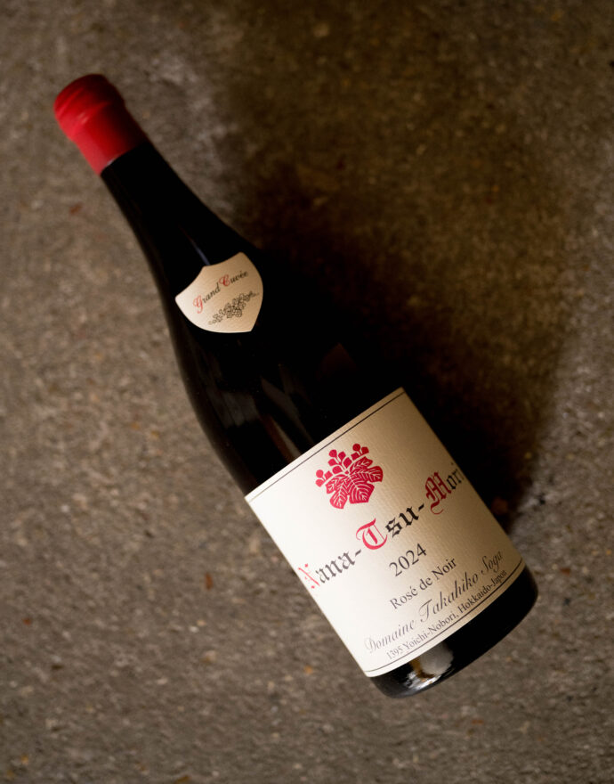 ドメーヌ タカヒコ DOMAINE TAKAHIKO HOKKAIDO WINE
北海道余市郡余市町登町1395 ナナツモリ ピノノワール’21
ピノノワール100% 12ヶ月樽熟成(古樽85% 新樽15%)
合成樹脂タンクにて全房発酵 野生酵母 抜栓は2024年1月頃まで待って頂きたい 2024年4月頃まで待って頂きたい。 理想は4年以上の熟成してからの抜栓 ドメーヌタカヒコが所有する6.7haの畑「ナナツモリ」。ビオによるピノノワールが栽培されている。2021年の余市は、ブルゴーニュ同様な積算温度を記録し、歴史の中でも最も高い積算温度を記録した。開花中からベレゾンに入るまでの雨量が非常に少なく、日照量にも恵まれたため、小粒で色調濃く、糖度も高い、高品質で記録に残るピノノワールが収穫できた年となった。2021年がグレートヴィンテージであることは間違いない。
ナナツモリ ブランドノワール’21
ピノノワール100% 12ヶ月樽熟成(古樽100%)
理想的な貴腐(ボトリチス)に感染したナナツモリピノノワールを粒単位で収穫し造られたナチュラルな辛口ワイン。そのため、貴腐が発生しない年は生産量が大幅に落ち、醸造されない年もある。2021年は天候に恵まれ、収獲直前まで貴腐の発生は殆ど見られなかったが、収穫直前になり貴腐が発生したため、昨年同様にBDNの生産量が多いヴィンテージとなった。甘口またはハイアルコールになることを避けるため、発酵前に健全果汁で希釈していたが、2020年からそのまま発酵を行い、辛口でボリューム感のあるワインを目指した。
ヨイチノボリ ソガ パストゥグラン’21
ピノノワール100% 12ヶ月樽熟成(古樽100%)
余市を代表する赤系品種「ツヴァイ」は、力強い骨格とガメイ種の様な華やかで豊かな果実味を備え持つ。このワインは、そんなガメイ種とピノノワールを主体としたブルゴーニュのパストゥグランをイメージして醸造した。ツヴァイが持つブラックチェリー香とピノノワールが持つイチゴやキノコ、ミント、グローブの香りの絶妙なバランスを楽しんでいただきたい。
(株)富屋酒店 かぶしきがいしゃ とみやさけてん カブシキガイシャ トミヤサケテン TOMIYA SAKETEN 愛知県名古屋市瑞穂区上坂町1-41-2 地酒屋 豊盃 HOUHAI ほうはい ホーハイ 三浦酒造 MIURASHUZO日高見 ひたかみ ヒタカミ HITAKAMI 平孝酒造 HIRAKOSHUZO 天の戸 アマノト あまのと AMANOTO 浅舞酒造 ASAMAISHUZO 飛露喜 HIROKISHUZOHONTEN 廣木酒造本店 HIROK 大那 DAINA ダイナ だいな 菊の里酒造 KIKUNOSATOSHUZO 旭興 KYOKUKO きょくこう キョクコウ 渡邉酒造 WATANABESHUZO 仙禽 SENKIN せんきん センキン(株)せんきん SENKIN鶴齢 カクレイ かくれい KAKUREI 青木酒造 AOKISHUZO謙信 ケンシン けんしん KENSHIN池田屋酒造 IKEDAYASHUZO 白岳仙 HAKUGAKUSEN ハクガクセン はくがくせん 安本酒造 YASUMOTOSHUZO 群馬泉 グンマイズミ ぐんまいずみ 島岡酒造 SHIMAOKASHUZO 喜久醉 きくよい キクヨイKIKUYOI 青島酒造 AOSHIMASHUZO 長珍 ちょうちん チョウチン長珍酒造CHOCHINSHUZO みねたからみりん 峯寳 味醂 一子相伝 ミネタカラ いっしそうでん イッシソウデン 小笠原味醂 OGASAWARA MIRIN
瀧自慢 たきじまん タキジマン 瀧自慢酒造 TAKIZIMANSHUZO 田光 TABIKA 早川酒造 HAYAKAWASHUZO 作 ZAKU ざく ザク 清水清三郎商店 SHIMIZUSEIZABUROSHOTEN 篠峯 櫛羅 しのみね シノミネ くじら クジラ 千代酒造 CHIYOSHUZO 雑賀 さいか サイカ 九重雑賀 KOKONOESAIKA 紀土 鶴梅 無量山 きっど キッド KID ツルウメ つるうめ TURUUME ムリョウザン むりょうざん MURYOZAN 平和酒造 HEIWASHUZO 蒼空 そうくう ソウクウ SÔKÛ 藤岡酒造 HUJIOKASHUZO 宝剣 HOUKEN 宝剣酒造 ほうけんしゅぞう ホウケンシュゾウ HOKENSHUZO 清酒竹鶴 小笹屋竹鶴 せいしゅたけつる セイシュタケツル おささやたけつる オササヤタケツル 竹鶴酒造 TAKETURUSHUZO
石鎚 いしづち イシヅチ 石鎚酒造 ISHIDUCHISHUZO 土佐しらぎく とさしらぎく トサシラギク 仙頭酒造場 せんとうしゅぞうじょう SENDOSHUZOZYO アルガブランカ ARUGABURANKA勝沼醸造 KATUNUMAJÔZÔ ドメーヌソガ ソガ・ペール・エ・フィス SOGA PELE ET FIS オブセワイナリー OBUSEWINERY ドメーヌタカヒコ DOMAINE TAKAHIKO クリサワブラン KURISAWA BLANC ナカザワワイナリー NAKAZAWA WINERY さつま寿 SATUMA KOTOBUKI 尾込商店 OGOME SHOTEN 蔵の師魂 KURANOSHIKON 小正醸造 KOMASA JÔZÔ 天狗櫻 TENGUSAKURA 白石酒蔵 SHIRAISHISHUZO しま千両 SHIMASENRYO 高崎酒蔵 TAKASAKISHUZO 杜氏潤平 TOJIJUNPEI 小玉醸造 KODAMAJOZO 赤鹿毛 青鹿毛 AKAKAGE AOKAGE 柳田酒蔵 YANAGIDASHUZO 舞香 MAIKA 泰明 TAIMEI 藤居醸造 HUZIIJÔZÔ 池の露 特酎天草 IKENOTUYU TOKUCHU AMAKUSA 壱乃醸 飛乃流 朝日 ICHINOJO HINORYU ASAHI 朝日酒造 ASAHISHUZO 龍宮 RYUGU 富田酒造場 TOMITASHUZOJO 鳥飼 TORIKAI 鳥飼酒造 TORIKAISHUZO 極楽 GOIKURAKU 林酒造場 HAYASHISHUZOJO 屋久の島大自然林 酔麦香 YAKUNOSHIMA DAISHIZENRIN SUIBASKUKA 本坊酒造 HONBOSHUZO
金峰 金峰荒蘆過 KINPO KINPOARAROKA 宇都酒造 UTOSHUZO 北谷長老 CHYATANCHÔRÔ 北谷酒造 CHYATANSHUZO 山原くいな YAMBARUKUINA やんばる酒造 YAMBARUSHUZO 2024年春オープン予定 いいねタウン瑞穂 iiNE マルシェ内 グランクレア瑞穂 いいねタウン瑞穂 愛知県名古屋市瑞穂区宝田町四丁目2番、3番2 春敲町三丁目23番1(地番) 魚太郎 UOTARO MIZUHO うおたろう ウオタロウ なごやみずほてん ナゴヤミズホテン 名古屋瑞穂店 車で1分 徒歩5分 丸明 瑞穂店 MARUAKI MIZUHO マルアキ ミズホテン まるあき みずほてん 徒歩10分 車3分 焼肉 美奈登 ヤキニクミナト やきにくみなと YAKINIKU MINATO 車で2分 徒歩10分 どての品川 DOTENO SHINAGAWA ドテノシナガワ どてのしながわ 車で30秒 徒歩1分昇福亭 SHOHUKUTEI しょうふくてい ショウフクテイ 街中華 マニア 大盛り 個性派 車で5分 徒歩15分 名店 近くにたくさんあり 堀田バンザイ 牛巻バンザイ 名古屋のへそ
DOMAINE TAKAHIKO(ドメイヌ・タカヒコ)YOICHUINOBORI<N>(ヨイチノボリ・エヌ)NANATUMORI(ナナツモリ) PASSETOUGRAIN(パストゥグラン) 2023 (2023 ヴィンテージ
DOMAINE TAKAHIKO(ドメーヌ タカヒコ)NANA-TSU-MORI(ナナ-ツ-モリ)PINOT NOIR(ピノノワール)2024(2024 ヴィンテージ)
DOMAINE TAKAHIKO(ドメーヌ タカヒコ)NANA-TSU-MORI(ナナ-ツ-モリ)PASSETOUTGRAIN(パストゥルグラン)2024(2024 ヴィンテージ)
DOMAINE TAKAHIKO(ドメーヌ タカヒコ)YOICHI-NOBORI(ヨイチ-ノボリ)PASSETOUTGRAIN(パストゥルグラン)2024(2024 ヴィンテージ)DOMAINE TAKAHIKO(ドメーヌ タカヒコ)NANA-TSU-MORI(ナナ-ツ-モリ)ROSE DE NOIR(ロゼ・ド・ノワール)2024(2024 ヴィンテージ)