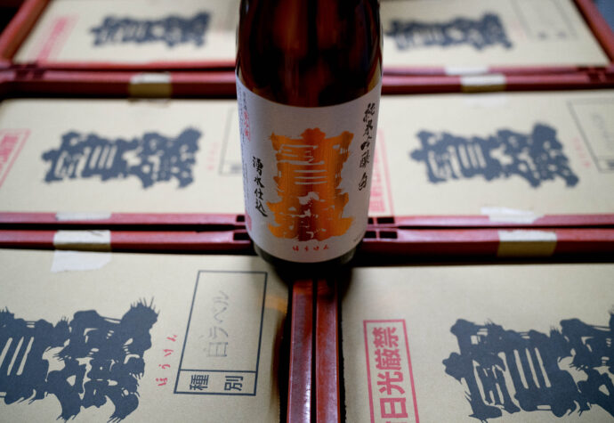 感動の極上の艶感を。素晴らしき余韻と共に。「宝剣    HOUKEN　純米大吟醸  　＜山田錦中汲み　YAMADANISHIKI＞　黒ラベル」クリーミーで透明感溢れる上質さが魅力的。「宝剣　HOUKEN　＜純米吟醸＞　八反錦　HATTANNISHIKI」上質な素材を引き立てるシャープなキレ感。「宝剣　HOUKEN　＜超辛口純米　SUPER DRY JUNMAI＞」宝剣シリーズの中心的存在。まずはここから。「宝剣　HOUKEN　純米　＜緑ラベル　GREEN LABEL＞」
　　宝剣　HOUKEN　ホウケン　ほうけん　純米吟醸　宝剣酒造株式会社　
広島県呉市仁方本町1-11-2　湧水仕込　髭文字　ラベル　呉　クレ　くれ　純米　
純米大吟醸　50％精米　60％精米　杜氏　社長　土井鉄也　呉の土井鉄　ドイテツ
しぼりたて生酒　無濾過　地元　八反錦　手造り　宝剣銘水　湧水　軟水　こだわり　特約店　特約流通　希少　レア　地酒　超辛口　極辛口　東条産山田錦　
白ラベル　弊社使用純米吟醸酵母を広島県が改良したものを使用しました
瓶詰め後、柔らかさと味わいを出す為に低温にて貯蔵しておりましたが、このタイミングがベストと考えご案内させていただきました　TOMIYA　LOVE
東海地区唯一　名古屋唯一　愛知唯一　看板蔵元　看板作品　激ウマ
広島を代表する蔵元　お刺身　お造り　煮つけ　冷や　ぬる燗　あつ燗　
引き締まったボディ。凛とした表情滲み出る最高の夏酒。「宝剣　HOUKEN　純米吟醸　＜涼香純米吟醸　RYOKA JUNMAIGINJO＞　2023」レトロなラベルとは裏腹のスーパースペックジュンマイ。「宝剣　HOUKEN  純米  ＜レトロラベル　RETORO LABEL＞ 2023」
唯一無二の引き締まった究極のバランス感が感動を生み出す。「宝剣　HOUKEN　純米吟醸　＜酒未来  SAKEMIRAI＞　2023」華やかさと品格の究極のバランスを垣間見る。「宝剣　HOUKEN　純米吟醸　＜酒未来 SAKEMIRAI＞　2023」八反錦の美しさ際立つ秋あがりの名作。「宝剣　HOUKEN　純米吟醸　＜秋あがり　AKIAGARI＞　2023」地元  呉への愛と想いをその味わいに乗せて「宝剣　HOUKEN　純米吟醸　＜呉  KURE＞　2023」地元：呉で育んだ手塩にかけた八反錦への＜愛＞がそのまま作品に  「宝剣　HOUKEN　純米吟醸　＜呉  KURE＞　2023」極上の山田錦の品格を さりげなく大人に味わう至福のトキ 「宝剣   HOUKEN   純米吟醸  ＜特A山田錦  HIGH QUALITY YAMADANISHIKI＞  2023」八反錦の品格と凛とした表情を存分に味わう 「宝剣  HOUKEN   ＜純米しぼりたて  JUNMAI  SHIBORITATE＞  緑ラベル  R5BY」愛山の落ち着きの超絶美しき表情を まさに感動の域 「宝剣  HOUKEN  純米吟醸   ＜愛山  AIYAMA＞  2023」（株）富屋酒店 かぶしきがいしゃ とみやさけてん カブシキガイシャ　トミヤサケテン TOMIYA SAKETEN 　愛知県名古屋市瑞穂区上坂町1-41-2　地酒屋　豊盃　HOUHAI ほうはい　ホーハイ　三浦酒造  MIURASHUZO日高見　ひたかみ　ヒタカミ HITAKAMI  平孝酒造　HIRAKOSHUZO 天の戸 アマノト　あまのと　AMANOTO　浅舞酒造 ASAMAISHUZO　飛露喜 HIROKISHUZOHONTEN　廣木酒造本店　HIROK　大那 DAINA　ダイナ　だいな　菊の里酒造　KIKUNOSATOSHUZO　旭興　KYOKUKO　きょくこう　キョクコウ　渡邉酒造　WATANABESHUZO　仙禽 SENKIN　せんきん　センキン（株）せんきん SENKIN鶴齢　カクレイ　かくれい KAKUREI　青木酒造　AOKISHUZO謙信 ケンシン　けんしん KENSHIN池田屋酒造 IKEDAYASHUZO 白岳仙 HAKUGAKUSEN　ハクガクセン　はくがくせん　安本酒造 YASUMOTOSHUZO 群馬泉 グンマイズミ　ぐんまいずみ 島岡酒造 SHIMAOKASHUZO  喜久醉 きくよい キクヨイKIKUYOI 青島酒造 AOSHIMASHUZO 長珍 ちょうちん　チョウチン長珍酒造CHOCHINSHUZO　みねたからみりん　峯寳 味醂　一子相伝 ミネタカラ　いっしそうでん　イッシソウデン　小笠原味醂 OGASAWARA MIRIN

瀧自慢　たきじまん　タキジマン　瀧自慢酒造　TAKIZIMANSHUZO　田光　TABIKA 早川酒造  HAYAKAWASHUZO　作　ZAKU ざく ザク 清水清三郎商店 SHIMIZUSEIZABUROSHOTEN  篠峯　櫛羅　しのみね　シノミネ　くじら　クジラ　千代酒造　CHIYOSHUZO　雑賀　さいか　サイカ　九重雑賀  KOKONOESAIKA　紀土　鶴梅　無量山　きっど　キッド　KID 　ツルウメ　つるうめ　TURUUME　ムリョウザン　むりょうざん　MURYOZAN　平和酒造　HEIWASHUZO　蒼空　そうくう　ソウクウ　SÔKÛ　藤岡酒造　HUJIOKASHUZO 　宝剣　HOUKEN  宝剣酒造　ほうけんしゅぞう　ホウケンシュゾウ　HOKENSHUZO　清酒竹鶴　小笹屋竹鶴　せいしゅたけつる　セイシュタケツル　おささやたけつる　オササヤタケツル　竹鶴酒造　TAKETURUSHUZO
石鎚　いしづち　イシヅチ　石鎚酒造　ISHIDUCHISHUZO　土佐しらぎく　とさしらぎく　トサシラギク　仙頭酒造場　せんとうしゅぞうじょう　SENDOSHUZOZYO　アルガブランカ　ARUGABURANKA勝沼醸造　KATUNUMAJÔZÔ　ドメーヌソガ　ソガ・ペール・エ・フィス SOGA PELE ET FIS　オブセワイナリー　OBUSEWINERY　ドメーヌタカヒコ　DOMAINE TAKAHIKO　クリサワブラン　KURISAWA BLANC　ナカザワワイナリー　NAKAZAWA WINERY　さつま寿　SATUMA KOTOBUKI 　尾込商店 OGOME SHOTEN  蔵の師魂 KURANOSHIKON  小正醸造　KOMASA ＪÔＺÔ　天狗櫻 TENGUSAKURA  白石酒蔵　SHIRAISHISHUZO  しま千両 SHIMASENRYO　高崎酒蔵  TAKASAKISHUZO  杜氏潤平　TOJIJUNPEI  小玉醸造  KODAMAJOZO  赤鹿毛　青鹿毛  AKAKAGE   AOKAGE　柳田酒蔵  YANAGIDASHUZO　舞香　MAIKA　泰明　TAIMEI　藤居醸造　HUZIIJÔＺÔ　池の露　特酎天草　IKENOTUYU  TOKUCHU  AMAKUSA　壱乃醸　飛乃流　朝日　ICHINOJO  HINORYU　ASAHI　朝日酒造　ASAHISHUZO　龍宮　RYUGU 富田酒造場　TOMITASHUZOJO　鳥飼 TORIKAI　鳥飼酒造　TORIKAISHUZO　極楽 GOIKURAKU　林酒造場 HAYASHISHUZOJO　屋久の島大自然林　酔麦香　YAKUNOSHIMA DAISHIZENRIN SUIBASKUKA　本坊酒造　HONBOSHUZO
金峰　金峰荒蘆過  KINPO　KINPOARAROKA　宇都酒造　UTOSHUZO　北谷長老　CHYATANCHÔＲÔ　北谷酒造　CHYATANSHUZO　山原くいな　YAMBARUKUINA　やんばる酒造　YAMBARUSHUZO　2024年春オープン予定 いいねタウン瑞穂 iiNE マルシェ内　グランクレア瑞穂 いいねタウン瑞穂  愛知県名古屋市瑞穂区宝田町四丁目2番、3番2　春敲町三丁目23番1（地番） 魚太郎　UOTARO MIZUHO うおたろう　ウオタロウ　なごやみずほてん　ナゴヤミズホテン　 名古屋瑞穂店  車で1分　徒歩5分　丸明 瑞穂店  MARUAKI MIZUHO　マルアキ ミズホテン　まるあき みずほてん　 徒歩10分　車3分　焼肉 美奈登  ヤキニクミナト　やきにくみなと YAKINIKU MINATO 車で2分　徒歩10分  どての品川　DOTENO SHINAGAWA　ドテノシナガワ　どてのしながわ　車で30秒　徒歩1分昇福亭　SHOHUKUTEI しょうふくてい　ショウフクテイ 街中華　マニア　大盛り　個性派  車で5分　徒歩15分  名店 近くにたくさんあり　堀田バンザイ　牛巻バンザイ　名古屋のへそ
透明感溢れる洗練された辛口純米の代名詞のひとつ 「宝剣  HOUKEN  ＜辛口純米 SUPERDRY ＞ 赤ラベル 無濾過生酒 R5BY」
渾身の最新作 エレガントさを纏う超辛口酒  「宝剣 HOUKEN  ＜純米吟醸 超辛口＞ JUNMAIGINJO SUPER DRY」今期よりの新作  更なる品格と厚みを持たせ満を持してリリース 「宝剣  HOUKEN  純米吟醸  ＜白ラベル WHITE LABEL＞ 2026」