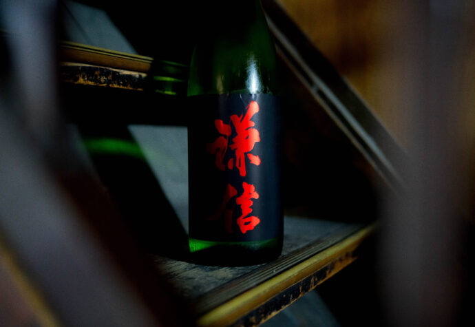 謙信　KENSHIN　ケンシン　けんしん　池田屋酒造　IKEDAYA BRWERY  
IKEDAYASHUZO　　新潟県糸魚川市新鉄1-3-4　　新潟県地酒　造り手
創業1812年　酒名である「謙信」の由来は、越後の武将「上杉謙信」が、敵将「武田信玄」に塩を贈ったと美談の残る千国街街道沿いに酒蔵があることから令名されています　原料処理から徹底的に仕込み内容を見直し、若き製造担当者である池原専務が一から造り上げた銘酒「謙信」は、石数九百国なれど、小さい蔵ならではの手造り感を大切にしながら、ベテラン杜氏の技と若い感性を取り入れた新しいタイプの新潟清酒を目指しています　原料米には酒造好適米を贅沢に使い、特定名称酒は全て自社精米、日本アルプスの白馬岳を水源とする姫川の伏流水とし、最大でも2000kg、大吟醸は総米300kgという極めて小さい仕込みに徹し、飲み手目線を重視して生産量は追わず、地元の食文化に合った甘みと酸のバランスが良い酒を醸し出します　酒造りに対する向き合い方、直向きに酒を造る姿勢と怠らない精神、気候風土、土地柄と共に醸される「謙信」は、新潟地酒の次世代を担う人気銘柄として期待が寄せられます　近年ファンが急増しているその酒質は、綺麗さの中に、柔らかな味わい、米の旨味と自然な甘みがあり、酸と絶妙なバランスが良い味わいです　今までの醸された新潟清酒とは一味違う、「芳醇旨口で白濁としていない綺麗な味わい」を目標の酒質として掲げています　地元の米を使い、小さな蔵ならではの手作業を大切にして、醪の声や状　に耳と目を凝らしながら子供を育てるように丁寧に酒をつくる、
。謙信には、そんな酒造りが良く似合います　水と米にこだわり、料理の脇役となる食中酒、仲間と団らんに並ぶ日本酒を目指しています
　名古屋唯一　特約流通　唯一無二　希少　少量生産　手造り　実直　ピュア
株式会社富屋酒店　TOMIYA　SAKETEN　NAGOYA　ｶﾌﾞｼｷｶｲｼｬﾄﾐﾔｻｹﾃﾝ　
愛知県名古屋市瑞穂区上坂町1-41-2　特約店　特約流通　地酒　ワイン　専門店
ライカM11　ズミルックス50　レンズ　　利き酒師　焼酎アドバイザー　シャンパーニュシュヴァリエ　おたく　マニア　堀田駅　熱田神宮駅
名古屋高速　堀田出口すぐ　牛巻交差点すぐ　レトロ街並み　瓦屋根
クラッシックカー　クラッシックバイク　インテリア　ファッション　音楽
センス　クリエイト　おたく　マニア　心地よき厚みとフレッシュさで夏を演出。「謙信　KENSHIN　純米吟醸　＜夕涼み　YUSUZUMI＞　無濾過生原酒　2023」爽やかさと厚みの両立がケンシンスタイル。「謙信　KENSHIN　純米吟醸　＜五百万石　GOHIYAKUMANGOKU＞　無濾過生原酒　2023」
豊かなボリュームが秋の旨しお料理を優しく包み込む 「謙信　KENSHIN　純米吟醸　＜ひやおろし　HIYAOROSHI＞　2023」しなやかな厚みが秋の味わいをさらに引き立てる 「謙信　KENSHIN　純米吟醸　＜五百万石 GOHIYAKUMANGOKU＞　無濾過生酒  2023」山田錦の旨味を存分に味わいながらキレ感バツグン 「謙信  KENSHIN  純米  ＜山田錦  YAMADANISHIUKI＞ 無濾過生原酒  R7BY」