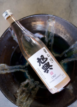 純米と純米吟醸のオリを重ねた立体感溢れる味わい 「旭興　KYOKUKO  特別純米  ＜重ね滓  DOUBLE SEDIMENT ORI2＞ 生酒  R7BY」