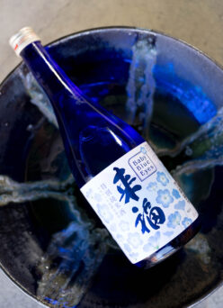 ＜ネモフィラ花酵母＞が織りなす 品格溢れる美しき味わい 「来福  RAIHUKU  特別純米   ネモフィラ  ＜BABY BLUE EYES＞  R7BY」入荷