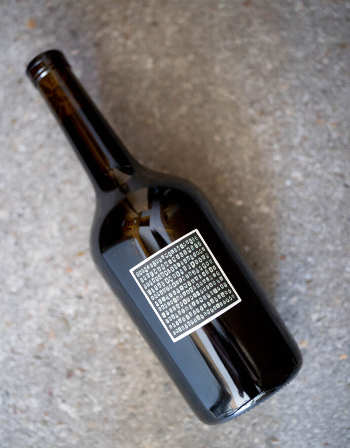 
新規取り扱いワイン。
弊社として初輸入となりますオーストラリアより
Sami-Odi（サミ=オディ）
ご案内させていただきます。

ショブルック、オコタ・バレルズ、ジ・アザー・ライト……
バロッサ・ヴァレーの新しい潮流を担う造り手たちは、いまや愛好家の間で広く知られる存在となりました。
そうした流れの中にありながら、Sami-Odiは低介入の思想を持ちつつも、
精度と構造の高さによって、オーストラリア伝統の評価軸であるJames Halliday Wine Companion
Wine Advocate、James Sucklingらの識者からも強い支持を受けている稀有な存在です。

Jon Bonnéが10年前に唱えた【オルタナティヴ・バロッサ】
この潮流の中にいながらも、オーストラリアの伝統的とされる流れ、つまり技術的に正しいスタイルを重視し、
個性よりも正確さを重んじる保守層からも非常に高い評価を受けているのがSami-Odi（サミ=オディ）です。

オーストラリア屈指の歴史を持つワイン産地バロッサ・ヴァレー。
樹齢100年を越えるような古木も少なくないこの地で、Sami-Odi（サミ=オディ）の
Fraser McKinley（フレイザー・マッキンリー）氏はブドウのフェノールとpHを注視しながら酸を残し、
全房比率を高め、澱引きもしないこれまでの大柄なバロッサ・ヴァレーとは異なるアプローチでワインを造ります。
フレッシュな酸、極めて高い洗練性、土地の個性を反映した少量生産のシラー（フレイザーはシラーズのことをシラーと呼んでいます）はたちまち注目を集めました。

２０１４年、オーストラリアで気鋭の才能を持つ生産者に贈られる“YOUNG GUN of WINE”を受賞。
２０２４年にはJames Sucklingがオーストラリアベスト１０ワインに選出。
２０２５年にはオーストラリアワインの権威であるHalliday Wine Companionで最優秀賞に選ばれ世界中から注目を集めています。

Sami-Odi（サミ=オディ）のワインは年間生産量わずか1,000ケース程。
彼のワインを購入するためのウェイティングリストは2025年2月の段階で30,000人を越えており、そのワインを見かけることすら困難です。

昨年6月10日、シドニーで開催されたラングトンズ×バロッサ・オーストラリアン・ファインワイン・オークションの一環として
フレイザーのサミ・オディ・ホフマン・ダルヴィッツ・シラーの垂直コレクション（2007年から2023年産）が12,390ドル（購入者手数料込み）で落札されたというエピソードも物語に神話性を添えています。

オーストラリアワインの権威、ハリディのWine Companion
サミ=オディについて最も的確に表現している記事を引用させていただきます。

Fraser McKinley is in demand. His Sami-Odi wines have a cult-like following. 
That’s unfair, as cults often connote blind devotion, believing the unbelievable and accepting the unacceptable. 
Fraser’s followers are not gullible. He releases about 1000 cases a year, mainly from the Dallwitz block from the Hoffmann Vineyard, 
but also a small amount from his home site in the Eden Valley. 
The active buyers, a reportedly oversubscribed list, snap up their allocations swiftly, 
leaving the 30,000 or so on the waiting list perennially disappointed. What’s all the fuss? 
Well, Fraser’s is a singular voice, with wines crafted with an artist’s vision. 
That may sound a tad pompous, but there’s nothing pompous about Fraser, nor his approach. 
Eschewing technology or winemaking intrusions, he makes vintage wines, but he is justifiably lauded for his impossibly complex blends across vintages. 
Those vintage wines are superb artisanal wines, evocative of Australian reds of a distant past, 
but the blends are irreplicable wines, abstract masterworks painted with a broad palette, 
everything intuitively arranged, breaking all conventions but resonating deeply with the observer. 
It is not hyperbole to say that Sami-odi is truly unique.
https://winecompanion.com.au/resources/awards/top-100-wineries/top-100-wineries-2024/halliday-top-100-wineries-1-25-2024

フレイザー・マッキンリーは非常に注目を集めています。
彼のサミ・オディのワインは、しばしば“カルト的”な人気を持つと語られています。
もっとも、この表現は少し不公平かもしれません。
というのも、“カルト”という言葉には、盲目的な崇拝や、信じがたいことを信じ、受け入れがたいことを受け入れるような響きがあるからです。
フレイザーの支持者たちは決してそうではありません。
彼がリリースするのは年間およそ1,000ケース。
その大半はホフマン・ヴィンヤードのダルヴィッツの区画のものであり、加えてエデン・ヴァレーの自社畑からもごく少量を手掛けています。
熱心な愛好家たちが、メーリングリストで割り当てられた分を買うだけで完売してしまうため、
約3万人とも言われるウェイティングリストの人々は、常にその外側に置かれています。
では、なぜこれほどまでに注目されるのでしょうか。
理由は、フレイザーのワインが唯一無二の声を持ち、まるで芸術家のヴィジョンによって形づくられているからです。
少々大げさに響くかもしれませんが、フレイザー自身にも、そのワイン造りにも、気負いや誇張はない。
彼は技術や醸造上の過度な介入を避け、単一ヴィンテージのワインを造る一方で、複数ヴィンテージを繋ぐ驚くほど複雑なブレンドによっても高く評価されています。
単一ヴィンテージワインのホフマン・ダルヴィッツは、遠い昔のオーストラリアの赤を想起させる、卓越したハンドメイドのワインです。
一方でヴィンテージブレンドのリトル・ワインは、幅広い色彩を用いて描かれた抽象絵画のような、他に置き換えのきかない作品です。
すべてが感覚的に配置され、あらゆる慣習を打ち破りながらも、飲み手に深く響く。
サミ・オディが真に唯一無二の存在であると言っても、決して誇張ではないのです。（村岡意訳）
（株）富屋酒店 かぶしきがいしゃ とみやさけてん カブシキガイシャ　トミヤサケテン TOMIYA SAKETEN 　愛知県名古屋市瑞穂区上坂町1-41-2　地酒屋　豊盃　HOUHAI ほうはい　ホーハイ　三浦酒造  MIURASHUZO日高見　ひたかみ　ヒタカミ HITAKAMI  平孝酒造　HIRAKOSHUZO 天の戸 アマノト　あまのと　AMANOTO　浅舞酒造ASAMAISHUZO　飛露喜 HIROKISHUZOHONTEN　廣木酒造本店　HIROK　大那 DAINA　ダイナ　だいな　菊の里酒造　KIKUNOSATOSHUZO　旭興　KYOKUKO　きょくこう　キョクコウ　渡邉酒造　WATANABESHUZO　仙禽 SENKIN　せんきん　センキン（株）せんきん SENKIN鶴齢　カクレイ　かくれい KAKUREI　青木酒造　AOKISHUZO謙信 ケンシン　けんしん KENSHIN池田屋酒造 IKEDAYASHUZO 白岳仙 HAKUGAKUSEN　ハクガクセン　はくがくせん　安本酒造 YASUMOTOSHUZO 群馬泉 グンマイズミ　ぐんまいずみ 島岡酒造 SHIMAOKASHUZO  喜久醉 きくよい キクヨイKIKUYOI 青島酒造 AOSHIMASHUZO 長珍 ちょうちん　チョウチン長珍酒造CHOCHINSHUZO　みねたからみりん　峯寳 味醂　一子相伝 ミネタカラ　いっしそうでん　イッシソウデン　小笠原味醂 OGASAWARA MIRIN

瀧自慢　たきじまん　タキジマン　瀧自慢酒造　TAKIZIMANSHUZO　田光　TABIKA 早川酒造  HAYAKAWASHUZO　作　ZAKU ざく ザク 清水清三郎商店 SHIMIZUSEIZABUROSHOTEN  篠峯　櫛羅　しのみね　シノミネ　くじら　クジラ　千代酒造　CHIYOSHUZO　雑賀　さいか　サイカ　九重雑賀  KOKONOESAIKA　紀土　鶴梅　無量山　きっど　キッド　KID 　ツルウメ　つるうめ　TURUUME　ムリョウザン　むりょうざん　MURYOZAN　平和酒造　HEIWASHUZO　蒼空　そうくう　ソウクウ　SÔKÛ　藤岡酒造　HUJIOKASHUZO 　宝剣　HOUKEN  宝剣酒造　ほうけんしゅぞう　ホウケンシュゾウ　HOKENSHUZO　清酒竹鶴　小笹屋竹鶴　せいしゅたけつる　セイシュタケツル　おささやたけつる　オササヤタケツル　竹鶴酒造　TAKETURUSHUZO
石鎚　いしづち　イシヅチ　石鎚酒造　ISHIDUCHISHUZO　土佐しらぎく　とさしらぎく　トサシラギク　仙頭酒造場　せんとうしゅぞうじょう　SENDOSHUZOZYO
　
 ブルゴーニュワイン　BOURGOGNE  ボルドーワイン　BORDEAUXカリフォルニアワイン CALIFORNIA  シャンパーニュ  SHAMPAGNEアルザスワイン ALSACE ドイツワイン WEIN GERMAN WINE 専門店　ライカM11　ズミルックス50　レンズ　代表　上田豊二　　きき酒師　焼酎アドバイザー　シャンパーニュシュヴァリエ　堀田駅より徒歩10分　熱田神宮駅より徒歩10分
市バス　牛巻より徒歩３分　地下鉄堀田駅より徒歩１５分　名古屋高速堀田出口より車で２分　牛巻交差点より徒歩５分　レトロ街並み　瓦屋根　裏道　大通りより二本入る　CLASSIC CARクラッシックカー CLASSIC BIKE　クラッシックバイク INTERIA　インテリア　　FASHION　ファッション　MUSIC　音楽　LOVE　SAKE SHOP　酒屋
センス　クリエイト　おたく　　MANIAマニア MOVIE　映画　CINEMA シネマ　2024年春オープン予定 いいねタウン瑞穂 iiNE マルシェ内　グランクレア瑞穂 いいねタウン瑞穂  愛知県名古屋市瑞穂区宝田町四丁目2番、3番2　春敲町三丁目23番1（地番） 魚太郎　UOTARO MIZUHO うおたろう　ウオタロウ　なごやみずほてん　ナゴヤミズホテン　 名古屋瑞穂店  車で1分　徒歩5分　丸明 瑞穂店  MARUAKI MIZUHO　マルアキ ミズホテン　まるあき みずほてん　 徒歩10分　車3分　焼肉 美奈登  ヤキニクミナト　やきにくみなと YAKINIKU MINATO 車で2分　徒歩10分  どての品川　DOTENO SHINAGAWA　ドテノシナガワ　どてのしながわ　車で30秒　徒歩1分昇福亭　SHOHUKUTEI しょうふくてい　ショウフクテイ 街中華　マニア　大盛り　個性派  車で5分　徒歩15分  名店 近くにたくさんあり　堀田バンザイ　牛巻バンザイ　名古屋のへそ
SAMI-ODI（サミ=オディ）LITTLE WINE（リトルワイン）＃14 SYRAH（シラー）NV（2015-2024）

SAMI-ODI（サミ=オディ）LITTLE WINE（リトルワイン）＃14 SYRAH（シラー）NV（2015-2023）

