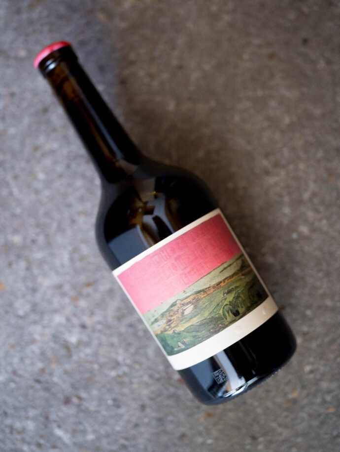 新規取り扱いワイン。
弊社として初輸入となりますオーストラリアより
Sami-Odi（サミ=オディ）
ご案内させていただきます。

ショブルック、オコタ・バレルズ、ジ・アザー・ライト……
バロッサ・ヴァレーの新しい潮流を担う造り手たちは、いまや愛好家の間で広く知られる存在となりました。
そうした流れの中にありながら、Sami-Odiは低介入の思想を持ちつつも、
精度と構造の高さによって、オーストラリア伝統の評価軸であるJames Halliday Wine Companion
Wine Advocate、James Sucklingらの識者からも強い支持を受けている稀有な存在です。

Jon Bonnéが10年前に唱えた【オルタナティヴ・バロッサ】
この潮流の中にいながらも、オーストラリアの伝統的とされる流れ、つまり技術的に正しいスタイルを重視し、
個性よりも正確さを重んじる保守層からも非常に高い評価を受けているのがSami-Odi（サミ=オディ）です。

オーストラリア屈指の歴史を持つワイン産地バロッサ・ヴァレー。
樹齢100年を越えるような古木も少なくないこの地で、Sami-Odi（サミ=オディ）の
Fraser McKinley（フレイザー・マッキンリー）氏はブドウのフェノールとpHを注視しながら酸を残し、
全房比率を高め、澱引きもしないこれまでの大柄なバロッサ・ヴァレーとは異なるアプローチでワインを造ります。
フレッシュな酸、極めて高い洗練性、土地の個性を反映した少量生産のシラー（フレイザーはシラーズのことをシラーと呼んでいます）はたちまち注目を集めました。

２０１４年、オーストラリアで気鋭の才能を持つ生産者に贈られる“YOUNG GUN of WINE”を受賞。
２０２４年にはJames Sucklingがオーストラリアベスト１０ワインに選出。
２０２５年にはオーストラリアワインの権威であるHalliday Wine Companionで最優秀賞に選ばれ世界中から注目を集めています。

Sami-Odi（サミ=オディ）のワインは年間生産量わずか1,000ケース程。
彼のワインを購入するためのウェイティングリストは2025年2月の段階で30,000人を越えており、そのワインを見かけることすら困難です。

昨年6月10日、シドニーで開催されたラングトンズ×バロッサ・オーストラリアン・ファインワイン・オークションの一環として
フレイザーのサミ・オディ・ホフマン・ダルヴィッツ・シラーの垂直コレクション（2007年から2023年産）が12,390ドル（購入者手数料込み）で落札されたというエピソードも物語に神話性を添えています。

オーストラリアワインの権威、ハリディのWine Companion
サミ=オディについて最も的確に表現している記事を引用させていただきます。

Fraser McKinley is in demand. His Sami-Odi wines have a cult-like following. 
That’s unfair, as cults often connote blind devotion, believing the unbelievable and accepting the unacceptable. 
Fraser’s followers are not gullible. He releases about 1000 cases a year, mainly from the Dallwitz block from the Hoffmann Vineyard, 
but also a small amount from his home site in the Eden Valley. 
The active buyers, a reportedly oversubscribed list, snap up their allocations swiftly, 
leaving the 30,000 or so on the waiting list perennially disappointed. What’s all the fuss? 
Well, Fraser’s is a singular voice, with wines crafted with an artist’s vision. 
That may sound a tad pompous, but there’s nothing pompous about Fraser, nor his approach. 
Eschewing technology or winemaking intrusions, he makes vintage wines, but he is justifiably lauded for his impossibly complex blends across vintages. 
Those vintage wines are superb artisanal wines, evocative of Australian reds of a distant past, 
but the blends are irreplicable wines, abstract masterworks painted with a broad palette, 
everything intuitively arranged, breaking all conventions but resonating deeply with the observer. 
It is not hyperbole to say that Sami-odi is truly unique.
https://winecompanion.com.au/resources/awards/top-100-wineries/top-100-wineries-2024/halliday-top-100-wineries-1-25-2024

フレイザー・マッキンリーは非常に注目を集めています。
彼のサミ・オディのワインは、しばしば“カルト的”な人気を持つと語られています。
もっとも、この表現は少し不公平かもしれません。
というのも、“カルト”という言葉には、盲目的な崇拝や、信じがたいことを信じ、受け入れがたいことを受け入れるような響きがあるからです。
フレイザーの支持者たちは決してそうではありません。
彼がリリースするのは年間およそ1,000ケース。
その大半はホフマン・ヴィンヤードのダルヴィッツの区画のものであり、加えてエデン・ヴァレーの自社畑からもごく少量を手掛けています。
熱心な愛好家たちが、メーリングリストで割り当てられた分を買うだけで完売してしまうため、
約3万人とも言われるウェイティングリストの人々は、常にその外側に置かれています。
では、なぜこれほどまでに注目されるのでしょうか。
理由は、フレイザーのワインが唯一無二の声を持ち、まるで芸術家のヴィジョンによって形づくられているからです。
少々大げさに響くかもしれませんが、フレイザー自身にも、そのワイン造りにも、気負いや誇張はない。
彼は技術や醸造上の過度な介入を避け、単一ヴィンテージのワインを造る一方で、複数ヴィンテージを繋ぐ驚くほど複雑なブレンドによっても高く評価されています。
単一ヴィンテージワインのホフマン・ダルヴィッツは、遠い昔のオーストラリアの赤を想起させる、卓越したハンドメイドのワインです。
一方でヴィンテージブレンドのリトル・ワインは、幅広い色彩を用いて描かれた抽象絵画のような、他に置き換えのきかない作品です。
すべてが感覚的に配置され、あらゆる慣習を打ち破りながらも、飲み手に深く響く。
サミ・オディが真に唯一無二の存在であると言っても、決して誇張ではないのです。（村岡意訳）
（株）富屋酒店 かぶしきがいしゃ とみやさけてん カブシキガイシャ　トミヤサケテン TOMIYA SAKETEN 　愛知県名古屋市瑞穂区上坂町1-41-2　地酒屋　豊盃　HOUHAI ほうはい　ホーハイ　三浦酒造  MIURASHUZO日高見　ひたかみ　ヒタカミ HITAKAMI  平孝酒造　HIRAKOSHUZO 天の戸 アマノト　あまのと　AMANOTO　浅舞酒造ASAMAISHUZO　飛露喜 HIROKISHUZOHONTEN　廣木酒造本店　HIROK　大那 DAINA　ダイナ　だいな　菊の里酒造　KIKUNOSATOSHUZO　旭興　KYOKUKO　きょくこう　キョクコウ　渡邉酒造　WATANABESHUZO　仙禽 SENKIN　せんきん　センキン（株）せんきん SENKIN鶴齢　カクレイ　かくれい KAKUREI　青木酒造　AOKISHUZO謙信 ケンシン　けんしん KENSHIN池田屋酒造 IKEDAYASHUZO 白岳仙 HAKUGAKUSEN　ハクガクセン　はくがくせん　安本酒造 YASUMOTOSHUZO 群馬泉 グンマイズミ　ぐんまいずみ 島岡酒造 SHIMAOKASHUZO  喜久醉 きくよい キクヨイKIKUYOI 青島酒造 AOSHIMASHUZO 長珍 ちょうちん　チョウチン長珍酒造CHOCHINSHUZO　みねたからみりん　峯寳 味醂　一子相伝 ミネタカラ　いっしそうでん　イッシソウデン　小笠原味醂 OGASAWARA MIRIN

瀧自慢　たきじまん　タキジマン　瀧自慢酒造　TAKIZIMANSHUZO　田光　TABIKA 早川酒造  HAYAKAWASHUZO　作　ZAKU ざく ザク 清水清三郎商店 SHIMIZUSEIZABUROSHOTEN  篠峯　櫛羅　しのみね　シノミネ　くじら　クジラ　千代酒造　CHIYOSHUZO　雑賀　さいか　サイカ　九重雑賀  KOKONOESAIKA　紀土　鶴梅　無量山　きっど　キッド　KID 　ツルウメ　つるうめ　TURUUME　ムリョウザン　むりょうざん　MURYOZAN　平和酒造　HEIWASHUZO　蒼空　そうくう　ソウクウ　SÔKÛ　藤岡酒造　HUJIOKASHUZO 　宝剣　HOUKEN  宝剣酒造　ほうけんしゅぞう　ホウケンシュゾウ　HOKENSHUZO　清酒竹鶴　小笹屋竹鶴　せいしゅたけつる　セイシュタケツル　おささやたけつる　オササヤタケツル　竹鶴酒造　TAKETURUSHUZO
石鎚　いしづち　イシヅチ　石鎚酒造　ISHIDUCHISHUZO　土佐しらぎく　とさしらぎく　トサシラギク　仙頭酒造場　せんとうしゅぞうじょう　SENDOSHUZOZYO
　
 ブルゴーニュワイン　BOURGOGNE  ボルドーワイン　BORDEAUXカリフォルニアワイン CALIFORNIA  シャンパーニュ  SHAMPAGNEアルザスワイン ALSACE ドイツワイン WEIN GERMAN WINE 専門店　ライカM11　ズミルックス50　レンズ　代表　上田豊二　　きき酒師　焼酎アドバイザー　シャンパーニュシュヴァリエ　堀田駅より徒歩10分　熱田神宮駅より徒歩10分
市バス　牛巻より徒歩３分　地下鉄堀田駅より徒歩１５分　名古屋高速堀田出口より車で２分　牛巻交差点より徒歩５分　レトロ街並み　瓦屋根　裏道　大通りより二本入る　CLASSIC CARクラッシックカー CLASSIC BIKE　クラッシックバイク INTERIA　インテリア　　FASHION　ファッション　MUSIC　音楽　LOVE　SAKE SHOP　酒屋
センス　クリエイト　おたく　　MANIAマニア MOVIE　映画　CINEMA シネマ　2024年春オープン予定 いいねタウン瑞穂 iiNE マルシェ内　グランクレア瑞穂 いいねタウン瑞穂  愛知県名古屋市瑞穂区宝田町四丁目2番、3番2　春敲町三丁目23番1（地番） 魚太郎　UOTARO MIZUHO うおたろう　ウオタロウ　なごやみずほてん　ナゴヤミズホテン　 名古屋瑞穂店  車で1分　徒歩5分　丸明 瑞穂店  MARUAKI MIZUHO　マルアキ ミズホテン　まるあき みずほてん　 徒歩10分　車3分　焼肉 美奈登  ヤキニクミナト　やきにくみなと YAKINIKU MINATO 車で2分　徒歩10分  どての品川　DOTENO SHINAGAWA　ドテノシナガワ　どてのしながわ　車で30秒　徒歩1分昇福亭　SHOHUKUTEI しょうふくてい　ショウフクテイ 街中華　マニア　大盛り　個性派  車で5分　徒歩15分  名店 近くにたくさんあり　堀田バンザイ　牛巻バンザイ　名古屋のへそ
SAMI-ODI（サミ=オディ）LITTLE WINE（リトルワイン）＃14 SYRAH（シラー）NV（2015-2024）

SAMI-ODI（サミ=オディ）LITTLE WINE（リトルワイン）＃14 SYRAH（シラー）NV（2015-2023）

SAMI-ODI（サミ=オディ）HOFFMANN DALLWITZ（ホフマン・ダルヴィッツ）SYRAH（シラー）2023（2023 ヴィンテージ）
SAMI-ODI（サミ=オディ）HOFFMANN DALLWITZ（ホフマン・ダルヴィッツ）SYRAH（シラー）2022（2022 ヴィンテージ）