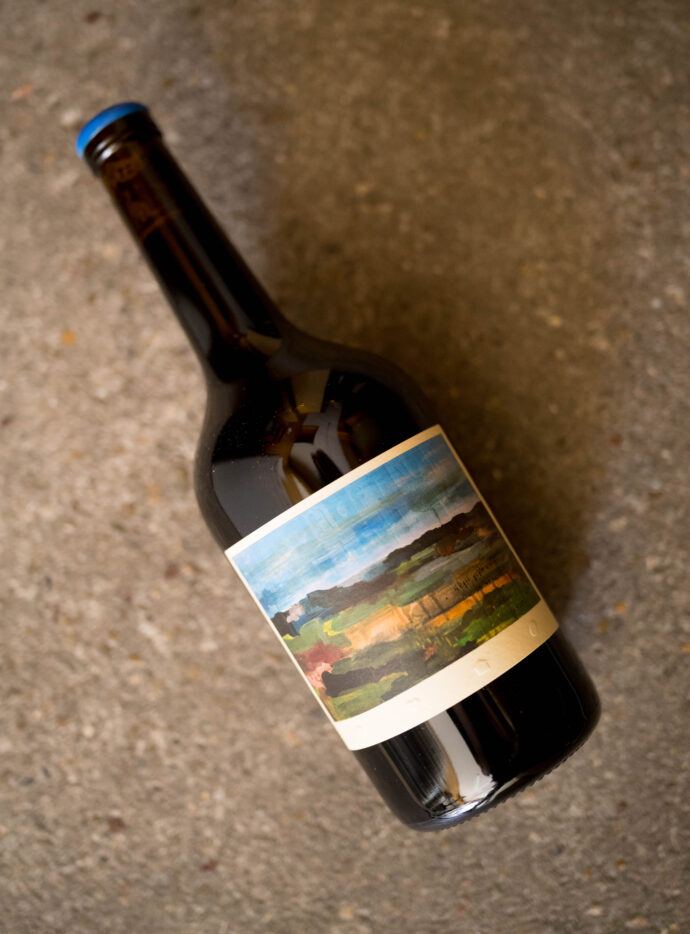 
新規取り扱いワイン。
弊社として初輸入となりますオーストラリアより
Sami-Odi（サミ=オディ）
ご案内させていただきます。

ショブルック、オコタ・バレルズ、ジ・アザー・ライト……
バロッサ・ヴァレーの新しい潮流を担う造り手たちは、いまや愛好家の間で広く知られる存在となりました。
そうした流れの中にありながら、Sami-Odiは低介入の思想を持ちつつも、
精度と構造の高さによって、オーストラリア伝統の評価軸であるJames Halliday Wine Companion
Wine Advocate、James Sucklingらの識者からも強い支持を受けている稀有な存在です。

Jon Bonnéが10年前に唱えた【オルタナティヴ・バロッサ】
この潮流の中にいながらも、オーストラリアの伝統的とされる流れ、つまり技術的に正しいスタイルを重視し、
個性よりも正確さを重んじる保守層からも非常に高い評価を受けているのがSami-Odi（サミ=オディ）です。

オーストラリア屈指の歴史を持つワイン産地バロッサ・ヴァレー。
樹齢100年を越えるような古木も少なくないこの地で、Sami-Odi（サミ=オディ）の
Fraser McKinley（フレイザー・マッキンリー）氏はブドウのフェノールとpHを注視しながら酸を残し、
全房比率を高め、澱引きもしないこれまでの大柄なバロッサ・ヴァレーとは異なるアプローチでワインを造ります。
フレッシュな酸、極めて高い洗練性、土地の個性を反映した少量生産のシラー（フレイザーはシラーズのことをシラーと呼んでいます）はたちまち注目を集めました。

２０１４年、オーストラリアで気鋭の才能を持つ生産者に贈られる“YOUNG GUN of WINE”を受賞。
２０２４年にはJames Sucklingがオーストラリアベスト１０ワインに選出。
２０２５年にはオーストラリアワインの権威であるHalliday Wine Companionで最優秀賞に選ばれ世界中から注目を集めています。

Sami-Odi（サミ=オディ）のワインは年間生産量わずか1,000ケース程。
彼のワインを購入するためのウェイティングリストは2025年2月の段階で30,000人を越えており、そのワインを見かけることすら困難です。

昨年6月10日、シドニーで開催されたラングトンズ×バロッサ・オーストラリアン・ファインワイン・オークションの一環として
フレイザーのサミ・オディ・ホフマン・ダルヴィッツ・シラーの垂直コレクション（2007年から2023年産）が12,390ドル（購入者手数料込み）で落札されたというエピソードも物語に神話性を添えています。

オーストラリアワインの権威、ハリディのWine Companion
サミ=オディについて最も的確に表現している記事を引用させていただきます。

Fraser McKinley is in demand. His Sami-Odi wines have a cult-like following. 
That’s unfair, as cults often connote blind devotion, believing the unbelievable and accepting the unacceptable. 
Fraser’s followers are not gullible. He releases about 1000 cases a year, mainly from the Dallwitz block from the Hoffmann Vineyard, 
but also a small amount from his home site in the Eden Valley. 
The active buyers, a reportedly oversubscribed list, snap up their allocations swiftly, 
leaving the 30,000 or so on the waiting list perennially disappointed. What’s all the fuss? 
Well, Fraser’s is a singular voice, with wines crafted with an artist’s vision. 
That may sound a tad pompous, but there’s nothing pompous about Fraser, nor his approach. 
Eschewing technology or winemaking intrusions, he makes vintage wines, but he is justifiably lauded for his impossibly complex blends across vintages. 
Those vintage wines are superb artisanal wines, evocative of Australian reds of a distant past, 
but the blends are irreplicable wines, abstract masterworks painted with a broad palette, 
everything intuitively arranged, breaking all conventions but resonating deeply with the observer. 
It is not hyperbole to say that Sami-odi is truly unique.
https://winecompanion.com.au/resources/awards/top-100-wineries/top-100-wineries-2024/halliday-top-100-wineries-1-25-2024

フレイザー・マッキンリーは非常に注目を集めています。
彼のサミ・オディのワインは、しばしば“カルト的”な人気を持つと語られています。
もっとも、この表現は少し不公平かもしれません。
というのも、“カルト”という言葉には、盲目的な崇拝や、信じがたいことを信じ、受け入れがたいことを受け入れるような響きがあるからです。
フレイザーの支持者たちは決してそうではありません。
彼がリリースするのは年間およそ1,000ケース。
その大半はホフマン・ヴィンヤードのダルヴィッツの区画のものであり、加えてエデン・ヴァレーの自社畑からもごく少量を手掛けています。
熱心な愛好家たちが、メーリングリストで割り当てられた分を買うだけで完売してしまうため、
約3万人とも言われるウェイティングリストの人々は、常にその外側に置かれています。
では、なぜこれほどまでに注目されるのでしょうか。
理由は、フレイザーのワインが唯一無二の声を持ち、まるで芸術家のヴィジョンによって形づくられているからです。
少々大げさに響くかもしれませんが、フレイザー自身にも、そのワイン造りにも、気負いや誇張はない。
彼は技術や醸造上の過度な介入を避け、単一ヴィンテージのワインを造る一方で、複数ヴィンテージを繋ぐ驚くほど複雑なブレンドによっても高く評価されています。
単一ヴィンテージワインのホフマン・ダルヴィッツは、遠い昔のオーストラリアの赤を想起させる、卓越したハンドメイドのワインです。
一方でヴィンテージブレンドのリトル・ワインは、幅広い色彩を用いて描かれた抽象絵画のような、他に置き換えのきかない作品です。
すべてが感覚的に配置され、あらゆる慣習を打ち破りながらも、飲み手に深く響く。
サミ・オディが真に唯一無二の存在であると言っても、決して誇張ではないのです。（村岡意訳）
（株）富屋酒店 かぶしきがいしゃ とみやさけてん カブシキガイシャ　トミヤサケテン TOMIYA SAKETEN 　愛知県名古屋市瑞穂区上坂町1-41-2　地酒屋　豊盃　HOUHAI ほうはい　ホーハイ　三浦酒造  MIURASHUZO日高見　ひたかみ　ヒタカミ HITAKAMI  平孝酒造　HIRAKOSHUZO 天の戸 アマノト　あまのと　AMANOTO　浅舞酒造ASAMAISHUZO　飛露喜 HIROKISHUZOHONTEN　廣木酒造本店　HIROK　大那 DAINA　ダイナ　だいな　菊の里酒造　KIKUNOSATOSHUZO　旭興　KYOKUKO　きょくこう　キョクコウ　渡邉酒造　WATANABESHUZO　仙禽 SENKIN　せんきん　センキン（株）せんきん SENKIN鶴齢　カクレイ　かくれい KAKUREI　青木酒造　AOKISHUZO謙信 ケンシン　けんしん KENSHIN池田屋酒造 IKEDAYASHUZO 白岳仙 HAKUGAKUSEN　ハクガクセン　はくがくせん　安本酒造 YASUMOTOSHUZO 群馬泉 グンマイズミ　ぐんまいずみ 島岡酒造 SHIMAOKASHUZO  喜久醉 きくよい キクヨイKIKUYOI 青島酒造 AOSHIMASHUZO 長珍 ちょうちん　チョウチン長珍酒造CHOCHINSHUZO　みねたからみりん　峯寳 味醂　一子相伝 ミネタカラ　いっしそうでん　イッシソウデン　小笠原味醂 OGASAWARA MIRIN

瀧自慢　たきじまん　タキジマン　瀧自慢酒造　TAKIZIMANSHUZO　田光　TABIKA 早川酒造  HAYAKAWASHUZO　作　ZAKU ざく ザク 清水清三郎商店 SHIMIZUSEIZABUROSHOTEN  篠峯　櫛羅　しのみね　シノミネ　くじら　クジラ　千代酒造　CHIYOSHUZO　雑賀　さいか　サイカ　九重雑賀  KOKONOESAIKA　紀土　鶴梅　無量山　きっど　キッド　KID 　ツルウメ　つるうめ　TURUUME　ムリョウザン　むりょうざん　MURYOZAN　平和酒造　HEIWASHUZO　蒼空　そうくう　ソウクウ　SÔKÛ　藤岡酒造　HUJIOKASHUZO 　宝剣　HOUKEN  宝剣酒造　ほうけんしゅぞう　ホウケンシュゾウ　HOKENSHUZO　清酒竹鶴　小笹屋竹鶴　せいしゅたけつる　セイシュタケツル　おささやたけつる　オササヤタケツル　竹鶴酒造　TAKETURUSHUZO
石鎚　いしづち　イシヅチ　石鎚酒造　ISHIDUCHISHUZO　土佐しらぎく　とさしらぎく　トサシラギク　仙頭酒造場　せんとうしゅぞうじょう　SENDOSHUZOZYO
　
 ブルゴーニュワイン　BOURGOGNE  ボルドーワイン　BORDEAUXカリフォルニアワイン CALIFORNIA  シャンパーニュ  SHAMPAGNEアルザスワイン ALSACE ドイツワイン WEIN GERMAN WINE 専門店　ライカM11　ズミルックス50　レンズ　代表　上田豊二　　きき酒師　焼酎アドバイザー　シャンパーニュシュヴァリエ　堀田駅より徒歩10分　熱田神宮駅より徒歩10分
市バス　牛巻より徒歩３分　地下鉄堀田駅より徒歩１５分　名古屋高速堀田出口より車で２分　牛巻交差点より徒歩５分　レトロ街並み　瓦屋根　裏道　大通りより二本入る　CLASSIC CARクラッシックカー CLASSIC BIKE　クラッシックバイク INTERIA　インテリア　　FASHION　ファッション　MUSIC　音楽　LOVE　SAKE SHOP　酒屋
センス　クリエイト　おたく　　MANIAマニア MOVIE　映画　CINEMA シネマ　2024年春オープン予定 いいねタウン瑞穂 iiNE マルシェ内　グランクレア瑞穂 いいねタウン瑞穂  愛知県名古屋市瑞穂区宝田町四丁目2番、3番2　春敲町三丁目23番1（地番） 魚太郎　UOTARO MIZUHO うおたろう　ウオタロウ　なごやみずほてん　ナゴヤミズホテン　 名古屋瑞穂店  車で1分　徒歩5分　丸明 瑞穂店  MARUAKI MIZUHO　マルアキ ミズホテン　まるあき みずほてん　 徒歩10分　車3分　焼肉 美奈登  ヤキニクミナト　やきにくみなと YAKINIKU MINATO 車で2分　徒歩10分  どての品川　DOTENO SHINAGAWA　ドテノシナガワ　どてのしながわ　車で30秒　徒歩1分昇福亭　SHOHUKUTEI しょうふくてい　ショウフクテイ 街中華　マニア　大盛り　個性派  車で5分　徒歩15分  名店 近くにたくさんあり　堀田バンザイ　牛巻バンザイ　名古屋のへそ
SAMI-ODI（サミ=オディ）LITTLE WINE（リトルワイン）＃14 SYRAH（シラー）NV（2015-2024）

SAMI-ODI（サミ=オディ）LITTLE WINE（リトルワイン）＃14 SYRAH（シラー）NV（2015-2023）

SAMI-ODI（サミ=オディ）HOFFMANN DALLWITZ（ホフマン・ダルヴィッツ）SYRAH（シラー）2023（2023 ヴィンテージ）
