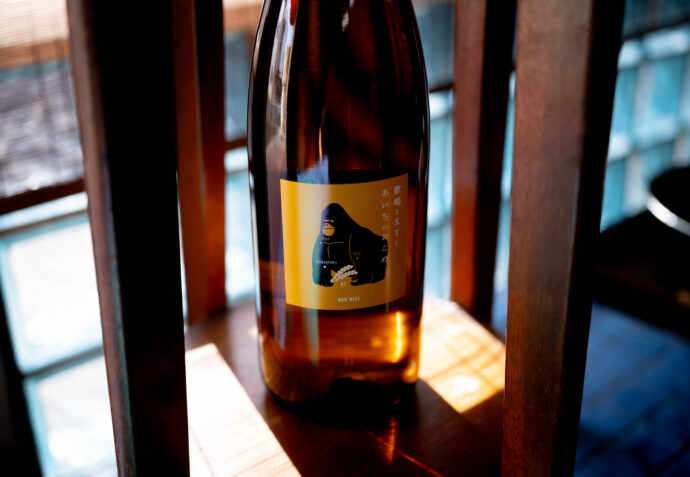 敷嶋酒造　しきしましゅぞう　シキシマシュゾウ　純米吟醸　山田錦　火入れ　
特別純米　夢吟香　五百万石　期待の若手蔵元　伊東優　クラウドファンディング　再興　純米大吟醸　無濾過生原酒　中硬水　新規蔵元　木造蔵再構築中
ユメギンカ　伊東株式会社　愛知県半田市亀崎9丁目108番地1　愛知限定　
亀崎酒蔵祭　あとには引けない　9代目　清酒敷嶋　SEISHYU　SHIKISHIMA
せいしゅしきしま　セイシュシキシマ　0歩目　半歩目　1歩目　2022年スタート
黒松敷嶋　夢山水　愛知　酒造好適米　若者　人気　SNS　インスタ　出羽燦々
でわさんさん　デワサンサン　DEWASANSAN　YUMESANSUI　ユメサンスイ　夏めく　NATUMEKU
ゆめさんすい　夢吟香　ユメギンカ　ゆめぎんか　YUMEGINKA　山田錦YMAMADANISHIKI　ヤマダニシキ　やまだにしき　五百万石　GOHIYAKUMANGOKU　ゴヒャクマンゴク　ごひゃくまんごく　7号酵母
くろまつしきしま　クロマツシキシマ　ＫＵＲＯＭＡＴＵＳＨＩＫＩＳＨＩＭＡ
知多半島　TOMIYA　SAKETEN　NAGOYA　AICHI特約店　特約流通品　
希少品　手造り　こだわり　復興　地元用レトロラベル
（株）富屋酒店　愛知県名古屋市瑞穂区上坂町1-41-2　地酒屋　専門店　ライカM11　ズミルックス50　レンズ　代表　上田豊二　きき酒師　焼酎アドバイザー　
シャンパーニュシュヴァリエ　堀田駅　熱田神宮駅
名古屋高速　堀田出口すぐ　牛巻交差点すぐ　レトロ街並み　瓦屋根　涼しげな味わいがさらに夏のお料理を引き立てる。「敷嶋　SHIKISHIMA　＜うすにごり　USUNIGORI＞　2023」厚みと品格とキレの爽快感。「敷嶋　SHIKISHIMA　純米吟醸　＜山田錦　YAMADANISHIKI＞　火入れ　2023」厚みと丸みを味わう。膨らみ満点なひやおろし。「敷嶋　SHIKISHIMA　純米　＜ひやおろし　HIYAOROSHI＞　2023」瑞々しく爽やかな味わいを生原酒で味わう個性 「敷嶋  SHIKISHIMA  純米吟醸  ＜夢山水  YUMESANSUI＞  無濾過生原酒  2023」米農家さん存続のために NAORICEさんの＜夢吟香＞で醸す意欲作  「敷嶋とKTとあいちのおこめ  生酒 R7BY」