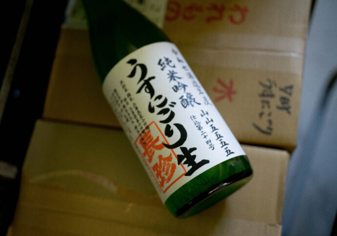HIROKO WATANABE×CHOCHIN×TOMIYASAKETEN        「渡部 裕子（わたなべ ひろこ）」×「長珍（ちょうちん）」×「富屋酒店 名古屋 （とみやさけてん  なごや）」　 ＜PETIT PRESENT MARKET＞ in＜ ESCA＞  （プチ プレゼント マーケット） in  （エスカ）         2023 12・29～2024  1.8 開催のお知らせ
2023年12月29日～2024年1月8日の期間
（1月1日は定休日  各日10：00～20：00開催）







名古屋駅太閤通り口地下街「エスカ センター ・光の広場」において
「プチ プレゼント マーケット」開催において「渡部 裕子」×「富屋酒店」と題し


渡部 裕子 ワタナベ ヒロコ  書家  書道家  hiroko wartanabe official web site  名古屋市在住 アーティスト ライブパフォーマンス  金シャチ横丁 文字 立体書インスタレーション ミッドランドスクエア周年ロゴ ヤマサちくわ 商品ロゴ ホテルウイングインターナショナル 京都四条烏丸 The TOWER Ryotel NAGOYA
　客室内作品  舞台衣装美術 ライブパフォーマンス




当店の看板的存在 そして愛知の純米酒の代表のひとつといえる存在 
愛知 津島の長珍酒造さん「純米酒シリーズ」と
愛知を代表する梅酒のひとつ白老酒造さんの「白老梅」をカップに特別に詰めていただき
渡部さんが直に書くオリジナルラベルの作品を日本で唯一
期間限定の限定数量販売ブースを出展させていただきます
さらに  1月7日と1月8日の二日間限定にて＜書道家  渡邊 裕子さんによる「長珍ラベル 直書き企画」＞を実施
渡部さんの力強く凛とした空気感の中に楽しさ漲るライブの瞬間を味わいながら その作品を手に入れることが出来る超絶贅沢な企画です
（10：00～16：00 開催）









さらに当日二日間は特別に蔵元より直送した「斗瓶取り（通常では飲めない鑑評会出品酒を詰める伝統の18Ｌの瓶）」の作品を当社 社長よりの「量り売り販売」を実施
その場で味わえるスペシャル企画も行います
（限定数量ですので完売の際はご了承ください）









年末年始を最高に盛り上げるSpecial Special Special 企画
是非 ＜エスカ＞にお越しくださいませ


エスカ地下街　名古屋駅新幹線口 愛知県名古屋市中村区椿町6-9先　人気店多数　名古屋めし　観光





長珍  CHOCHIN  しんぶんし  山廃純米  YAMAHAI 【7-70】無濾過生原酒  2023
長珍酒造　ちょうちんしゅぞう　チョウチンシュゾウ　チョーチン　CHYOCHIN
BRUWERY　代表取締役兼杜氏　桑山雅行　クワヤママサユキ　くわやままさゆき
KUWAYAMA　MASAYUKI　桑山会　KUWAYAMAKAI　クワヤマカイ　くわやまかい　しんぶんし　備前雄町　阿波山田　レッド　純米　純米吟醸　Ｒ2ＢＹ　Ｒ4ＢＹ　熟成　お燗　ワイングラス　かたくち　片口　マリアージュ　温度変化
立体的　日本酒の可能性　ステキ　唯一無二　絶対的信頼関係　名古屋特約店
（株）富屋酒店　愛知県名古屋市瑞穂区上坂町1-41-2　地酒屋　専門店　ライカM11　ズミルックス50　レンズ　代表　上田豊二　きき酒師　焼酎アドバイザー　
シャンパーニュシュヴァリエ　堀田駅　熱田神宮駅
名古屋高速　堀田出口すぐ　牛巻交差点すぐ　レトロ街並み　瓦屋根
　　　クラッシックカー　クラッシックバイク　インテリア　ファッション　音楽
センス　クリエイト　おたく　マニア　映画　シネマ　骨格の太さとしなやかでまろやかな味わいが長珍スタイル。「長珍　CHOCHIN　純米吟醸　＜ひやおろし　HIYAOROSHI＞　2023」
山田錦の豊かなボリュームとキレ感のバランスが唯一無二。「長珍　CHOCHIN　純米吟醸　＜ひやおろし原酒  HIYAOROSHI＞　2023」桑山流純米の味わい 温度変化の立体感を存分に楽しむ「長珍　CHOCHIN　＜純米生詰60　富山五百万石　TOYAMA GOHYAKUMANGOKU＞  2023」八反錦のポテンシャルを存分に引き出した名作 「長珍  CHOCHIN　しんぶんし　純米吟醸【50】　＜八反錦  HATTANNISHIKI＞　無濾過生原酒  2023」
（株）富屋酒店 かぶしきがいしゃ とみやさけてん カブシキガイシャ　トミヤサケテン TOMIYA SAKETEN 　愛知県名古屋市瑞穂区上坂町1-41-2　地酒屋　豊盃　HOUHAI ほうはい　ホーハイ　三浦酒造  MIURASHUZO日高見　ひたかみ　ヒタカミ HITAKAMI  平孝酒造　HIRAKOSHUZO 天の戸 アマノト　あまのと　AMANOTO　浅舞酒造 ASAMAISHUZO　飛露喜 HIROKISHUZOHONTEN　廣木酒造本店　HIROK　大那 DAINA　ダイナ　だいな　菊の里酒造　KIKUNOSATOSHUZO　旭興　KYOKUKO　きょくこう　キョクコウ　渡邉酒造　WATANABESHUZO　仙禽 SENKIN　せんきん　センキン（株）せんきん SENKIN鶴齢　カクレイ　かくれい KAKUREI　青木酒造　AOKISHUZO謙信 ケンシン　けんしん KENSHIN池田屋酒造 IKEDAYASHUZO 白岳仙 HAKUGAKUSEN　ハクガクセン　はくがくせん　安本酒造 YASUMOTOSHUZO 群馬泉 グンマイズミ　ぐんまいずみ 島岡酒造 SHIMAOKASHUZO  喜久醉 きくよい キクヨイKIKUYOI 青島酒造 AOSHIMASHUZO 長珍 ちょうちん　チョウチン長珍酒造CHOCHINSHUZO　みねたからみりん　峯寳 味醂　一子相伝 ミネタカラ　いっしそうでん　イッシソウデン　小笠原味醂 OGASAWARA MIRIN

瀧自慢　たきじまん　タキジマン　瀧自慢酒造　TAKIZIMANSHUZO　田光　TABIKA 早川酒造  HAYAKAWASHUZO　作　ZAKU ざく ザク 清水清三郎商店 SHIMIZUSEIZABUROSHOTEN  篠峯　櫛羅　しのみね　シノミネ　くじら　クジラ　千代酒造　CHIYOSHUZO　雑賀　さいか　サイカ　九重雑賀  KOKONOESAIKA　紀土　鶴梅　無量山　きっど　キッド　KID 　ツルウメ　つるうめ　TURUUME　ムリョウザン　むりょうざん　MURYOZAN　平和酒造　HEIWASHUZO　蒼空　そうくう　ソウクウ　SÔKÛ　藤岡酒造　HUJIOKASHUZO 　宝剣　HOUKEN  宝剣酒造　ほうけんしゅぞう　ホウケンシュゾウ　HOKENSHUZO　清酒竹鶴　小笹屋竹鶴　せいしゅたけつる　セイシュタケツル　おささやたけつる　オササヤタケツル　竹鶴酒造　TAKETURUSHUZO
石鎚　いしづち　イシヅチ　石鎚酒造　ISHIDUCHISHUZO　土佐しらぎく　とさしらぎく　トサシラギク　仙頭酒造場　せんとうしゅぞうじょう　SENDOSHUZOZYOしんぶんしシリーズ今季最後の集大成 この感動の味わいを皆様に 「長珍  CHOCHIN  しんぶんし 純米吟醸  ＜生生熟成5055 RAW RIPENING＞  無濾過生酒  2023」
　
 ブルゴーニュワイン　BOURGOGNE  ボルドーワイン　BORDEAUXカリフォルニアワイン CALIFORNIA  シャンパーニュ  SHAMPAGNEアルザスワイン ALSACE ドイツワイン WEIN GERMAN WINE 専門店　ライカM11　ズミルックス50　レンズ　代表　上田豊二　　きき酒師　焼酎アドバイザー　シャンパーニュシュヴァリエ　堀田駅より徒歩10分　熱田神宮駅より徒歩10分
市バス　牛巻より徒歩３分　地下鉄堀田駅より徒歩１５分　名古屋高速堀田出口より車で２分　牛巻交差点より徒歩５分　レトロ街並み　瓦屋根　裏道　大通りより二本入る　CLASSIC CARクラッシックカー CLASSIC BIKE　クラッシックバイク INTERIA　インテリア　　FASHION　ファッション　MUSIC　音楽　LOVE　SAKE SHOP　酒屋
センス　クリエイト　おたく　　MANIAマニア MOVIE　映画　CINEMA シネマ　2024年春オープン予定 いいねタウン瑞穂 iiNE マルシェ内　グランクレア瑞穂 いいねタウン瑞穂  愛知県名古屋市瑞穂区宝田町四丁目2番、3番2　春敲町三丁目23番1（地番） 魚太郎　UOTARO MIZUHO うおたろう　ウオタロウ　なごやみずほてん　ナゴヤミズホテン　 名古屋瑞穂店  車で1分　徒歩5分　丸明 瑞穂店  MARUAKI MIZUHO　マルアキ ミズホテン　まるあき みずほてん　 徒歩10分　車3分　焼肉 美奈登  ヤキニクミナト　やきにくみなと YAKINIKU MINATO 車で2分　徒歩10分  どての品川　DOTENO SHINAGAWA　ドテノシナガワ　どてのしながわ　車で30秒　徒歩1分昇福亭　SHOHUKUTEI しょうふくてい　ショウフクテイ 街中華　マニア　大盛り　個性派  車で5分　徒歩15分  名店 近くにたくさんあり　堀田バンザイ　牛巻バンザイ　名古屋のへそ
お米を炊いたように味わいを表現した愛知の純米酒の名作 「長珍  CHOCHIN  純米  ＜阿波山田65  AWAYAMADA＞  無濾過生詰  2023」しんぶんしシリーズ今季最後の集大成 この感動の味わいを皆様に 「長珍  CHOCHIN  しんぶんし 純米吟醸  ＜生生熟成5055 RAW RIPENING＞  無濾過生酒  2023」フレッシュさの中に漲る力強く品格溢れる生命力を その味わいから感じる「長珍　CHOCHIN  ＜純米八反錦   HATTANNISHIKI＞    ささにごり生酒  R5BY」雄町の力強さと骨格が解けていく様を時間軸で楽しむ 「長珍  CHOCHIN  純米しんぶんし  ＜備前雄町【7-65】  BIZENOMACHI＞  無濾過生原酒  R5BY
山虎 やまとら ヤマトラ 大名古屋ビルジング YAMATORA DAINAGOYA BILGING  ダイナゴヤビルジング だいなごやびるじんぐ 愛知県名古屋市中村区名駅3-28-12 大名古屋ビルジング 3F 居酒屋 おでん どて 串揚げ 超絶旨し 日本唯一長珍オンリー専門店　若き農家さんの取り組みに惚れ込み生まれた新作 「長珍 CHOCHIN  純米吟醸  しんぶんし  ＜目黒雄町50  MEGUROOMACHI＞ 無濾過生原酒  R6BY」
「長珍  CHOCHIN しんぶんし 純米吟醸  ＜生生熟成5055＞  無濾過生酒  R6BY」八反錦のしなやかさを＜しんぶんし節＞で「長珍  CHOCHIN  純米しんぶんし【60】   JUNMAI SHINBUNSHI  ＜八反錦  HATTANNISHIKI＞　無濾過生酒  R7BY」入荷お米の旨味と生命力をライブに体感「長珍 CHOCHIN　純米しんぶんし JUNMAI SHINBUNSHI【65】五百万石  GOHIYAKUMANGOKU  無濾過生酒  R7BY」骨格のあるうすにごりは時間の経過とともにさらに映える  「長珍　CHOUCHIN　純米吟醸　＜うすにごり　山山5555　USUNIGORI　YAMAYAMA5555＞　R7BY」