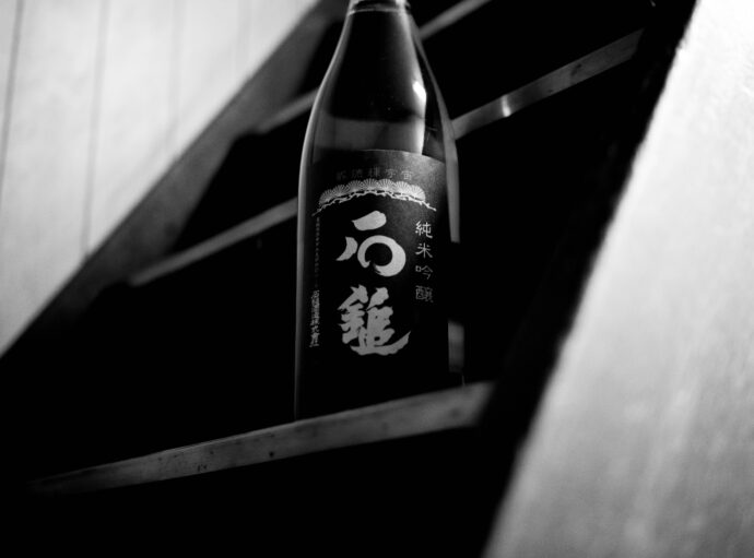 石鎚　ISHIZUCHI　イシヅチ　いしづち　純米吟醸　袋吊り雫取り中汲み　火入れ　超限定品　希少品　レア　石鎚正宗　真精大吟醸　初　うぶ　山田錦　雄町　松山三井　ISHIZUCHI　春の酒　純米　究極の食中酒　全量火入れ処理　はるのさけ　産学官連携で新たに開発したオリジナル清酒用花酵母「愛媛さくらひめ酵母」を使用し、愛媛の歴史ある蔵元が地元の人たちに味わうきったけとして立ち上げたれた「えひめ香る地酒プロジェクト」。「愛媛の、愛媛による、愛媛のための」日本酒プロジェクト。その石鎚バージョン入荷です。
愛媛が誇る酒造好適米「しずく媛」を全量使用し、44％精米。愛媛さくらひめ酵母を使用。満開のさくらを想わせる可憐でピュアな香りと美しき味わい。
石鎚の極上のクオリティと透明感、落ち着きのある飲み飽きしない味わいを存分にご賞味ください。素敵な素敵なハルマンカイジュンダイですよ。夏吟　NATUGIN

石鎚酒造　いしづちしゅぞう　イシヅチシュゾウ　愛媛県西条市氷見丙402-3
食中に活きる酒造り　越智　伝統　箱麹造り　袋搾り　手洗い　JALファーストクラス採用実績　シルキー　スムース　口あたり　唯一無二　マニアック
（株）富屋酒店 かぶしきがいしゃ とみやさけてん カブシキガイシャ　トミヤサケテン TOMIYA SAKETEN 　愛知県名古屋市瑞穂区上坂町1-41-2　地酒屋　豊盃　HOUHAI ほうはい　ホーハイ　三浦酒造  MIURASHUZO日高見　ひたかみ　ヒタカミ HITAKAMI  平孝酒造　HIRAKOSHUZO 天の戸 アマノト　あまのと　AMANOTO　浅舞酒造 ASAMAISHUZO　飛露喜 HIROKISHUZOHONTEN　廣木酒造本店　HIROK　大那 DAINA　ダイナ　だいな　菊の里酒造　KIKUNOSATOSHUZO　旭興　KYOKUKO　きょくこう　キョクコウ　渡邉酒造　WATANABESHUZO　仙禽 SENKIN　せんきん　センキン（株）せんきん SENKIN鶴齢　カクレイ　かくれい KAKUREI　青木酒造　AOKISHUZO謙信 ケンシン　けんしん KENSHIN池田屋酒造 IKEDAYASHUZO 白岳仙 HAKUGAKUSEN　ハクガクセン　はくがくせん　安本酒造 YASUMOTOSHUZO 群馬泉 グンマイズミ　ぐんまいずみ 島岡酒造 SHIMAOKASHUZO  喜久醉 きくよい キクヨイKIKUYOI 青島酒造 AOSHIMASHUZO 長珍 ちょうちん　チョウチン長珍酒造CHOCHINSHUZO　みねたからみりん　峯寳 味醂　一子相伝 ミネタカラ　いっしそうでん　イッシソウデン　小笠原味醂 OGASAWARA MIRIN

瀧自慢　たきじまん　タキジマン　瀧自慢酒造　TAKIZIMANSHUZO　田光　TABIKA 早川酒造  HAYAKAWASHUZO　作　ZAKU ざく ザク 清水清三郎商店 SHIMIZUSEIZABUROSHOTEN  篠峯　櫛羅　しのみね　シノミネ　くじら　クジラ　千代酒造　CHIYOSHUZO　雑賀　さいか　サイカ　九重雑賀  KOKONOESAIKA　紀土　鶴梅　無量山　きっど　キッド　KID 　ツルウメ　つるうめ　TURUUME　ムリョウザン　むりょうざん　MURYOZAN　平和酒造　HEIWASHUZO　蒼空　そうくう　ソウクウ　SÔKÛ　藤岡酒造　HUJIOKASHUZO 　宝剣　HOUKEN  宝剣酒造　ほうけんしゅぞう　ホウケンシュゾウ　HOKENSHUZO　清酒竹鶴　小笹屋竹鶴　せいしゅたけつる　セイシュタケツル　おささやたけつる　オササヤタケツル　竹鶴酒造　TAKETURUSHUZO
石鎚　いしづち　イシヅチ　石鎚酒造　ISHIDUCHISHUZO　土佐しらぎく　とさしらぎく　トサシラギク　仙頭酒造場　せんとうしゅぞうじょう　SENDOSHUZOZYO
　
 ブルゴーニュワイン　BOURGOGNE  ボルドーワイン　BORDEAUXカリフォルニアワイン CALIFORNIA  シャンパーニュ  SHAMPAGNEアルザスワイン ALSACE ドイツワイン WEIN GERMAN WINE 専門店　ライカM11　ズミルックス50　レンズ　代表　上田豊二　　きき酒師　焼酎アドバイザー　シャンパーニュシュヴァリエ　堀田駅より徒歩10分　熱田神宮駅より徒歩10分
市バス　牛巻より徒歩３分　地下鉄堀田駅より徒歩１５分　名古屋高速堀田出口より車で２分　牛巻交差点より徒歩５分　レトロ街並み　瓦屋根　裏道　大通りより二本入る　CLASSIC CARクラッシックカー CLASSIC BIKE　クラッシックバイク INTERIA　インテリア　　FASHION　ファッション　MUSIC　音楽　LOVE　SAKE SHOP　酒屋
センス　クリエイト　おたく　　MANIAマニア MOVIE　映画　CINEMA シネマ　2024年春オープン予定 いいねタウン瑞穂 iiNE マルシェ内　グランクレア瑞穂 いいねタウン瑞穂  愛知県名古屋市瑞穂区宝田町四丁目2番、3番2　春敲町三丁目23番1（地番） 魚太郎　UOTARO MIZUHO うおたろう　ウオタロウ　なごやみずほてん　ナゴヤミズホテン　 名古屋瑞穂店  車で1分　徒歩5分　丸明 瑞穂店  MARUAKI MIZUHO　マルアキ ミズホテン　まるあき みずほてん　 徒歩10分　車3分　焼肉 美奈登  ヤキニクミナト　やきにくみなと YAKINIKU MINATO 車で2分　徒歩10分  どての品川　DOTENO SHINAGAWA　ドテノシナガワ　どてのしながわ　車で30秒　徒歩1分昇福亭　SHOHUKUTEI しょうふくてい　ショウフクテイ 街中華　マニア　大盛り　個性派  車で5分　徒歩15分  名店 近くにたくさんあり　堀田バンザイ　牛巻バンザイ　名古屋のへそ 極限の25％精米で挑んだ どこまでも澄んだ極上の味わいと快感を 「石鎚  ISHIDUCHI  ＜VANQUISH  ヴァンキッシュ＞  2023」春を彩る美しき香りと落ち着きのある大人ジュンギン 「石鎚  ISHIZUCHI  純米吟醸   ＜プリンセスミチコ  PRISSES MICHIKO＞ R5BY」磨きのかかった味わいと丁寧さと想いが全ての評価に繋がる 「石鎚  ISHIZUCHI   限定大吟醸  LIMITED DAIGINJO  斗瓶取り  ＜金賞受賞酒  GOLD MEDAL＞  2026」夏のスタミナ料理が盛り上がる  旨味と厚みが魅力「石鎚　ISHIZUCHI　純米　＜土用酒　DOYOUSAKE＞　R7BY」