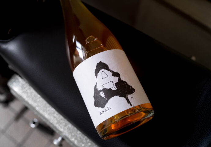 最高品質の甲州を世界へ ワイン それは人と自然の関わりによる表現である
KATUNUMA BREWERY KATUNUMA WINERY山梨県笛吹市一宮町塩田1720 SUSHI TENPURA 人々に感動を与えるワイナリーの創造
特約流通 東海地区唯一 名古屋正規特約店 希少 レア てんぷら
特約流通のみ販売 出汁 和食 マリアージュ 高級和食 鮨 寿司 天麩羅
ARUGA BRANCA ISEHARA(アルガブランカ)BARREL SERECTION T5 2021(バレル・セレクション T5 2021ヴィンテージ )ARUGA BRANCA ISEHARA(アルガブランカ イセハラ)MUGNUM SISE 1500ml 2020(マグナムサイズ 1500ml 2020ヴィンテージ )ARUGA BRANCA ISEHARA(アルガブランカ イセハラ)2016(2016 ヴィンテージ )ARUGA BRANCA ISEHARA(アルガブランカ イセハラ)2018(2018 ヴィンテージ )ARUGA BRANCA ISEHARA(アルガブランカ イセハラ)2019(2019 ヴィンテージ )
アルガブランカ クラレーザ ARUGABRANCA CLAREZA SURLIE
シュールリー アルガブランカ ヴィニャル イセハラ ARUGABRANCA
VINHAL ISSEHARA BARREL SERECTION バレル セレクション
全国5軒 酒販店 専門店 のみ 甲州 100% テロワール
甲州のグランクリュ
取り扱い 絶対的信頼関係 名古屋 トップ特約店 唯一無二 愛知
樽一本部のみの作品 30本 割り当て ARUGABRANCA PIPPA アルガブランカ ピッパ 樽醸造後6ヶ月 樽熟成2年 勝沼トンネルカーヴ
ARUGABRANCA BRILRANTE アルガブランカ
ブリリャンテ ARUGABRANCA DOCE アルガブランカ ドース
冷凍果汁
ARUGA RETIRO CATAVENTO アルガ レティーロ カタペント
ARUGA ALCACER 641 アルガ アルカサール マスカットベリーA
自社畑 ファースト セカンド
2018年 IWC 2018 アルガブランカ イセハラ2016 銀賞受賞 アルガブランカ ピッパ2015 銀賞受賞 アルガブランカクラレーザ2016 銀賞受賞
2012年 日本で飲もう最高のワイン アルガブランカイセハラ2011 国産ベストワイン ワイナリーツアー 富屋勝沼ワイナリーツアー 毎年 開催 15年以上 日本で唯一 レストラン風 KAZE 勝沼醸造直営飲食店
甲州は1300年以上の歴史を持つ日本固有のぶどう品種。 私たちの夢は、
この甲州ぶどうを用いたワインで世界中の人々を感動させることです。
原料となるぶどうの品種にこだわり、自らの手で栽培。ぶどうを絞る際にも、
ゆっくりと、ストレスをかけずに本来の個性の味わいを抽出していいきます。
すべてにおいて納得のいくワインづくり。そこから、最高の自信が生まれます。
アルガーノ ヌーヴォー 11月3日解禁 山梨ヌーヴォー アルガブランカ
シリーズ 甲州 マスカットベリーA コウシュウ KOUSHU 日本を代表
する 酒造好適葡萄 品種 透明感 クリア 飲みやすさ ライト ミディアム
勝沼醸造 株式会社 かつぬまじょうぞう カツヌマジョウゾウ スシ
テンプラ ADEGA VINICOLA D ARVGA たとえ一樽でも最高のものを。
代表取締役 有賀雄二 あるがゆうじ アルガユウジ ARUGA YUZI
最高品質の甲州を世界へ ワイン それは人と自然の関わりによる表現である
KATUNUMA BREWERY KATUNUMA WINERY山梨県笛吹市一宮町塩田1720 SUSHI TENPURA 人々に感動を与えるワイナリーの創造
特約流通 東海地区唯一 名古屋正規特約店 希少 レア てんぷら
特約流通のみ販売 出汁 和食 マリアージュ 高級和食 鮨 寿司 天麩羅
株式会社 富屋酒店 TOMIYA SAKETEN NAGOYA トミヤサケン
とみやさけてん 代表取締役 上田豊二 おたく マニア 高級飲食店専門取引
愛知県名古屋市瑞穂区上坂町1-41-2 特約店 特約流通 地酒 ワイン 専門店
クラッシックカー クラッシックバイク インテリア センス ファッション
音楽 ミュージック アート 80S マニア おたく ARUGA BRANCA ISEHARA(アルガブランカ イセハラ)BARREL SERECTION T5 2021(バレル・セレクション T5 2021ヴィンテージ )ARUGA BRANCA ISEHARA(アルガブランカ イセハラ)2016(2016 ヴィンテージ )
KATUNUMAWINERY BANSHODEN(勝沼醸造 番匠田葡萄園) CHARDONNEY 2002(シャルドネ 2002ヴィンテージ)甲州で挑む洗練された味わいのオ新たなレンジワインを。「アルガブランカ ARUGABRANCA <デンショウ DENSHO> 2022」
TOY’S FACTORY ADITAS M’R CHILDREN ミスター チルドレン 勝沼醸造 コラボ ナチュールワイン 甲州 醸造家 渡邊 にごり 発泡 超絶 飲みやすい 美しい DJ 自然派 独自流通 初の試み 白ワイン 赤ワイン トイズファクトリー 代表 といずふぁくとりー なちゅうーる ナチュールワイン 業界に一石を投じる KOUSHU NATURE 古欧州ナチュールワイン
(株)富屋酒店 かぶしきがいしゃ とみやさけてん カブシキガイシャ トミヤサケテン TOMIYA SAKETEN 愛知県名古屋市瑞穂区上坂町1-41-2 地酒屋 豊盃 HOUHAI ほうはい ホーハイ 三浦酒造 MIURASHUZO日高見 ひたかみ ヒタカミ HITAKAMI 平孝酒造 HIRAKOSHUZO 天の戸 アマノト あまのと AMANOTO 浅舞酒造 ASAMAISHUZO 飛露喜 HIROKISHUZOHONTEN 廣木酒造本店 HIROK 大那 DAINA ダイナ だいな 菊の里酒造 KIKUNOSATOSHUZO 旭興 KYOKUKO きょくこう キョクコウ 渡邉酒造 WATANABESHUZO 仙禽 SENKIN せんきん センキン(株)せんきん SENKIN鶴齢 カクレイ かくれい KAKUREI 青木酒造 AOKISHUZO謙信 ケンシン けんしん KENSHIN池田屋酒造 IKEDAYASHUZO 白岳仙 HAKUGAKUSEN ハクガクセン はくがくせん 安本酒造 YASUMOTOSHUZO 群馬泉 グンマイズミ ぐんまいずみ 島岡酒造 SHIMAOKASHUZO 喜久醉 きくよい キクヨイKIKUYOI 青島酒造 AOSHIMASHUZO 長珍 ちょうちん チョウチン長珍酒造CHOCHINSHUZO みねたからみりん 峯寳 味醂 一子相伝 ミネタカラ いっしそうでん イッシソウデン 小笠原味醂 OGASAWARA MIRIN
瀧自慢 たきじまん タキジマン 瀧自慢酒造 TAKIZIMANSHUZO 田光 TABIKA 早川酒造 HAYAKAWASHUZO 作 ZAKU ざく ザク 清水清三郎商店 SHIMIZUSEIZABUROSHOTEN 篠峯 櫛羅 しのみね シノミネ くじら クジラ 千代酒造 CHIYOSHUZO 雑賀 さいか サイカ 九重雑賀 KOKONOESAIKA 紀土 鶴梅 無量山 きっど キッド KID ツルウメ つるうめ TURUUME ムリョウザン むりょうざん MURYOZAN 平和酒造 HEIWASHUZO 蒼空 そうくう ソウクウ SÔKÛ 藤岡酒造 HUJIOKASHUZO 宝剣 HOUKEN 宝剣酒造 ほうけんしゅぞう ホウケンシュゾウ HOKENSHUZO 清酒竹鶴 小笹屋竹鶴 せいしゅたけつる セイシュタケツル おささやたけつる オササヤタケツル 竹鶴酒造 TAKETURUSHUZO
石鎚 いしづち イシヅチ 石鎚酒造 ISHIDUCHISHUZO 土佐しらぎく とさしらぎく トサシラギク 仙頭酒造場 せんとうしゅぞうじょう SENDOSHUZOZYO アルガブランカ ARUGABURANKA勝沼醸造 KATUNUMAJÔZÔ ドメーヌソガ ソガ・ペール・エ・フィス SOGA PELE ET FIS オブセワイナリー OBUSEWINERY ドメーヌタカヒコ DOMAINE TAKAHIKO クリサワブラン KURISAWA BLANC ナカザワワイナリー NAKAZAWA WINERY さつま寿 SATUMA KOTOBUKI 尾込商店 OGOME SHOTEN 蔵の師魂 KURANOSHIKON 小正醸造 KOMASA JÔZÔ 天狗櫻 TENGUSAKURA 白石酒蔵 SHIRAISHISHUZO しま千両 SHIMASENRYO 高崎酒蔵 TAKASAKISHUZO 杜氏潤平 TOJIJUNPEI 小玉醸造 KODAMAJOZO 赤鹿毛 青鹿毛 AKAKAGE AOKAGE 柳田酒蔵 YANAGIDASHUZO 舞香 MAIKA 泰明 TAIMEI 藤居醸造 HUZIIJÔZÔ 池の露 特酎天草 IKENOTUYU TOKUCHU AMAKUSA 壱乃醸 飛乃流 朝日 ICHINOJO HINORYU ASAHI 朝日酒造 ASAHISHUZO 龍宮 RYUGU 富田酒造場 TOMITASHUZOJO 鳥飼 TORIKAI 鳥飼酒造 TORIKAISHUZO 極楽 GOIKURAKU 林酒造場 HAYASHISHUZOJO 屋久の島大自然林 酔麦香 YAKUNOSHIMA DAISHIZENRIN SUIBASKUKA 本坊酒造 HONBOSHUZO
金峰 金峰荒蘆過 KINPO KINPOARAROKA 宇都酒造 UTOSHUZO 北谷長老 CHYATANCHÔRÔ 北谷酒造 CHYATANSHUZO 山原くいな YAMBARUKUINA やんばる酒造 YAMBARUSHUZO 2024年春オープン予定 いいねタウン瑞穂 iiNE マルシェ内 グランクレア瑞穂 いいねタウン瑞穂 愛知県名古屋市瑞穂区宝田町四丁目2番、3番2 春敲町三丁目23番1(地番) 魚太郎 UOTARO MIZUHO うおたろう ウオタロウ なごやみずほてん ナゴヤミズホテン 名古屋瑞穂店 車で1分 徒歩5分 丸明 瑞穂店 MARUAKI MIZUHO マルアキ ミズホテン まるあき みずほてん 徒歩10分 車3分 焼肉 美奈登 ヤキニクミナト やきにくみなと YAKINIKU MINATO 車で2分 徒歩10分 どての品川 DOTENO SHINAGAWA ドテノシナガワ どてのしながわ 車で30秒 徒歩1分昇福亭 SHOHUKUTEI しょうふくてい ショウフクテイ 街中華 マニア 大盛り 個性派 車で5分 徒歩15分 名店 近くにたくさんあり 堀田バンザイ 牛巻バンザイ 名古屋のへそ ASAP(エーサップ) MELROT NATURE メルローナチュール 赤
ASAP(エーサップ) ORANGE NATURE オレンジ ナチュール