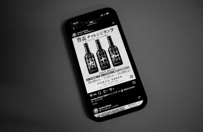 豊盃 純米しぼりたて 直汲み 無濾過生原酒 純米大吟醸 つるし酒
限定品 限定流通 桐箱入り 高級 地元 商談 必須 希少品 レア
三浦酒造 株式会社 青森 弘前 大磐山 伏流水 自社精米 ん 花筏
みうらしゅぞう ほうはい MIURASHYUZO HOUHAI にごり生酒
旨辛口 ドライ 辛いけど辛くない 豊盃流 定義の回答
発泡注意 活性にごり酒 ガス感 720mlサイズ展開 冬季限定
レインボーラベル 豊盃米39%精米 弘前産契約栽培米 唯一無二
PATISSERIE酒 パティスリー酒 甘口酒 もう一度飲みたい豊盃
アンケート 人気ランキング 堂々一位 再チャレンジタンク
青森県弘前市出身のアーティスト「GOMA」(小玉倫也)さん
GOMAさんには二つの障がいがあります。 HANAIKADA
一つは文字を読むことが困難な「ディスレクシア」 はないかだ
文字は図形に見えると言います。華想い 無濾過生酒 はなおもい
一文字ずつ指でなぞって読むとなんとか読めますが、
少し文字から離れると、象形文字のように分解して見えます。
そしてもうひとつがADHD(注意欠如多動症)。
周囲になじめず何となく周囲の街を油性ペンを使って
白黒の絵を描きはじめましたのが始まりです。
弘前市で保育士として3年勤務し、その後秋田公立美術工芸短期大学に入学。
入学後、すぐ頭角を現し、アメリカ・マイアミより招待を受け渡米。
帰国後はライブアートや展示会の依頼が殺到し、全国を飛び回る。
卒業後本格的にアーティスト活動を開始。有名企業とのコラボレーションや、
TV出演、海外などでのライブアートを行う。2015年には
JAPAN EXPO PARISにアーティストとして出演しライブアートを行う。
その大胆かつ繊細な画風からクレイジーモンスターと呼ばれる。2022年GOMA
(青森県七戸町)個人大規模展覧会開催。すかいらーくグループとコラボ。
テレビ出演 世界の果てまでイッテQ「エンターテイナー手越」スプレーアー
(日本テレビ 一滴の向こう側「僕は文字が読めないアーティスト」(BSフジ)
ドキュメント「GOMAが生まれた理由(わけ)文字が読めないアーティスト」(森放送)青森県弘前市大字石渡5丁目1番地1 ダンチュウ 三浦兄弟 地元人気「次世代の十四代はこれだ」 選出 優勝 弘前城 限定酒 地元愛 豊盃米 華吹雪 55%精米 唯一無二酒米 青森産 MADE-IN-AOMORIHIROSAKI 入手困難 名古屋唯一 当店看板蔵元 大人気 魚介最適純米酒株式会社富屋酒店 TOMIYA SAKETEN NAGOYA カブシキカイシャトミヤサケテン 愛知県名古屋市瑞穂区上坂町1-41-2 特約店 特約流通 地酒 ワイン 専門店ライカM11 ズミルックス50 レンズ
特等豊盃米の最高のポテンシャルに刮目。「豊盃 HOUHAI 純米大吟醸 <米米ラベル MAIMAI LABEL> 2023」
大画師 曽我篤 ソガアツシ そがあつし SOGA ATUSHI 2012年、セール中のカリグラフィーペン購入をきっかけにカリグラファーの独学を始める。2017年、第46回国債書道連盟店で受賞したことをきっかけにカリグラファーとして本格活動開始、世界中の様々な文字を用いた創作活動を行う。2020年のコロナ渦中、手書き文字による絵画的表現を試行錯誤の末に習得、その表現方法で制作された作品を「文画」と命名(登録商標番号6690406)、様々な文画の制作を精力的に行っている。青森県西目屋村生まれ、東京在住。しっかりと本来の熟がのった<TOMIYA ORIGINAL>アキノサケ。「豊盃 HOUHAI 純米吟醸 <月秋 GESHHYU> 2023」フレッシュさ満載で今期一番ノリの直汲みシンシュ 「豊盃 HOUHAI 純米吟醸 豊盃米 <直汲み 無濾過生原酒 UNFILTERED SAKE> 2023」特に鮮度バツグンな魚介LOVERにはたまらない逸品 (株)富屋酒店 かぶしきがいしゃ とみやさけてん カブシキガイシャ トミヤサケテン TOMIYA SAKETEN 愛知県名古屋市瑞穂区上坂町1-41-2 地酒屋 豊盃 HOUHAI ほうはい ホーハイ 三浦酒造 MIURASHUZO日高見 ひたかみ ヒタカミ HITAKAMI 平孝酒造 HIRAKOSHUZO 天の戸 アマノト あまのと AMANOTO 浅舞酒造 ASAMAISHUZO 大那 DAINA ダイナ だいな 菊の里酒造 KIKUNOSATOSHUZO 旭興 KYOKUKO きょくこう キョクコウ 渡邉酒造 WATANABESHUZO 仙禽 SENKIN せんきん センキン(株)せんきん SENKIN鶴齢 カクレイ かくれい KAKUREI 青木酒造 AOKISHUZO謙信 ケンシン けんしん KENSHIN池田屋酒造 IKEDAYASHUZO 白岳仙 HAKUGAKUSEN ハクガクセン はくがくせん 安本酒造 YASUMOTOSHUZO 群馬泉 グンマイズミ ぐんまいずみ 島岡酒造 SHIMAOKASHUZO 喜久醉 きくよい キクヨイKIKUYOI 青島酒造 AOSHIMASHUZO 長珍 ちょうちん チョウチン長珍酒造CHOCHINSHUZO みねたからみりん 峯寳 味醂 一子相伝 ミネタカラ いっしそうでん イッシソウデン 小笠原味醂 OGASAWARA MIRIN
瀧自慢 たきじまん タキジマン 瀧自慢酒造 TAKIZIMANSHUZO 田光 TABIKA 早川酒造 HAYAKAWASHUZO 作 ZAKU ざく ザク 清水清三郎商店 SHIMIZUSEIZABUROSHOTEN 篠峯 櫛羅 しのみね シノミネ くじら クジラ 千代酒造 CHIYOSHUZO 雑賀 さいか サイカ 九重雑賀 KOKONOESAIKA 紀土 鶴梅 無量山 きっど キッド KID ツルウメ つるうめ TURUUME ムリョウザン むりょうざん MURYOZAN 平和酒造 HEIWASHUZO 蒼空 そうくう ソウクウ SÔKÛ 藤岡酒造 HUJIOKASHUZO 宝剣 HOUKEN 宝剣酒造 ほうけんしゅぞう ホウケンシュゾウ HOKENSHUZO 清酒竹鶴 小笹屋竹鶴 せいしゅたけつる セイシュタケツル おささやたけつる オササヤタケツル 竹鶴酒造 TAKETURUSHUZO
石鎚 いしづち イシヅチ 石鎚酒造 ISHIDUCHISHUZO 土佐しらぎく とさしらぎく トサシラギク 仙頭酒造場 せんとうしゅぞうじょう SENDOSHUZOZYO
ブルゴーニュワイン BOURGOGNE ボルドーワイン BORDEAUXカリフォルニアワイン CALIFORNIA シャンパーニュ SHAMPAGNEアルザスワイン ALSACE ドイツワイン WEIN GERMAN WINE 専門店 ライカM11 ズミルックス50 レンズ 代表 上田豊二 きき酒師 焼酎アドバイザー シャンパーニュシュヴァリエ 堀田駅より徒歩10分 熱田神宮駅より徒歩10分
市バス 牛巻より徒歩3分 地下鉄堀田駅より徒歩15分 名古屋高速堀田出口より車で2分 牛巻交差点より徒歩5分 レトロ街並み 瓦屋根 裏道 大通りより二本入る CLASSIC CARクラッシックカー CLASSIC BIKE クラッシックバイク INTERIA インテリア FASHION ファッション MUSIC 音楽 LOVE SAKE SHOP 酒屋
センス クリエイト おたく MANIAマニア MOVIE 映画 CINEMA シネマ 2024年春オープン予定 いいねタウン瑞穂 iiNE マルシェ内 グランクレア瑞穂 いいねタウン瑞穂 愛知県名古屋市瑞穂区宝田町四丁目2番、3番2 春敲町三丁目23番1(地番) 魚太郎 UOTARO MIZUHO うおたろう ウオタロウ なごやみずほてん ナゴヤミズホテン 名古屋瑞穂店 車で1分 徒歩5分 丸明 瑞穂店 MARUAKI MIZUHO マルアキ ミズホテン まるあき みずほてん 徒歩10分 車3分 焼肉 美奈登 ヤキニクミナト やきにくみなと YAKINIKU MINATO 車で2分 徒歩10分 どての品川 DOTENO SHINAGAWA ドテノシナガワ どてのしながわ 車で30秒 徒歩1分昇福亭 SHOHUKUTEI しょうふくてい ショウフクテイ 街中華 マニア 大盛り 個性派 車で5分 徒歩15分 名店 近くにたくさんあり 堀田バンザイ 牛巻バンザイ 名古屋のへそ 弘前の文化を愛おしみながら味わう品格と艶感溢れる味わいを「豊盃 HOUHAI 純米大吟醸 <こぎん刺し ラベル KOFGINSASHI> 2023」今年も極上の『旨し』を引っさげ名古屋に降臨 「豊盃 HOUHAI <純米しぼりたて SHIBORITATE> 無濾過生原酒 R5BY」ゲンキハツラツ 今年も弾けるカッセイニゴリ 「豊盃 HOUHAI 特別純米 <にごり生酒 SNOW> R5BY」華想いの究極の味わいをこの年末年始 存分に 「豊盃 HOUHAI 純米大吟醸 <華想い30 HANAOMOI> 2023」怪しげな輝くが至福の感動の味わいを呼び覚ます「豊盃 HOUHAI 純米大吟醸 <REINBOW レインボーボトル> 生酒 R5BY」怪しげな輝きが至福の感動の味わいを呼び覚ます「豊盃 HOUHAI 純米大吟醸 <REINBOW レインボーボトル> 生酒 R5BY」カメノヲの個性を 爽快にシャープに味わう弾ける活性にごり酒 「豊盃 HOUHAI 純米 <亀の尾 KAMENO O> 活性にごり酒 R5BY」「もう一度飲みたい豊盃リクエスト」堂々一位作品の作品に再々チャレンジ 日本酒の新たな可能性を示唆する心躍る大人のデザート酒 『豊盃 PATISSRIE酒(デザート甘口酒) パティスリー酒 再々チャレンジタンク R5BY』豊盃流 春の弘前公園に咲きみだれる桜のように美しき味わい 「豊盃 HOUHAI 純米吟醸 <花筏 HANAIKADA> R5BY」熟成により さらに豊かに膨らんだ旨味を存分に味わいたい「豊盃 HOUHAI <純米しぼりたて SHIBORITATE> 無濾過生原酒 R5BY 【半年熟成バージョン】」発売開始いたします華やかさと味わいのバランスと耐久性の高さが超絶魅力の定番酒 「豊盃 HOUHAI 純米吟醸 <豊盃米55 HOUHAIMAI 55>豊盃節サクレツ 今期のお蔵の想いが一杯詰まったナマサケ「豊盃 HOUHAI 純米吟醸 生酒 R8BY」今年のチャレンジタンクは酵母飲み比べシリーズ!「豊盃 HOUHAI チャレンジタンク CHALLENGE TANK <協会9号&10号&11号酵母セット>」