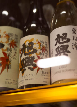 一気に冷え込む晩秋を楽しむ艶感満点の作品  「旭興　KYOKUKO　＜晩秋の純米吟醸　LATE AUTUMN  JUNMAIGINJO＞  R7BY」入荷
