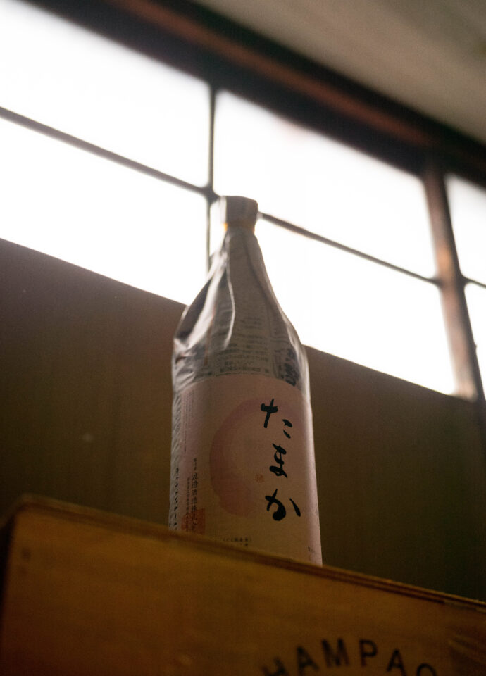 渡邉酒造 わたなべしゅうぞう ワタナベシュゾウ 袋搾り 無加圧 直汲み
栃木県大田原市須佐木七九七-一 旭興 きょくこう キョクコウ KYOKKO
地酒 名古屋特約店 唯一 たまか ピンク ブルー 生酛造り 伝統 酒造り 特別純米 純米吟醸 生酛純米吟醸 協会6号酵母 しんぶんし 包装 希少品
山田錦 雄町 夢ささら 愛山 ひとごこち 貴醸酒 貴醸酒スパークリング
TOMIYAORIGINAL 富屋オリジナル トミヤオリジナル SPECIAL 辛口純米
純米吟醸 雄町 磨き五割 特別本醸造生 たまか 赤 青 ぬる燗 旨し 職人
チャーミングな透明感溢れる<ひとごこち>の味わいを 「旭興 KYOKUKO 特別純米 おりがらみ <ひとごこち HITOGKOCHI> 直汲み無濾過生原酒 R5BY」(株)富屋酒店 かぶしきがいしゃ とみやさけてん カブシキガイシャ トミヤサケテン TOMIYA SAKETEN 愛知県名古屋市瑞穂区上坂町1-41-2 地酒屋 豊盃 HOUHAI ほうはい ホーハイ 三浦酒造 MIURASHUZO日高見 ひたかみ ヒタカミ HITAKAMI 平孝酒造 HIRAKOSHUZO 天の戸 アマノト あまのと AMANOTO 浅舞酒造 ASAMAISHUZO 飛露喜 HIROKISHUZOHONTEN 廣木酒造本店 HIROK 大那 DAINA ダイナ だいな 菊の里酒造 KIKUNOSATOSHUZO 旭興 KYOKUKO きょくこう キョクコウ 渡邉酒造 WATANABESHUZO 仙禽 SENKIN せんきん センキン(株)せんきん SENKIN鶴齢 カクレイ かくれい KAKUREI 青木酒造 AOKISHUZO謙信 ケンシン けんしん KENSHIN池田屋酒造 IKEDAYASHUZO 白岳仙 HAKUGAKUSEN ハクガクセン はくがくせん 安本酒造 YASUMOTOSHUZO 群馬泉 グンマイズミ ぐんまいずみ 島岡酒造 SHIMAOKASHUZO 喜久醉 きくよい キクヨイKIKUYOI 青島酒造 AOSHIMASHUZO 長珍 ちょうちん チョウチン長珍酒造CHOCHINSHUZO みねたからみりん 峯寳 味醂 一子相伝 ミネタカラ いっしそうでん イッシソウデン 小笠原味醂 OGASAWARA MIRIN
瀧自慢 たきじまん タキジマン 瀧自慢酒造 TAKIZIMANSHUZO 田光 TABIKA 早川酒造 HAYAKAWASHUZO 作 ZAKU ざく ザク 清水清三郎商店 SHIMIZUSEIZABUROSHOTEN 篠峯 櫛羅 しのみね シノミネ くじら クジラ 千代酒造 CHIYOSHUZO 雑賀 さいか サイカ 九重雑賀 KOKONOESAIKA 紀土 鶴梅 無量山 きっど キッド KID ツルウメ つるうめ TURUUME ムリョウザン むりょうざん MURYOZAN 平和酒造 HEIWASHUZO 蒼空 そうくう ソウクウ SÔKÛ 藤岡酒造 HUJIOKASHUZO 宝剣 HOUKEN 宝剣酒造 ほうけんしゅぞう ホウケンシュゾウ HOKENSHUZO 清酒竹鶴 小笹屋竹鶴 せいしゅたけつる セイシュタケツル おささやたけつる オササヤタケツル 竹鶴酒造 TAKETURUSHUZO
石鎚 いしづち イシヅチ 石鎚酒造 ISHIDUCHISHUZO 土佐しらぎく とさしらぎく トサシラギク 仙頭酒造場 せんとうしゅぞうじょう SENDOSHUZOZYO アルガブランカ ARUGABURANKA勝沼醸造 KATUNUMAJÔZÔ ドメーヌソガ ソガ・ペール・エ・フィス SOGA PELE ET FIS オブセワイナリー OBUSEWINERY ドメーヌタカヒコ DOMAINE TAKAHIKO クリサワブラン KURISAWA BLANC ナカザワワイナリー NAKAZAWA WINERY さつま寿 SATUMA KOTOBUKI 尾込商店 OGOME SHOTEN 蔵の師魂 KURANOSHIKON 小正醸造 KOMASA JÔZÔ 天狗櫻 TENGUSAKURA 白石酒蔵 SHIRAISHISHUZO しま千両 SHIMASENRYO 高崎酒蔵 TAKASAKISHUZO 杜氏潤平 TOJIJUNPEI 小玉醸造 KODAMAJOZO 赤鹿毛 青鹿毛 AKAKAGE AOKAGE 柳田酒蔵 YANAGIDASHUZO 舞香 MAIKA 泰明 TAIMEI 藤居醸造 HUZIIJÔZÔ 池の露 特酎天草 IKENOTUYU TOKUCHU AMAKUSA 壱乃醸 飛乃流 朝日 ICHINOJO HINORYU ASAHI 朝日酒造 ASAHISHUZO 龍宮 RYUGU 富田酒造場 TOMITASHUZOJO 鳥飼 TORIKAI 鳥飼酒造 TORIKAISHUZO 極楽 GOIKURAKU 林酒造場 HAYASHISHUZOJO 屋久の島大自然林 酔麦香 YAKUNOSHIMA DAISHIZENRIN SUIBASKUKA 本坊酒造 HONBOSHUZO
金峰 金峰荒蘆過 KINPO KINPOARAROKA 宇都酒造 UTOSHUZO 北谷長老 CHYATANCHÔRÔ 北谷酒造 CHYATANSHUZO 山原くいな YAMBARUKUINA やんばる酒造 YAMBARUSHUZO 2024年春オープン予定 いいねタウン瑞穂 iiNE マルシェ内 グランクレア瑞穂 いいねタウン瑞穂 愛知県名古屋市瑞穂区宝田町四丁目2番、3番2 春敲町三丁目23番1(地番) 魚太郎 UOTARO MIZUHO うおたろう ウオタロウ なごやみずほてん ナゴヤミズホテン 名古屋瑞穂店 車で1分 徒歩5分 丸明 瑞穂店 MARUAKI MIZUHO マルアキ ミズホテン まるあき みずほてん 徒歩10分 車3分 焼肉 美奈登 ヤキニクミナト やきにくみなと YAKINIKU MINATO 車で2分 徒歩10分 どての品川 DOTENO SHINAGAWA ドテノシナガワ どてのしながわ 車で30秒 徒歩1分昇福亭 SHOHUKUTEI しょうふくてい ショウフクテイ 街中華 マニア 大盛り 個性派 車で5分 徒歩15分 名店 近くにたくさんあり 堀田バンザイ 牛巻バンザイ 名古屋のへそスペックをはるかに超えた感動のスーパー本醸造 「旭興 KYOKUKO <しぼりたて本醸造 HONJOZO> 無濾過生原酒 R5BY」
<夢ささら>の爽やかな味わいを直汲みのフレッシュさでさらに増幅 「旭興 KYOKKO 純米吟醸 直汲み <夢ささら YUMESASARA> 無濾過生原酒」日本酒の可能性をさらに感じさせる実験的な作品 その味わいはまさに唯一無二 「旭興 KYOKUKO 樫樽熟成 生酛99%精米 <ROSSO> 2023」新鮮なイチゴをほうばっているかの如く心地よき甘味と酸味が超絶旨し 「旭興 KYOKUKO 貴醸酒 KIJOSHU <百> にごり無濾過生原酒 R5BY豊かな雄町のふくよかさと艶感が極上に広がるジュンギン「旭興 KYOKKO 純米吟醸 <雄町 OMACHI> 無濾過生原酒 R5BYタンク直汲みのフレッシュさをそのままに【TOMIYA SPECIALSPECIALSPECIAL MODEL】「旭興 KYOKKO 辛口純米 SUPERDRY JUNMAI <直汲み 無濾過生原酒> R5BY」美しき香りと艶感たっぷり 丁寧さと大自然の清らかさが生み出すスーパー無加圧SAKE 「旭興 KYOKKO 純米吟醸 山田錦 <無加圧 生酒 NO PRESSURE> R5BY」純米と純米吟醸のオリを重ねた立体感溢れる味わい 「旭興 KYOKUKO 特別純米 <重ね滓 DOUBLE SEDIMENT ORI2> 生酒 R7BY」
